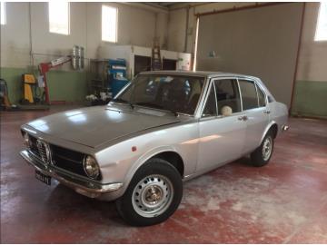 Veicolo immatricolato nel 1976, meccanica perfettamente funzionante, vettura marciante, interni perfetti, carrozzeria da rivedere in quanto la vernice è ancora quella originale. Veicolo immatricolato nel 1976, meccanica perfettamente funzionante, vettura marciante, interni perfetti, carrozzeria da rivedere in quanto la vernice è ancora quella originale.