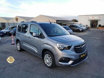 OPEL COMBO 1.5 TURBO D
** Immatricolato come AUTOCARRO **
*** Prezzo Promo finanziamento 10.900 + Iva = 13.300Euro - prezzo Listino 11.900 + Iva = 14.500euro. ***
Immatricolata 2019, 1499cc, 139.400 Km, 100Cv 75Kw, 5posti 5porte, Euro6D-TEMP.
Con: Motore a 4 cilindri in linea, cambio manuale a 5 rapporti, computer
di bordo, ABS, ASR, AFU ed ESP (include Hill Assist), Airbag, volante
regolabile in altezza e profondità con comandi al volante, vetri
elettrici, Cruise Control con limitatore di velocità, fendinebbia,
Radio con DAB, schermo Touchscreen da 8 Connettività Bluetooth,
1 presa USB, Luci diurne a Led, Specchietti paraurti anteriori e
posteriore in tinta carrozzeria, Sistema di monitoraggio pressione
pneumatici TPMS, Vetri in 2 e 3 fila oscurati, sensori di
parcheggio posteriori, cerchi da 16”, griglia divisoria 3
fila.
Il prezzo proposto di euro 10.900,00euro + IVA è legato alla promozione web che prevede un acquisto tramite finanziamento di intero importo. Info in sede.
Il prezzo senza promo è di euro 11.900,00 + IVA.
Rimangono sempre esclusi i costi :
-del passaggio di proprietà pari ad euro 550,00 Ivato.
-messa su strada pari ad euro 400,00 Ivato che include l'attivazione della garanzia di 12 mesi completa, controlli e/o tagliando completo preconsegna all'occorrenza (olio,filtro olio, filtro aria e tutti i componenti necessari al ripristino ivi compresi kit distribuzione), igienizzazione interni, kit ruota di scorta o kit gonfiaggio, 12 mesi di garanzia estendibili a 24/36mesi in base al veicolo e copre i componenti non soggetti ad usura (dettagli in sede).
Il prezzo del veicolo pubblicizzato è stato calcolato utilizzando tutte le campagne commerciali a disposizione.
I NOSTRI SERVIZI :
-Acquisto diretto con pagamento immediato
-conto vendita
-vendita auto, moto e scooter usati e garantiti
-vendita veicoli d'epoca
-permuta auto con moto e viceversa
-noleggio breve e lungo termine
-finanziamenti personalizzati (rata costante,mini e maxi rate, leasing)
-assistenza post-vendita con società di garanzie e officine partner
-assicurazioni
-consulenze e stime per acquisti tra privati
VISITA il nostro sito internet: automotousateroma.it oppure scarica la nostra App: automotousateroma dall' Apple store o Play store per restare aggiornato sui nostri ultimi arrivi.
VIENI A TROVARCI PER VEDERE DAL VIVO QUESTO VEICOLO :
Auto Moto Usate Roma s.r.l.Via Appia Nuova 23, 00047, Marino (RM) (adiacente Sorelle Ramonda)
HAI UNA PERMUTA?
compila il form sull'App o nel nostro sito automotousateroma.it
oppure inviaci foto e descrizione (modello anno km motore ...)
al nostro numero whatsapp : Cell. 351-4646876 o e-mail : info@automotousateroma.it
La Auto Moto Usate Roma Srl declina ogni responsabilità per eventuali involontarie incongruenze che non rappresentano in alcun modo un impegno contrattuale e invitano i clienti a verificare sempre dal vivo la correttezza dei dati che potrebbero non coincidere con l’effettivo equipaggiamento del veicolo.
OPEL COMBO 1.5 TURBO D
** Immatricolato come AUTOCARRO **
*** Prezzo Promo finanziamento 10.900 + Iva = 13.300Euro - prezzo Listino 11.900 + Iva = 14.500euro. ***
Immatricolata 2019, 1499cc, 139.400 Km, 100Cv 75Kw, 5posti 5porte, Euro6D-TEMP.
Con: Motore a 4 cilindri in linea, cambio manuale a 5 rapporti, computer
di bordo, ABS, ASR, AFU ed ESP (include Hill Assist), Airbag, volante
regolabile in altezza e profondità con comandi al volante, vetri
elettrici, Cruise Control con limitatore di velocità, fendinebbia,
Radio con DAB, schermo Touchscreen da 8 Connettività Bluetooth,
1 presa USB, Luci diurne a Led, Specchietti paraurti anteriori e
posteriore in tinta carrozzeria, Sistema di monitoraggio pressione
pneumatici TPMS, Vetri in 2 e 3 fila oscurati, sensori di
parcheggio posteriori, cerchi da 16”, griglia divisoria 3
fila.
Il prezzo proposto di euro 10.900,00euro + IVA è legato alla promozione web che prevede un acquisto tramite finanziamento di intero importo. Info in sede.
Il prezzo senza promo è di euro 11.900,00 + IVA.
Rimangono sempre esclusi i costi :
-del passaggio di proprietà pari ad euro 550,00 Ivato.
-messa su strada pari ad euro 400,00 Ivato che include l'attivazione della garanzia di 12 mesi completa, controlli e/o tagliando completo preconsegna all'occorrenza (olio,filtro olio, filtro aria e tutti i componenti necessari al ripristino ivi compresi kit distribuzione), igienizzazione interni, kit ruota di scorta o kit gonfiaggio, 12 mesi di garanzia estendibili a 24/36mesi in base al veicolo e copre i componenti non soggetti ad usura (dettagli in sede).
Il prezzo del veicolo pubblicizzato è stato calcolato utilizzando tutte le campagne commerciali a disposizione.
I NOSTRI SERVIZI :
-Acquisto diretto con pagamento immediato
-conto vendita
-vendita auto, moto e scooter usati e garantiti
-vendita veicoli d'epoca
-permuta auto con moto e viceversa
-noleggio breve e lungo termine
-finanziamenti personalizzati (rata costante,mini e maxi rate, leasing)
-assistenza post-vendita con società di garanzie e officine partner
-assicurazioni
-consulenze e stime per acquisti tra privati
VISITA il nostro sito internet: automotousateroma.it oppure scarica la nostra App: automotousateroma dall' Apple store o Play store per restare aggiornato sui nostri ultimi arrivi.
VIENI A TROVARCI PER VEDERE DAL VIVO QUESTO VEICOLO :
Auto Moto Usate Roma s.r.l.Via Appia Nuova 23, 00047, Marino (RM) (adiacente Sorelle Ramonda)
HAI UNA PERMUTA?
compila il form sull'App o nel nostro sito automotousateroma.it
oppure inviaci foto e descrizione (modello anno km motore ...)
al nostro numero whatsapp : Cell. 351-4646876 o e-mail : info@automotousateroma.it
La Auto Moto Usate Roma Srl declina ogni responsabilità per eventuali involontarie incongruenze che non rappresentano in alcun modo un impegno contrattuale e invitano i clienti a verificare sempre dal vivo la correttezza dei dati che potrebbero non coincidere con l’effettivo equipaggiamento del veicolo.