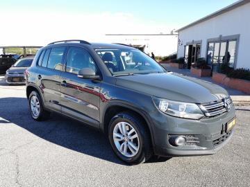 VOLKSWAGEN TIGUAN 2.0 TDI Sport Style BlueMotion Technology.
Immatricolazione 06 2016, 1968cc, 110cv 81kw, 222.000km, Euro6B,
5porte 5posti.
** Veicolo guidabile da Neopatentati in base al nuovo decreto **
Con: Motorre a 4 cilindri, cambio manuale a 6 rapporti,
immobilizer, computer di bordo, display TFT multifunzione a colori,
climatizzatore, volante in pelle multifunzione, Radio cd-mp3-aux,
freno a mano elettrico, finestrini e specchietti elettrici,chiusura
centralizzata con telecomando, bracciolo, fendinebbia, volante
regolabile, sensore pioggia, sensori parcheggio posteriori, airbag,
cerchi in lega da 16 , isofix, ESC ABS, ASR, EDS, MSR.
Il prezzo proposto di euro 8.900,00euro è legato alla promozione web che prevede un acquisto tramite finanziamento di intero importo. Info in sede.
Il prezzo senza promo è di euro 10.500,00.
Rimangono sempre esclusi i costi :
-del passaggio di proprietà pari ad euro 500,00.
-messa su strada pari ad euro 500,00 che include l'attivazione della garanzia di 12 mesi completa, controlli e/o tagliando completo preconsegna all'occorrenza (olio,filtro olio, filtro aria e tutti i componenti necessari al ripristino ivi compresi kit distribuzione), igienizzazione interni, kit ruota di scorta o kit gonfiaggio, 12 mesi di garanzia estendibili a 24/36mesi in base al veicolo e copre i componenti non soggetti ad usura (dettagli in sede).
Il prezzo del veicolo pubblicizzato è stato calcolato utilizzando tutte le campagne commerciali a disposizione.
*************
I NOSTRI SERVIZI :
-Acquisto diretto con pagamento immediato
-conto vendita
-vendita auto, moto e scooter usati e garantiti
-vendita veicoli d'epoca
-permuta auto con moto e viceversa
-noleggio breve e lungo termine
-finanziamenti personalizzati (rata costante,mini e maxi rate, leasing)
-assistenza post-vendita con società di garanzie e officine partner
-assicurazioni
-consulenze e stime per acquisti tra privati
VISITA il nostro sito internet: automotousateroma.it oppure scarica la nostra App: automotousateroma dall' Apple store o Play store per restare aggiornato sui nostri ultimi arrivi.
VIENI A TROVARCI PER VEDERE DAL VIVO QUESTO VEICOLO :
Auto Moto Usate Roma s.r.l.Via Appia Nuova 23, 00047, Marino (RM) (adiacente Sorelle Ramonda)
*************
HAI UNA PERMUTA?
compila il form sull'App o nel nostro sito automotousateroma.it
oppure inviaci foto e descrizione (modello anno km motore ...)
al nostro numero whatsapp : Cell. 351-4646876 o e-mail : info@automotousateroma.it
*************
La Auto Moto Usate Roma Srl declina ogni responsabilità per eventuali involontarie incongruenze che non rappresentano in alcun modo un impegno contrattuale e invitano i clienti a verificare sempre dal vivo la correttezza dei dati che potrebbero non coincidere con l’effettivo equipaggiamento del veicolo spesso dovuto alla incompatibilità dei dati trasmessi sulle varie piattaforme web. VOLKSWAGEN TIGUAN 2.0 TDI Sport Style BlueMotion Technology.
Immatricolazione 06 2016, 1968cc, 110cv 81kw, 222.000km, Euro6B,
5porte 5posti.
** Veicolo guidabile da Neopatentati in base al nuovo decreto **
Con: Motorre a 4 cilindri, cambio manuale a 6 rapporti,
immobilizer, computer di bordo, display TFT multifunzione a colori,
climatizzatore, volante in pelle multifunzione, Radio cd-mp3-aux,
freno a mano elettrico, finestrini e specchietti elettrici,chiusura
centralizzata con telecomando, bracciolo, fendinebbia, volante
regolabile, sensore pioggia, sensori parcheggio posteriori, airbag,
cerchi in lega da 16 , isofix, ESC ABS, ASR, EDS, MSR.
Il prezzo proposto di euro 8.900,00euro è legato alla promozione web che prevede un acquisto tramite finanziamento di intero importo. Info in sede.
Il prezzo senza promo è di euro 10.500,00.
Rimangono sempre esclusi i costi :
-del passaggio di proprietà pari ad euro 500,00.
-messa su strada pari ad euro 500,00 che include l'attivazione della garanzia di 12 mesi completa, controlli e/o tagliando completo preconsegna all'occorrenza (olio,filtro olio, filtro aria e tutti i componenti necessari al ripristino ivi compresi kit distribuzione), igienizzazione interni, kit ruota di scorta o kit gonfiaggio, 12 mesi di garanzia estendibili a 24/36mesi in base al veicolo e copre i componenti non soggetti ad usura (dettagli in sede).
Il prezzo del veicolo pubblicizzato è stato calcolato utilizzando tutte le campagne commerciali a disposizione.
*************
I NOSTRI SERVIZI :
-Acquisto diretto con pagamento immediato
-conto vendita
-vendita auto, moto e scooter usati e garantiti
-vendita veicoli d'epoca
-permuta auto con moto e viceversa
-noleggio breve e lungo termine
-finanziamenti personalizzati (rata costante,mini e maxi rate, leasing)
-assistenza post-vendita con società di garanzie e officine partner
-assicurazioni
-consulenze e stime per acquisti tra privati
VISITA il nostro sito internet: automotousateroma.it oppure scarica la nostra App: automotousateroma dall' Apple store o Play store per restare aggiornato sui nostri ultimi arrivi.
VIENI A TROVARCI PER VEDERE DAL VIVO QUESTO VEICOLO :
Auto Moto Usate Roma s.r.l.Via Appia Nuova 23, 00047, Marino (RM) (adiacente Sorelle Ramonda)
*************
HAI UNA PERMUTA?
compila il form sull'App o nel nostro sito automotousateroma.it
oppure inviaci foto e descrizione (modello anno km motore ...)
al nostro numero whatsapp : Cell. 351-4646876 o e-mail : info@automotousateroma.it
*************
La Auto Moto Usate Roma Srl declina ogni responsabilità per eventuali involontarie incongruenze che non rappresentano in alcun modo un impegno contrattuale e invitano i clienti a verificare sempre dal vivo la correttezza dei dati che potrebbero non coincidere con l’effettivo equipaggiamento del veicolo spesso dovuto alla incompatibilità dei dati trasmessi sulle varie piattaforme web.