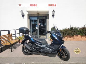 BMW C 400 GT
Immatricolazione 2024, 350cc, 25Kw 34Cv, Km 5.400, Euro4.
*** Unicoproprietario – Garanzia Ufficiale 36 mesi ***
Di serie con: display TFT da 6,5â€, antifurto immobilizer, ABS, controllo trazione ASC, luci diurne led, sistema Bmw FlexiCase (aumenta la portata di carico del sotto sella da fermo), computer di bordo, parabrezza, frecce e stop a led, tre freni a disco con tubi in treccia, sospensione posteriore regolabile, cavalletto laterale e centrale.
Il prezzo proposto di euro 5.400,00euro è legato alla promozione web che prevede un acquisto tramite finanziamento di intero importo.
Il prezzo senza promo è di euro 5.900,00euro.
Rimangono sempre esclusi i costi :
-del passaggio di proprietà pari ad euro 200,00.
-messa su strada pari ad euro 300,00 che include l'attivazione della garanzia di 12 mesi completa, controlli e/o tagliando completo preconsegna all'occorrenza (olio,filtro olio, filtro aria e tutti i componenti necessari al ripristino), 12 mesi di garanzia estendibili a 24/36mesi in base al veicolo e copre i componenti non soggetti ad usura (dettagli in sede).
Il prezzo del veicolo pubblicizzato è stato calcolato utilizzando tutte le campagne commerciali a disposizione.
*************
I NOSTRI SERVIZI :
-Acquisto diretto con pagamento immediato
-conto vendita
-vendita auto, moto e scooter usati e garantiti
-vendita veicoli d'epoca
-permuta auto con moto e viceversa
-noleggio breve e lungo termine
-finanziamenti personalizzati (rata costante,mini e maxi rate, leasing)
-assistenza post-vendita con società di garanzie e officine partner
-assicurazioni
-consulenze e stime per acquisti tra privati
VISITA il nostro sito internet: automotousateroma.it oppure scarica la nostra App: automotousateroma dall' Apple store o Play store per restare aggiornato sui nostri ultimi arrivi.
VIENI A TROVARCI PER VEDERE DAL VIVO QUESTO VEICOLO :
Auto Moto Usate Roma s.r.l.Via Appia Nuova 23, 00047, Marino (RM) (adiacente Sorelle Ramonda)
*************
HAI UNA PERMUTA?
compila il form sull'App o nel nostro sito automotousateroma.it
oppure inviaci foto e descrizione (modello anno km motore ...)
al nostro numero whatsapp : Cell. 351-4646876 o Whats. 366-6562866 Fisso 06-7215841 e-mail : info@automotousateroma.it
*************
La Auto Moto Usate Roma Srl declina ogni responsabilità per eventuali involontarie incongruenze che non rappresentano in alcun modo un impegno contrattuale e invitano i clienti a verificare sempre dal vivo la correttezza dei dati che potrebbero non coincidere con l’effettivo equipaggiamento del veicolo spesso dovuto alla incompatibilità dei dati trasmessi sulle varie piattaforme web.
BMW C 400 GT
Immatricolazione 2024, 350cc, 25Kw 34Cv, Km 5.400, Euro4.
*** Unicoproprietario – Garanzia Ufficiale 36 mesi ***
Di serie con: display TFT da 6,5â€, antifurto immobilizer, ABS, controllo trazione ASC, luci diurne led, sistema Bmw FlexiCase (aumenta la portata di carico del sotto sella da fermo), computer di bordo, parabrezza, frecce e stop a led, tre freni a disco con tubi in treccia, sospensione posteriore regolabile, cavalletto laterale e centrale.
Il prezzo proposto di euro 5.400,00euro è legato alla promozione web che prevede un acquisto tramite finanziamento di intero importo.
Il prezzo senza promo è di euro 5.900,00euro.
Rimangono sempre esclusi i costi :
-del passaggio di proprietà pari ad euro 200,00.
-messa su strada pari ad euro 300,00 che include l'attivazione della garanzia di 12 mesi completa, controlli e/o tagliando completo preconsegna all'occorrenza (olio,filtro olio, filtro aria e tutti i componenti necessari al ripristino), 12 mesi di garanzia estendibili a 24/36mesi in base al veicolo e copre i componenti non soggetti ad usura (dettagli in sede).
Il prezzo del veicolo pubblicizzato è stato calcolato utilizzando tutte le campagne commerciali a disposizione.
*************
I NOSTRI SERVIZI :
-Acquisto diretto con pagamento immediato
-conto vendita
-vendita auto, moto e scooter usati e garantiti
-vendita veicoli d'epoca
-permuta auto con moto e viceversa
-noleggio breve e lungo termine
-finanziamenti personalizzati (rata costante,mini e maxi rate, leasing)
-assistenza post-vendita con società di garanzie e officine partner
-assicurazioni
-consulenze e stime per acquisti tra privati
VISITA il nostro sito internet: automotousateroma.it oppure scarica la nostra App: automotousateroma dall' Apple store o Play store per restare aggiornato sui nostri ultimi arrivi.
VIENI A TROVARCI PER VEDERE DAL VIVO QUESTO VEICOLO :
Auto Moto Usate Roma s.r.l.Via Appia Nuova 23, 00047, Marino (RM) (adiacente Sorelle Ramonda)
*************
HAI UNA PERMUTA?
compila il form sull'App o nel nostro sito automotousateroma.it
oppure inviaci foto e descrizione (modello anno km motore ...)
al nostro numero whatsapp : Cell. 351-4646876 o Whats. 366-6562866 Fisso 06-7215841 e-mail : info@automotousateroma.it
*************
La Auto Moto Usate Roma Srl declina ogni responsabilità per eventuali involontarie incongruenze che non rappresentano in alcun modo un impegno contrattuale e invitano i clienti a verificare sempre dal vivo la correttezza dei dati che potrebbero non coincidere con l’effettivo equipaggiamento del veicolo spesso dovuto alla incompatibilità dei dati trasmessi sulle varie piattaforme web.