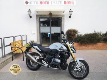BMW R 1250 R
Immatricolazione 06 2023, 1254cc, 100kw 136cv, 3.600km, Euro5.
Moto in condizioni perfette, Unicoproprietario.
** Moto in garanzia ufficiale BMW **
Con: Scarico Akrapovic, frecce led, computer di bordo, ABS, ASC (controllo
di trazione), ESA (sospensioni elettroniche), tre mappature motore, tre
freni a disco anteriore 320mm al posteriore 275mm con cerchi da 17â€,
manopole è sella riscalabili.
Il prezzo proposto di 12.800,00euro è legato alla promozione web che prevede un acquisto tramite finanziamento.
Il prezzo senza promo è di 13.800,00euro.
Rimangono sempre esclusi i costi :
-del passaggio di proprietà pari ad euro 200,00.
-messa su strada pari ad euro 300,00 che include l'attivazione della garanzia di 12 mesi completa, controlli e/o tagliando completo preconsegna all'occorrenza (olio,filtro olio, filtro aria e tutti i componenti necessari al ripristino), 12 mesi di garanzia estendibili a 24/36mesi in base al veicolo e copre i componenti non soggetti ad usura (dettagli in sede).
Il prezzo del veicolo pubblicizzato è stato calcolato utilizzando tutte le campagne commerciali a disposizione.
*************
I NOSTRI SERVIZI :
-Acquisto diretto con pagamento immediato
-conto vendita
-vendita auto, moto e scooter usati e garantiti
-vendita veicoli d'epoca
-permuta auto con moto e viceversa
-noleggio breve e lungo termine
-finanziamenti personalizzati (rata costante,mini e maxi rate, leasing)
-assistenza post-vendita con società di garanzie e officine partner
-assicurazioni
-consulenze e stime per acquisti tra privati
VISITA il nostro sito internet: automotousateroma.it oppure scarica la nostra App: automotousateroma dall' Apple store o Play store per restare aggiornato sui nostri ultimi arrivi.
VIENI A TROVARCI PER VEDERE DAL VIVO QUESTO VEICOLO :
Auto Moto Usate Roma s.r.l.Via Appia Nuova 23, 00047, Marino (RM) (adiacente Sorelle Ramonda)
*************
HAI UNA PERMUTA?
compila il form sull'App o nel nostro sito automotousateroma.it
oppure inviaci foto e descrizione (modello anno km motore ...)
al nostro numero whatsapp : Cell. 351-4646876 o Whats. 366-6562866 Fisso 06-7215841 e-mail : info@automotousateroma.it
*************
La Auto Moto Usate Roma Srl declina ogni responsabilità per eventuali involontarie incongruenze che non rappresentano in alcun modo un impegno contrattuale e invitano i clienti a verificare sempre dal vivo la correttezza dei dati che potrebbero non coincidere con l’effettivo equipaggiamento del veicolo spesso dovuto alla incompatibilità dei dati trasmessi sulle varie piattaforme web.
 BMW R 1250 R
Immatricolazione 06 2023, 1254cc, 100kw 136cv, 3.600km, Euro5.
Moto in condizioni perfette, Unicoproprietario.
** Moto in garanzia ufficiale BMW **
Con: Scarico Akrapovic, frecce led, computer di bordo, ABS, ASC (controllo
di trazione), ESA (sospensioni elettroniche), tre mappature motore, tre
freni a disco anteriore 320mm al posteriore 275mm con cerchi da 17â€,
manopole è sella riscalabili.
Il prezzo proposto di 12.800,00euro è legato alla promozione web che prevede un acquisto tramite finanziamento.
Il prezzo senza promo è di 13.800,00euro.
Rimangono sempre esclusi i costi :
-del passaggio di proprietà pari ad euro 200,00.
-messa su strada pari ad euro 300,00 che include l'attivazione della garanzia di 12 mesi completa, controlli e/o tagliando completo preconsegna all'occorrenza (olio,filtro olio, filtro aria e tutti i componenti necessari al ripristino), 12 mesi di garanzia estendibili a 24/36mesi in base al veicolo e copre i componenti non soggetti ad usura (dettagli in sede).
Il prezzo del veicolo pubblicizzato è stato calcolato utilizzando tutte le campagne commerciali a disposizione.
*************
I NOSTRI SERVIZI :
-Acquisto diretto con pagamento immediato
-conto vendita
-vendita auto, moto e scooter usati e garantiti
-vendita veicoli d'epoca
-permuta auto con moto e viceversa
-noleggio breve e lungo termine
-finanziamenti personalizzati (rata costante,mini e maxi rate, leasing)
-assistenza post-vendita con società di garanzie e officine partner
-assicurazioni
-consulenze e stime per acquisti tra privati
VISITA il nostro sito internet: automotousateroma.it oppure scarica la nostra App: automotousateroma dall' Apple store o Play store per restare aggiornato sui nostri ultimi arrivi.
VIENI A TROVARCI PER VEDERE DAL VIVO QUESTO VEICOLO :
Auto Moto Usate Roma s.r.l.Via Appia Nuova 23, 00047, Marino (RM) (adiacente Sorelle Ramonda)
*************
HAI UNA PERMUTA?
compila il form sull'App o nel nostro sito automotousateroma.it
oppure inviaci foto e descrizione (modello anno km motore ...)
al nostro numero whatsapp : Cell. 351-4646876 o Whats. 366-6562866 Fisso 06-7215841 e-mail : info@automotousateroma.it
*************
La Auto Moto Usate Roma Srl declina ogni responsabilità per eventuali involontarie incongruenze che non rappresentano in alcun modo un impegno contrattuale e invitano i clienti a verificare sempre dal vivo la correttezza dei dati che potrebbero non coincidere con l’effettivo equipaggiamento del veicolo spesso dovuto alla incompatibilità dei dati trasmessi sulle varie piattaforme web.