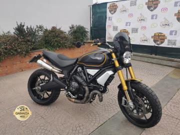 DUCATI SCRAMBLER 1100 SPORT
Immatricolazione 2018, 1079cc, 63Kw 86Cv, 35.000km, Euro4.
Accessoriata con: Terminale Arrow, cupolinò fumè Faco, sospensioni Ohlins anteriori e posteriori, leve freno e frizione in ergal, specchietti a manubrio, centralina aggiuntiva Rapid Bike Evo.
Con: Motore Bicilindrico a V, cambio manuale a 6 rapporti, tre mappature riding mode selezionabili, computer di bordo, ABS con funzione cornering, controllo di trazione DTC, Forcella Ohlins a steli rovesciati da 48 mm completamente regolabile, Ohlins al posteriore regolabile, freno a disco anteriore da 320mm, posteriore da 245mm, cerchi da 18†anteriore e 17†al posteriore.
Il prezzo proposto di 7.200,00euro è legato alla promozione web che prevede un acquisto tramite finanziamento di intero importo.
Il prezzo senza promo è di euro 8.200,00euro.
Rimangono sempre esclusi i costi :
-del passaggio di proprietà pari ad euro 200,00.
-messa su strada pari ad euro 300,00 che include l'attivazione della garanzia di 12 mesi completa, controlli e/o tagliando completo preconsegna all'occorrenza (olio,filtro olio, filtro aria e tutti i componenti necessari al ripristino), 12 mesi di garanzia estendibili a 24/36mesi in base al veicolo e copre i componenti non soggetti ad usura (dettagli in sede).
Il prezzo del veicolo pubblicizzato è stato calcolato utilizzando tutte le campagne commerciali a disposizione.
*************
I NOSTRI SERVIZI :
-Acquisto diretto con pagamento immediato
-conto vendita
-vendita auto, moto e scooter usati e garantiti
-vendita veicoli d'epoca
-permuta auto con moto e viceversa
-noleggio breve e lungo termine
-finanziamenti personalizzati (rata costante,mini e maxi rate, leasing)
-assistenza post-vendita con società di garanzie e officine partner
-assicurazioni
-consulenze e stime per acquisti tra privati
VISITA il nostro sito internet: automotousateroma.it oppure scarica la nostra App: automotousateroma dall' Apple store o Play store per restare aggiornato sui nostri ultimi arrivi.
VIENI A TROVARCI PER VEDERE DAL VIVO QUESTO VEICOLO :
Auto Moto Usate Roma s.r.l.Via Appia Nuova 23, 00047, Marino (RM) (adiacente Sorelle Ramonda)
*************
HAI UNA PERMUTA?
compila il form sull'App o nel nostro sito automotousateroma.it
oppure inviaci foto e descrizione (modello anno km motore ...)
al nostro numero whatsapp : Cell. 351-4646876 o Whats. 366-6562866 Fisso 06-7215841 e-mail : info@automotousateroma.it
*************
La Auto Moto Usate Roma Srl declina ogni responsabilità per eventuali involontarie incongruenze che non rappresentano in alcun modo un impegno contrattuale e invitano i clienti a verificare sempre dal vivo la correttezza dei dati che potrebbero non coincidere con l’effettivo equipaggiamento del veicolo spesso dovuto alla incompatibilità dei dati trasmessi sulle varie piattaforme web. DUCATI SCRAMBLER 1100 SPORT
Immatricolazione 2018, 1079cc, 63Kw 86Cv, 35.000km, Euro4.
Accessoriata con: Terminale Arrow, cupolinò fumè Faco, sospensioni Ohlins anteriori e posteriori, leve freno e frizione in ergal, specchietti a manubrio, centralina aggiuntiva Rapid Bike Evo.
Con: Motore Bicilindrico a V, cambio manuale a 6 rapporti, tre mappature riding mode selezionabili, computer di bordo, ABS con funzione cornering, controllo di trazione DTC, Forcella Ohlins a steli rovesciati da 48 mm completamente regolabile, Ohlins al posteriore regolabile, freno a disco anteriore da 320mm, posteriore da 245mm, cerchi da 18†anteriore e 17†al posteriore.
Il prezzo proposto di 7.200,00euro è legato alla promozione web che prevede un acquisto tramite finanziamento di intero importo.
Il prezzo senza promo è di euro 8.200,00euro.
Rimangono sempre esclusi i costi :
-del passaggio di proprietà pari ad euro 200,00.
-messa su strada pari ad euro 300,00 che include l'attivazione della garanzia di 12 mesi completa, controlli e/o tagliando completo preconsegna all'occorrenza (olio,filtro olio, filtro aria e tutti i componenti necessari al ripristino), 12 mesi di garanzia estendibili a 24/36mesi in base al veicolo e copre i componenti non soggetti ad usura (dettagli in sede).
Il prezzo del veicolo pubblicizzato è stato calcolato utilizzando tutte le campagne commerciali a disposizione.
*************
I NOSTRI SERVIZI :
-Acquisto diretto con pagamento immediato
-conto vendita
-vendita auto, moto e scooter usati e garantiti
-vendita veicoli d'epoca
-permuta auto con moto e viceversa
-noleggio breve e lungo termine
-finanziamenti personalizzati (rata costante,mini e maxi rate, leasing)
-assistenza post-vendita con società di garanzie e officine partner
-assicurazioni
-consulenze e stime per acquisti tra privati
VISITA il nostro sito internet: automotousateroma.it oppure scarica la nostra App: automotousateroma dall' Apple store o Play store per restare aggiornato sui nostri ultimi arrivi.
VIENI A TROVARCI PER VEDERE DAL VIVO QUESTO VEICOLO :
Auto Moto Usate Roma s.r.l.Via Appia Nuova 23, 00047, Marino (RM) (adiacente Sorelle Ramonda)
*************
HAI UNA PERMUTA?
compila il form sull'App o nel nostro sito automotousateroma.it
oppure inviaci foto e descrizione (modello anno km motore ...)
al nostro numero whatsapp : Cell. 351-4646876 o Whats. 366-6562866 Fisso 06-7215841 e-mail : info@automotousateroma.it
*************
La Auto Moto Usate Roma Srl declina ogni responsabilità per eventuali involontarie incongruenze che non rappresentano in alcun modo un impegno contrattuale e invitano i clienti a verificare sempre dal vivo la correttezza dei dati che potrebbero non coincidere con l’effettivo equipaggiamento del veicolo spesso dovuto alla incompatibilità dei dati trasmessi sulle varie piattaforme web.