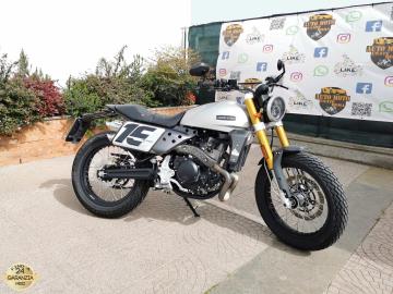 FANTIC MOTOR CABALLERO 500 SCRAMBLER FLAT TRACK
Immatricolazione 09 2022, 449cc, 3.200km, 39Cv 29Kw, E5.
** Guidabile con PATENTE A2 **
* Moto UNICO PROPRIETARIO *
Con: motore Monocilindrico, cambio manuale a 6 rapporti, abs, raffreddamento a liquido, faroa Led, sella lunga, pedane passeggero, forcella anteriore Fantic FRS a steli rovesciati da 41 mm, mono ammortizzatore posteriore Fantic FRS con regolazione del precarico, freno a disco anteriore da 320mm, cerchi a raggi, doppio terminale Arrow, portatarga Fantic.
Il prezzo proposto di euro 3.900,00euro è legato alla promozione web che prevede un acquisto tramite finanziamento di intero importo, Info in sede.
Il prezzo a Listino senza promo è di euro 4.900,00.
Rimangono sempre esclusi i costi :
-del passaggio di proprietà pari ad euro 200,00.
-messa su strada pari ad euro 300,00 che include l'attivazione della garanzia di 12 mesi completa, controlli e/o tagliando completo preconsegna all'occorrenza (olio,filtro olio, filtro aria e tutti i componenti necessari al ripristino), 12 mesi di garanzia estendibili a 24/36mesi in base al veicolo e copre i componenti non soggetti ad usura (dettagli in sede).
Il prezzo del veicolo pubblicizzato è stato calcolato utilizzando tutte le campagne commerciali a disposizione.
*************
I NOSTRI SERVIZI :
-Acquisto diretto con pagamento immediato
-conto vendita
-vendita auto, moto e scooter usati e garantiti
-vendita veicoli d'epoca
-permuta auto con moto e viceversa
-noleggio breve e lungo termine
-finanziamenti personalizzati (rata costante,mini e maxi rate, leasing)
-assistenza post-vendita con società di garanzie e officine partner
-assicurazioni
-consulenze e stime per acquisti tra privati
VISITA il nostro sito internet: automotousateroma.it oppure scarica la nostra App: automotousateroma dall' Apple store o Play store per restare aggiornato sui nostri ultimi arrivi.
VIENI A TROVARCI PER VEDERE DAL VIVO QUESTO VEICOLO :
Auto Moto Usate Roma s.r.l.Via Appia Nuova 23, 00047, Marino (RM) (adiacente Sorelle Ramonda)
*************
HAI UNA PERMUTA?
compila il form sull'App o nel nostro sito automotousateroma.it
oppure inviaci foto e descrizione (modello anno km motore ...)
al nostro numero whatsapp : Cell. 351-4646876 o Whats. 366-6562866 Fisso 06-7215841 e-mail : info@automotousateroma.it
*************
La Auto Moto Usate Roma Srl declina ogni responsabilità per eventuali involontarie incongruenze che non rappresentano in alcun modo un impegno contrattuale e invitano i clienti a verificare sempre dal vivo la correttezza dei dati che potrebbero non coincidere con l’effettivo equipaggiamento del veicolo spesso dovuto alla incompatibilità dei dati trasmessi sulle varie piattaforme web. FANTIC MOTOR CABALLERO 500 SCRAMBLER FLAT TRACK
Immatricolazione 09 2022, 449cc, 3.200km, 39Cv 29Kw, E5.
** Guidabile con PATENTE A2 **
* Moto UNICO PROPRIETARIO *
Con: motore Monocilindrico, cambio manuale a 6 rapporti, abs, raffreddamento a liquido, faroa Led, sella lunga, pedane passeggero, forcella anteriore Fantic FRS a steli rovesciati da 41 mm, mono ammortizzatore posteriore Fantic FRS con regolazione del precarico, freno a disco anteriore da 320mm, cerchi a raggi, doppio terminale Arrow, portatarga Fantic.
Il prezzo proposto di euro 3.900,00euro è legato alla promozione web che prevede un acquisto tramite finanziamento di intero importo, Info in sede.
Il prezzo a Listino senza promo è di euro 4.900,00.
Rimangono sempre esclusi i costi :
-del passaggio di proprietà pari ad euro 200,00.
-messa su strada pari ad euro 300,00 che include l'attivazione della garanzia di 12 mesi completa, controlli e/o tagliando completo preconsegna all'occorrenza (olio,filtro olio, filtro aria e tutti i componenti necessari al ripristino), 12 mesi di garanzia estendibili a 24/36mesi in base al veicolo e copre i componenti non soggetti ad usura (dettagli in sede).
Il prezzo del veicolo pubblicizzato è stato calcolato utilizzando tutte le campagne commerciali a disposizione.
*************
I NOSTRI SERVIZI :
-Acquisto diretto con pagamento immediato
-conto vendita
-vendita auto, moto e scooter usati e garantiti
-vendita veicoli d'epoca
-permuta auto con moto e viceversa
-noleggio breve e lungo termine
-finanziamenti personalizzati (rata costante,mini e maxi rate, leasing)
-assistenza post-vendita con società di garanzie e officine partner
-assicurazioni
-consulenze e stime per acquisti tra privati
VISITA il nostro sito internet: automotousateroma.it oppure scarica la nostra App: automotousateroma dall' Apple store o Play store per restare aggiornato sui nostri ultimi arrivi.
VIENI A TROVARCI PER VEDERE DAL VIVO QUESTO VEICOLO :
Auto Moto Usate Roma s.r.l.Via Appia Nuova 23, 00047, Marino (RM) (adiacente Sorelle Ramonda)
*************
HAI UNA PERMUTA?
compila il form sull'App o nel nostro sito automotousateroma.it
oppure inviaci foto e descrizione (modello anno km motore ...)
al nostro numero whatsapp : Cell. 351-4646876 o Whats. 366-6562866 Fisso 06-7215841 e-mail : info@automotousateroma.it
*************
La Auto Moto Usate Roma Srl declina ogni responsabilità per eventuali involontarie incongruenze che non rappresentano in alcun modo un impegno contrattuale e invitano i clienti a verificare sempre dal vivo la correttezza dei dati che potrebbero non coincidere con l’effettivo equipaggiamento del veicolo spesso dovuto alla incompatibilità dei dati trasmessi sulle varie piattaforme web.