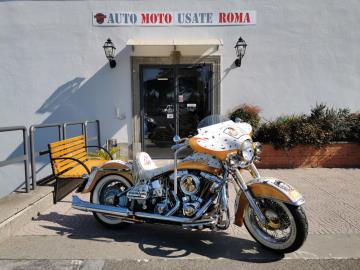 HARLEY DAVIDSON FLSTNI SOFTAIL DELUXE
Immatricolata 2005, 1449cc, 64Cv 47Kw, 18.000Km, Euro2.
*** Moto UNICOPROPRIETARIO ***
** Grafica “ ELVIS “ con foglie d'oro **
* Versione a Iniezione trasformata a Carburatori *
Con: cambio manuale a 5 rapporti, Carburatori Mikuni + centralina gestione anticipi, accensione a pedale, casse stereo originali Harley, scarico Fishtale, parti ricavati dal pieno bagnati d'oro, kit luci e Led, batt wing, paramotore, cavalletto centrale, doppia sella in pelle, fregi placcati d'oro, dischi freno con richiami, cerchi a raggi.
Il prezzo proposto di euro 20.900,00euro è legato alla promozione web che prevede un acquisto tramite finanziamento.
Il prezzo senza promo è di euro 22.900,00euro.
Rimangono sempre esclusi i costi :
-del passaggio di proprietà pari ad euro 200,00.
-messa su strada pari ad euro 400,00 che include l'attivazione della garanzia di 12 mesi completa, controlli e/o tagliando completo preconsegna all'occorrenza (olio,filtro olio, filtro aria e tutti i componenti necessari al ripristino), 12 mesi di garanzia estendibili a 24/36mesi in base al veicolo e copre i componenti non soggetti ad usura (dettagli in sede).
Il prezzo del veicolo pubblicizzato è stato calcolato utilizzando tutte le campagne commerciali a disposizione.
*************
I NOSTRI SERVIZI :
-Acquisto diretto con pagamento immediato
-conto vendita
-vendita auto, moto e scooter usati e garantiti
-vendita veicoli d'epoca
-permuta auto con moto e viceversa
-noleggio breve e lungo termine
-finanziamenti personalizzati (rata costante,mini e maxi rate, leasing)
-assistenza post-vendita con società di garanzie e officine partner
-assicurazioni
-consulenze e stime per acquisti tra privati
VISITA il nostro sito internet: automotousateroma.it oppure scarica la nostra App: automotousateroma dall' Apple store o Play store per restare aggiornato sui nostri ultimi arrivi.
VIENI A TROVARCI PER VEDERE DAL VIVO QUESTO VEICOLO :
Auto Moto Usate Roma s.r.l.Via Appia Nuova 23, 00047, Marino (RM) (adiacente Sorelle Ramonda)
*************
HAI UNA PERMUTA?
compila il form sull'App o nel nostro sito automotousateroma.it
oppure inviaci foto e descrizione (modello anno km motore ...)
al nostro numero whatsapp : Cell. 351-4646876 o Whats. 366-6562866 Fisso 06-7215841 e-mail : info@automotousateroma.it
*************
La Auto Moto Usate Roma Srl declina ogni responsabilità per eventuali involontarie incongruenze che non rappresentano in alcun modo un impegno contrattuale e invitano i clienti a verificare sempre dal vivo la correttezza dei dati che potrebbero non coincidere con l’effettivo equipaggiamento del veicolo spesso dovuto alla incompatibilità dei dati trasmessi sulle varie piattaforme web. HARLEY DAVIDSON FLSTNI SOFTAIL DELUXE
Immatricolata 2005, 1449cc, 64Cv 47Kw, 18.000Km, Euro2.
*** Moto UNICOPROPRIETARIO ***
** Grafica “ ELVIS “ con foglie d'oro **
* Versione a Iniezione trasformata a Carburatori *
Con: cambio manuale a 5 rapporti, Carburatori Mikuni + centralina gestione anticipi, accensione a pedale, casse stereo originali Harley, scarico Fishtale, parti ricavati dal pieno bagnati d'oro, kit luci e Led, batt wing, paramotore, cavalletto centrale, doppia sella in pelle, fregi placcati d'oro, dischi freno con richiami, cerchi a raggi.
Il prezzo proposto di euro 20.900,00euro è legato alla promozione web che prevede un acquisto tramite finanziamento.
Il prezzo senza promo è di euro 22.900,00euro.
Rimangono sempre esclusi i costi :
-del passaggio di proprietà pari ad euro 200,00.
-messa su strada pari ad euro 400,00 che include l'attivazione della garanzia di 12 mesi completa, controlli e/o tagliando completo preconsegna all'occorrenza (olio,filtro olio, filtro aria e tutti i componenti necessari al ripristino), 12 mesi di garanzia estendibili a 24/36mesi in base al veicolo e copre i componenti non soggetti ad usura (dettagli in sede).
Il prezzo del veicolo pubblicizzato è stato calcolato utilizzando tutte le campagne commerciali a disposizione.
*************
I NOSTRI SERVIZI :
-Acquisto diretto con pagamento immediato
-conto vendita
-vendita auto, moto e scooter usati e garantiti
-vendita veicoli d'epoca
-permuta auto con moto e viceversa
-noleggio breve e lungo termine
-finanziamenti personalizzati (rata costante,mini e maxi rate, leasing)
-assistenza post-vendita con società di garanzie e officine partner
-assicurazioni
-consulenze e stime per acquisti tra privati
VISITA il nostro sito internet: automotousateroma.it oppure scarica la nostra App: automotousateroma dall' Apple store o Play store per restare aggiornato sui nostri ultimi arrivi.
VIENI A TROVARCI PER VEDERE DAL VIVO QUESTO VEICOLO :
Auto Moto Usate Roma s.r.l.Via Appia Nuova 23, 00047, Marino (RM) (adiacente Sorelle Ramonda)
*************
HAI UNA PERMUTA?
compila il form sull'App o nel nostro sito automotousateroma.it
oppure inviaci foto e descrizione (modello anno km motore ...)
al nostro numero whatsapp : Cell. 351-4646876 o Whats. 366-6562866 Fisso 06-7215841 e-mail : info@automotousateroma.it
*************
La Auto Moto Usate Roma Srl declina ogni responsabilità per eventuali involontarie incongruenze che non rappresentano in alcun modo un impegno contrattuale e invitano i clienti a verificare sempre dal vivo la correttezza dei dati che potrebbero non coincidere con l’effettivo equipaggiamento del veicolo spesso dovuto alla incompatibilità dei dati trasmessi sulle varie piattaforme web.