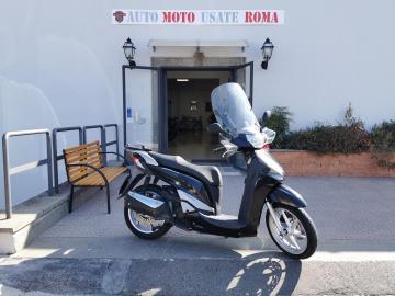 HONDA SH 300 ABS ESP
Immatricolato 2013, 279cc, 27Cv 20Kw, 25.000km, EURO3.
*** Scootere con motore sostituito ***
Accessoriato con: parabrezza con paramani.
Di serie: gancio appendi borsa, vano sottosella, vano portaoggetti anteriore, cavalletto laterale + centrale.
Rimangono sempre esclusi i costi :
-del passaggio di proprietà pari ad euro 200,00.
-messa su strada pari ad euro 300,00 che include l'attivazione della garanzia di 12 mesi completa, controlli e o tagliando completo preconsegna all'occorrenza (olio,filtro olio, filtro aria e tutti i componenti necessari al ripristino), 12 mesi di garanzia estendibili a 24 36mesi in base al veicolo e copre i componenti non soggetti ad usura (dettagli in sede).
Il prezzo del veicolo pubblicizzato è stato calcolato utilizzando tutte le campagne commerciali a disposizione.
*************
I NOSTRI SERVIZI :
-Acquisto diretto con pagamento immediato
-conto vendita
-vendita auto, moto e scooter usati e garantiti
-vendita veicoli d'epoca
-permuta auto con moto e viceversa
-noleggio breve e lungo termine
-finanziamenti personalizzati (rata costante,mini e maxi rate, leasing)
-assistenza post-vendita con società di garanzie e officine partner
-assicurazioni
-consulenze e stime per acquisti tra privati
VISITA il nostro sito internet: automotousateroma.it oppure scarica la nostra App: automotousateroma dall' Apple store o Play store per restare aggiornato sui nostri ultimi arrivi.
VIENI A TROVARCI PER VEDERE DAL VIVO QUESTO VEICOLO :
Auto Moto Usate Roma s.r.l.Via Appia Nuova 23, 00047, Marino (RM) (adiacente Sorelle Ramonda)
*************
HAI UNA PERMUTA?
compila il form sull'App o nel nostro sito automotousateroma.it
oppure inviaci foto e descrizione (modello anno km motore ...)
al nostro numero whatsapp : Cell. 351-4646876 o Whats. 366-6562866 Fisso 06-7215841 e-mail : info@automotousateroma.it
*************
La Auto Moto Usate Roma Srl declina ogni responsabilità per eventuali involontarie incongruenze che non rappresentano in alcun modo un impegno contrattuale e invitano i clienti a verificare sempre dal vivo la correttezza dei dati che potrebbero non coincidere con l’effettivo equipaggiamento del veicolo spesso dovuto alla incompatibilità dei dati trasmessi sulle varie piattaforme web. HONDA SH 300 ABS ESP
Immatricolato 2013, 279cc, 27Cv 20Kw, 25.000km, EURO3.
*** Scootere con motore sostituito ***
Accessoriato con: parabrezza con paramani.
Di serie: gancio appendi borsa, vano sottosella, vano portaoggetti anteriore, cavalletto laterale + centrale.
Rimangono sempre esclusi i costi :
-del passaggio di proprietà pari ad euro 200,00.
-messa su strada pari ad euro 300,00 che include l'attivazione della garanzia di 12 mesi completa, controlli e o tagliando completo preconsegna all'occorrenza (olio,filtro olio, filtro aria e tutti i componenti necessari al ripristino), 12 mesi di garanzia estendibili a 24 36mesi in base al veicolo e copre i componenti non soggetti ad usura (dettagli in sede).
Il prezzo del veicolo pubblicizzato è stato calcolato utilizzando tutte le campagne commerciali a disposizione.
*************
I NOSTRI SERVIZI :
-Acquisto diretto con pagamento immediato
-conto vendita
-vendita auto, moto e scooter usati e garantiti
-vendita veicoli d'epoca
-permuta auto con moto e viceversa
-noleggio breve e lungo termine
-finanziamenti personalizzati (rata costante,mini e maxi rate, leasing)
-assistenza post-vendita con società di garanzie e officine partner
-assicurazioni
-consulenze e stime per acquisti tra privati
VISITA il nostro sito internet: automotousateroma.it oppure scarica la nostra App: automotousateroma dall' Apple store o Play store per restare aggiornato sui nostri ultimi arrivi.
VIENI A TROVARCI PER VEDERE DAL VIVO QUESTO VEICOLO :
Auto Moto Usate Roma s.r.l.Via Appia Nuova 23, 00047, Marino (RM) (adiacente Sorelle Ramonda)
*************
HAI UNA PERMUTA?
compila il form sull'App o nel nostro sito automotousateroma.it
oppure inviaci foto e descrizione (modello anno km motore ...)
al nostro numero whatsapp : Cell. 351-4646876 o Whats. 366-6562866 Fisso 06-7215841 e-mail : info@automotousateroma.it
*************
La Auto Moto Usate Roma Srl declina ogni responsabilità per eventuali involontarie incongruenze che non rappresentano in alcun modo un impegno contrattuale e invitano i clienti a verificare sempre dal vivo la correttezza dei dati che potrebbero non coincidere con l’effettivo equipaggiamento del veicolo spesso dovuto alla incompatibilità dei dati trasmessi sulle varie piattaforme web.