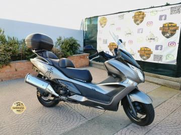 HONDA SW-T 600 ABS
Immatricolazione 2015, 582cc, 51Cv 38Kw, 47.000km, Euro3.
Con: Abs, immobilizer, computer di bordo, freno a mano, doppio portaoggetti anteriore, ampio vano sottosella, cavalletto centrale più laterale, bauletto centrale, porta targa sportivo.
Il prezzo proposto di euro 3.900,00euro è legato alla promozione web che prevede un acquisto tramite un anticipo e la restante parte rimanente in finanziamento.
Il prezzo senza promo è di euro 4.500,00euro.
Rimangono sempre esclusi i costi :
-del passaggio di proprietà pari ad euro 200,00.
-messa su strada pari ad euro 300,00 che include l'attivazione della garanzia di 12 mesi completa, controlli e/o tagliando completo preconsegna all'occorrenza (olio,filtro olio, filtro aria e tutti i componenti necessari al ripristino), 12 mesi di garanzia estendibili a 24/36mesi in base al veicolo e copre i componenti non soggetti ad usura (dettagli in sede).
Il prezzo del veicolo pubblicizzato è stato calcolato utilizzando tutte le campagne commerciali a disposizione.
*************
I NOSTRI SERVIZI :
-Acquisto diretto con pagamento immediato
-conto vendita
-vendita auto, moto e scooter usati e garantiti
-vendita veicoli d'epoca
-permuta auto con moto e viceversa
-noleggio breve e lungo termine
-finanziamenti personalizzati (rata costante,mini e maxi rate, leasing)
-assistenza post-vendita con società di garanzie e officine partner
-assicurazioni
-consulenze e stime per acquisti tra privati
VISITA il nostro sito internet: automotousateroma.it oppure scarica la nostra App: automotousateroma dall' Apple store o Play store per restare aggiornato sui nostri ultimi arrivi.
VIENI A TROVARCI PER VEDERE DAL VIVO QUESTO VEICOLO :
Auto Moto Usate Roma s.r.l.Via Appia Nuova 23, 00047, Marino (RM) (adiacente Sorelle Ramonda)
*************
HAI UNA PERMUTA?
compila il form sull'App o nel nostro sito automotousateroma.it
oppure inviaci foto e descrizione (modello anno km motore ...)
al nostro numero whatsapp : Cell. 351-4646876 o Whats. 366-6562866 Fisso 06-7215841 e-mail : info@automotousateroma.it
*************
La Auto Moto Usate Roma Srl declina ogni responsabilità per eventuali involontarie incongruenze che non rappresentano in alcun modo un impegno contrattuale e invitano i clienti a verificare sempre dal vivo la correttezza dei dati che potrebbero non coincidere con l’effettivo equipaggiamento del veicolo spesso dovuto alla incompatibilità dei dati trasmessi sulle varie piattaforme web. HONDA SW-T 600 ABS
Immatricolazione 2015, 582cc, 51Cv 38Kw, 47.000km, Euro3.
Con: Abs, immobilizer, computer di bordo, freno a mano, doppio portaoggetti anteriore, ampio vano sottosella, cavalletto centrale più laterale, bauletto centrale, porta targa sportivo.
Il prezzo proposto di euro 3.900,00euro è legato alla promozione web che prevede un acquisto tramite un anticipo e la restante parte rimanente in finanziamento.
Il prezzo senza promo è di euro 4.500,00euro.
Rimangono sempre esclusi i costi :
-del passaggio di proprietà pari ad euro 200,00.
-messa su strada pari ad euro 300,00 che include l'attivazione della garanzia di 12 mesi completa, controlli e/o tagliando completo preconsegna all'occorrenza (olio,filtro olio, filtro aria e tutti i componenti necessari al ripristino), 12 mesi di garanzia estendibili a 24/36mesi in base al veicolo e copre i componenti non soggetti ad usura (dettagli in sede).
Il prezzo del veicolo pubblicizzato è stato calcolato utilizzando tutte le campagne commerciali a disposizione.
*************
I NOSTRI SERVIZI :
-Acquisto diretto con pagamento immediato
-conto vendita
-vendita auto, moto e scooter usati e garantiti
-vendita veicoli d'epoca
-permuta auto con moto e viceversa
-noleggio breve e lungo termine
-finanziamenti personalizzati (rata costante,mini e maxi rate, leasing)
-assistenza post-vendita con società di garanzie e officine partner
-assicurazioni
-consulenze e stime per acquisti tra privati
VISITA il nostro sito internet: automotousateroma.it oppure scarica la nostra App: automotousateroma dall' Apple store o Play store per restare aggiornato sui nostri ultimi arrivi.
VIENI A TROVARCI PER VEDERE DAL VIVO QUESTO VEICOLO :
Auto Moto Usate Roma s.r.l.Via Appia Nuova 23, 00047, Marino (RM) (adiacente Sorelle Ramonda)
*************
HAI UNA PERMUTA?
compila il form sull'App o nel nostro sito automotousateroma.it
oppure inviaci foto e descrizione (modello anno km motore ...)
al nostro numero whatsapp : Cell. 351-4646876 o Whats. 366-6562866 Fisso 06-7215841 e-mail : info@automotousateroma.it
*************
La Auto Moto Usate Roma Srl declina ogni responsabilità per eventuali involontarie incongruenze che non rappresentano in alcun modo un impegno contrattuale e invitano i clienti a verificare sempre dal vivo la correttezza dei dati che potrebbero non coincidere con l’effettivo equipaggiamento del veicolo spesso dovuto alla incompatibilità dei dati trasmessi sulle varie piattaforme web.