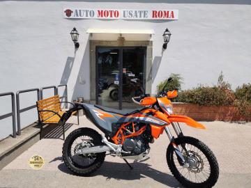 KTM 690 ENDURO R
Immatricolazione 2022 , 15.000km, 693cc, 55kw 74cv, Euro5.
*** Moto Unicoproprietario ***
Con: Traction controll disinseribile, manopole Ktm, paracoppa.
Di serie con: Cambio manuale a 6 rapporti, raffreddamento a liquido, distribuzione monoalbero, 4 Valvole, frizione multidisco, Abs, 3 mappe motore, telaio Space frame in tubolare di cromo molibdeno, verniciato a polvere, Forcella ant. WP XPLOR a steli rovesciati Ø 48 mm, e post. Ammortizzatore WP XPLOR con collegamento Pro-Lever, disco anteriore da 300mm e da 240mm al postereiore, cerchio ant. Da 21†a raggi e post. Da 18â€.
Il prezzo proposto di 7.500,00euro è legato alla promozione web che prevede un acquisto tramite finanziamento di intero importo.
Il prezzo senza promo è di euro 8.500,00euro.
Rimangono sempre esclusi i costi :
-del passaggio di proprietà pari ad euro 200,00.
-messa su strada pari ad euro 300,00 che include l'attivazione della garanzia di 12 mesi completa, controlli e/o tagliando completo preconsegna all'occorrenza (olio,filtro olio, filtro aria e tutti i componenti necessari al ripristino), 12 mesi di garanzia estendibili a 24/36mesi in base al veicolo e copre i componenti non soggetti ad usura (dettagli in sede).
Il prezzo del veicolo pubblicizzato è stato calcolato utilizzando tutte le campagne commerciali a disposizione.
*************
I NOSTRI SERVIZI :
-Acquisto diretto con pagamento immediato
-conto vendita
-vendita auto, moto e scooter usati e garantiti
-vendita veicoli d'epoca
-permuta auto con moto e viceversa
-noleggio breve e lungo termine
-finanziamenti personalizzati (rata costante,mini e maxi rate, leasing)
-assistenza post-vendita con società di garanzie e officine partner
-assicurazioni
-consulenze e stime per acquisti tra privati
VISITA il nostro sito internet: automotousateroma.it oppure scarica la nostra App: automotousateroma dall' Apple store o Play store per restare aggiornato sui nostri ultimi arrivi.
VIENI A TROVARCI PER VEDERE DAL VIVO QUESTO VEICOLO :
Auto Moto Usate Roma s.r.l.Via Appia Nuova 23, 00047, Marino (RM) (adiacente Sorelle Ramonda)
*************
HAI UNA PERMUTA?
compila il form sull'App o nel nostro sito automotousateroma.it
oppure inviaci foto e descrizione (modello anno km motore ...)
al nostro numero whatsapp : Cell. 351-4646876 o Whats. 366-6562866 Fisso 06-7215841 e-mail : info@automotousateroma.it
*************
La Auto Moto Usate Roma Srl declina ogni responsabilità per eventuali involontarie incongruenze che non rappresentano in alcun modo un impegno contrattuale e invitano i clienti a verificare sempre dal vivo la correttezza dei dati che potrebbero non coincidere con l’effettivo equipaggiamento del veicolo spesso dovuto alla incompatibilità dei dati trasmessi sulle varie piattaforme web.
KTM 690 ENDURO R
Immatricolazione 2022 , 15.000km, 693cc, 55kw 74cv, Euro5.
*** Moto Unicoproprietario ***
Con: Traction controll disinseribile, manopole Ktm, paracoppa.
Di serie con: Cambio manuale a 6 rapporti, raffreddamento a liquido, distribuzione monoalbero, 4 Valvole, frizione multidisco, Abs, 3 mappe motore, telaio Space frame in tubolare di cromo molibdeno, verniciato a polvere, Forcella ant. WP XPLOR a steli rovesciati Ø 48 mm, e post. Ammortizzatore WP XPLOR con collegamento Pro-Lever, disco anteriore da 300mm e da 240mm al postereiore, cerchio ant. Da 21†a raggi e post. Da 18â€.
Il prezzo proposto di 7.500,00euro è legato alla promozione web che prevede un acquisto tramite finanziamento di intero importo.
Il prezzo senza promo è di euro 8.500,00euro.
Rimangono sempre esclusi i costi :
-del passaggio di proprietà pari ad euro 200,00.
-messa su strada pari ad euro 300,00 che include l'attivazione della garanzia di 12 mesi completa, controlli e/o tagliando completo preconsegna all'occorrenza (olio,filtro olio, filtro aria e tutti i componenti necessari al ripristino), 12 mesi di garanzia estendibili a 24/36mesi in base al veicolo e copre i componenti non soggetti ad usura (dettagli in sede).
Il prezzo del veicolo pubblicizzato è stato calcolato utilizzando tutte le campagne commerciali a disposizione.
*************
I NOSTRI SERVIZI :
-Acquisto diretto con pagamento immediato
-conto vendita
-vendita auto, moto e scooter usati e garantiti
-vendita veicoli d'epoca
-permuta auto con moto e viceversa
-noleggio breve e lungo termine
-finanziamenti personalizzati (rata costante,mini e maxi rate, leasing)
-assistenza post-vendita con società di garanzie e officine partner
-assicurazioni
-consulenze e stime per acquisti tra privati
VISITA il nostro sito internet: automotousateroma.it oppure scarica la nostra App: automotousateroma dall' Apple store o Play store per restare aggiornato sui nostri ultimi arrivi.
VIENI A TROVARCI PER VEDERE DAL VIVO QUESTO VEICOLO :
Auto Moto Usate Roma s.r.l.Via Appia Nuova 23, 00047, Marino (RM) (adiacente Sorelle Ramonda)
*************
HAI UNA PERMUTA?
compila il form sull'App o nel nostro sito automotousateroma.it
oppure inviaci foto e descrizione (modello anno km motore ...)
al nostro numero whatsapp : Cell. 351-4646876 o Whats. 366-6562866 Fisso 06-7215841 e-mail : info@automotousateroma.it
*************
La Auto Moto Usate Roma Srl declina ogni responsabilità per eventuali involontarie incongruenze che non rappresentano in alcun modo un impegno contrattuale e invitano i clienti a verificare sempre dal vivo la correttezza dei dati che potrebbero non coincidere con l’effettivo equipaggiamento del veicolo spesso dovuto alla incompatibilità dei dati trasmessi sulle varie piattaforme web.