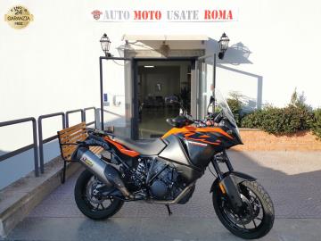 KTM 1090 ADVENTURE S
Immatricolata 2019, 1050cc, 125Cv 92Kw, 82.000Km, E4.
*** Moto revisionata e storico lavori ***
Con: Motore Bicilindrico a V, cambio manuale a 6 apporti, computer di bordo, 3 mappature motore, Abs, telaio Traliccio in tubi d’acciaio-cromo-molibdeno, forcella WP Suspension Up Side Down WP- USD Ø 43 mm, ammortizzatore posteriore WP Suspension Monoshock, doppio freno a disco anteriore da 320mm e posteriore da 267mm, cerchio anteriore da 19†e posteriore da 17â€.
Il prezzo proposto di 7.200,00euro è legato alla promozione web che prevede un acquisto tramite finanziamento di intero importo.
Il prezzo senza promo è di euro 7.900,00euro.
Rimangono sempre esclusi i costi :
-del passaggio di proprietà pari ad euro 200,00.
-messa su strada pari ad euro 400,00 che include l'attivazione della garanzia di 12 mesi completa, controlli e/o tagliando completo preconsegna all'occorrenza (olio,filtro olio, filtro aria e tutti i componenti necessari al ripristino), 12 mesi di garanzia estendibili a 24/36mesi in base al veicolo e copre i componenti non soggetti ad usura (dettagli in sede).
Il prezzo del veicolo pubblicizzato è stato calcolato utilizzando tutte le campagne commerciali a disposizione.
*************
I NOSTRI SERVIZI :
-Acquisto diretto con pagamento immediato
-conto vendita
-vendita auto, moto e scooter usati e garantiti
-vendita veicoli d'epoca
-permuta auto con moto e viceversa
-noleggio breve e lungo termine
-finanziamenti personalizzati (rata costante,mini e maxi rate, leasing)
-assistenza post-vendita con società di garanzie e officine partner
-assicurazioni
-consulenze e stime per acquisti tra privati
VISITA il nostro sito internet: automotousateroma.it oppure scarica la nostra App: automotousateroma dall' Apple store o Play store per restare aggiornato sui nostri ultimi arrivi.
VIENI A TROVARCI PER VEDERE DAL VIVO QUESTO VEICOLO :
Auto Moto Usate Roma s.r.l.Via Appia Nuova 23, 00047, Marino (RM) (adiacente Sorelle Ramonda)
*************
HAI UNA PERMUTA?
compila il form sull'App o nel nostro sito automotousateroma.it
oppure inviaci foto e descrizione (modello anno km motore ...)
al nostro numero whatsapp : Cell. 351-4646876 o Whats. 366-6562866 Fisso 06-7215841 e-mail : info@automotousateroma.it
*************
La Auto Moto Usate Roma Srl declina ogni responsabilità per eventuali involontarie incongruenze che non rappresentano in alcun modo un impegno contrattuale e invitano i clienti a verificare sempre dal vivo la correttezza dei dati che potrebbero non coincidere con l’effettivo equipaggiamento del veicolo spesso dovuto alla incompatibilità dei dati trasmessi sulle varie piattaforme web.
KTM 1090 ADVENTURE S
Immatricolata 2019, 1050cc, 125Cv 92Kw, 82.000Km, E4.
*** Moto revisionata e storico lavori ***
Con: Motore Bicilindrico a V, cambio manuale a 6 apporti, computer di bordo, 3 mappature motore, Abs, telaio Traliccio in tubi d’acciaio-cromo-molibdeno, forcella WP Suspension Up Side Down WP- USD Ø 43 mm, ammortizzatore posteriore WP Suspension Monoshock, doppio freno a disco anteriore da 320mm e posteriore da 267mm, cerchio anteriore da 19†e posteriore da 17â€.
Il prezzo proposto di 7.200,00euro è legato alla promozione web che prevede un acquisto tramite finanziamento di intero importo.
Il prezzo senza promo è di euro 7.900,00euro.
Rimangono sempre esclusi i costi :
-del passaggio di proprietà pari ad euro 200,00.
-messa su strada pari ad euro 400,00 che include l'attivazione della garanzia di 12 mesi completa, controlli e/o tagliando completo preconsegna all'occorrenza (olio,filtro olio, filtro aria e tutti i componenti necessari al ripristino), 12 mesi di garanzia estendibili a 24/36mesi in base al veicolo e copre i componenti non soggetti ad usura (dettagli in sede).
Il prezzo del veicolo pubblicizzato è stato calcolato utilizzando tutte le campagne commerciali a disposizione.
*************
I NOSTRI SERVIZI :
-Acquisto diretto con pagamento immediato
-conto vendita
-vendita auto, moto e scooter usati e garantiti
-vendita veicoli d'epoca
-permuta auto con moto e viceversa
-noleggio breve e lungo termine
-finanziamenti personalizzati (rata costante,mini e maxi rate, leasing)
-assistenza post-vendita con società di garanzie e officine partner
-assicurazioni
-consulenze e stime per acquisti tra privati
VISITA il nostro sito internet: automotousateroma.it oppure scarica la nostra App: automotousateroma dall' Apple store o Play store per restare aggiornato sui nostri ultimi arrivi.
VIENI A TROVARCI PER VEDERE DAL VIVO QUESTO VEICOLO :
Auto Moto Usate Roma s.r.l.Via Appia Nuova 23, 00047, Marino (RM) (adiacente Sorelle Ramonda)
*************
HAI UNA PERMUTA?
compila il form sull'App o nel nostro sito automotousateroma.it
oppure inviaci foto e descrizione (modello anno km motore ...)
al nostro numero whatsapp : Cell. 351-4646876 o Whats. 366-6562866 Fisso 06-7215841 e-mail : info@automotousateroma.it
*************
La Auto Moto Usate Roma Srl declina ogni responsabilità per eventuali involontarie incongruenze che non rappresentano in alcun modo un impegno contrattuale e invitano i clienti a verificare sempre dal vivo la correttezza dei dati che potrebbero non coincidere con l’effettivo equipaggiamento del veicolo spesso dovuto alla incompatibilità dei dati trasmessi sulle varie piattaforme web.