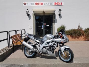 SUZUKI SV 1000 S
Immatricolato 2004, 996cc, 88Kw 120Cv, 58.000Km, Euro 2.
*** Moto iscrivibile Fmi o Asi ***
** Bollata e Revisionata **
Di serie con: Motore Bicilinrico a V, cambio manuale a 6 rapporti, doppio disco anteriore da 310mm e posteriore da 220mm, cerchi in lega da 17”. lavori eseguiti: Kit trasmissione, frizione, revisione pompa freno, dischi anteriori, pasticche anteriori e posteriori.
Accessoriato con: cupolino nero, arretratori pedane.
Il prezzo proposto di euro 1.900,00euro è legato alla promozione web che prevede un acquisto tramite finanziamento di intero importo, Info in sede.
Il prezzo a Listino senza promo è di euro 2.300,00.
Rimangono sempre esclusi i costi :
-del passaggio di proprietà pari ad euro 200,00.
-messa su strada pari ad euro 300,00 che include l'attivazione della garanzia di 12 mesi completa, controlli e o tagliando completo preconsegna all'occorrenza (olio,filtro olio, filtro aria e tutti i componenti necessari al ripristino), 12 mesi di garanzia estendibili a 24 36mesi in base al veicolo e copre i componenti non soggetti ad usura (dettagli in sede).
Il prezzo del veicolo pubblicizzato è stato calcolato utilizzando tutte le campagne commerciali a disposizione.
*************
I NOSTRI SERVIZI :
-Acquisto diretto con pagamento immediato
-conto vendita
-vendita auto, moto e scooter usati e garantiti
-vendita veicoli d'epoca
-permuta auto con moto e viceversa
-noleggio breve e lungo termine
-finanziamenti personalizzati (rata costante,mini e maxi rate, leasing)
-assistenza post-vendita con società di garanzie e officine partner
-assicurazioni
-consulenze e stime per acquisti tra privati
VISITA il nostro sito internet: automotousateroma.it oppure scarica la nostra App: automotousateroma dall' Apple store o Play store per restare aggiornato sui nostri ultimi arrivi.
VIENI A TROVARCI PER VEDERE DAL VIVO QUESTO VEICOLO :
Auto Moto Usate Roma s.r.l.Via Appia Nuova 23, 00047, Marino (RM) (adiacente Sorelle Ramonda)
*************
HAI UNA PERMUTA?
compila il form sull'App o nel nostro sito automotousateroma.it
oppure inviaci foto e descrizione (modello anno km motore ...)
al nostro numero whatsapp : Cell. 351-4646876 o Whats. 366-6562866 Fisso 06-7215841 e-mail : info@automotousateroma.it
*************
La Auto Moto Usate Roma Srl declina ogni responsabilità per eventuali involontarie incongruenze che non rappresentano in alcun modo un impegno contrattuale e invitano i clienti a verificare sempre dal vivo la correttezza dei dati che potrebbero non coincidere con l’effettivo equipaggiamento del veicolo spesso dovuto alla incompatibilità dei dati trasmessi sulle varie piattaforme web. SUZUKI SV 1000 S
Immatricolato 2004, 996cc, 88Kw 120Cv, 58.000Km, Euro 2.
*** Moto iscrivibile Fmi o Asi ***
** Bollata e Revisionata **
Di serie con: Motore Bicilinrico a V, cambio manuale a 6 rapporti, doppio disco anteriore da 310mm e posteriore da 220mm, cerchi in lega da 17”. lavori eseguiti: Kit trasmissione, frizione, revisione pompa freno, dischi anteriori, pasticche anteriori e posteriori.
Accessoriato con: cupolino nero, arretratori pedane.
Il prezzo proposto di euro 1.900,00euro è legato alla promozione web che prevede un acquisto tramite finanziamento di intero importo, Info in sede.
Il prezzo a Listino senza promo è di euro 2.300,00.
Rimangono sempre esclusi i costi :
-del passaggio di proprietà pari ad euro 200,00.
-messa su strada pari ad euro 300,00 che include l'attivazione della garanzia di 12 mesi completa, controlli e o tagliando completo preconsegna all'occorrenza (olio,filtro olio, filtro aria e tutti i componenti necessari al ripristino), 12 mesi di garanzia estendibili a 24 36mesi in base al veicolo e copre i componenti non soggetti ad usura (dettagli in sede).
Il prezzo del veicolo pubblicizzato è stato calcolato utilizzando tutte le campagne commerciali a disposizione.
*************
I NOSTRI SERVIZI :
-Acquisto diretto con pagamento immediato
-conto vendita
-vendita auto, moto e scooter usati e garantiti
-vendita veicoli d'epoca
-permuta auto con moto e viceversa
-noleggio breve e lungo termine
-finanziamenti personalizzati (rata costante,mini e maxi rate, leasing)
-assistenza post-vendita con società di garanzie e officine partner
-assicurazioni
-consulenze e stime per acquisti tra privati
VISITA il nostro sito internet: automotousateroma.it oppure scarica la nostra App: automotousateroma dall' Apple store o Play store per restare aggiornato sui nostri ultimi arrivi.
VIENI A TROVARCI PER VEDERE DAL VIVO QUESTO VEICOLO :
Auto Moto Usate Roma s.r.l.Via Appia Nuova 23, 00047, Marino (RM) (adiacente Sorelle Ramonda)
*************
HAI UNA PERMUTA?
compila il form sull'App o nel nostro sito automotousateroma.it
oppure inviaci foto e descrizione (modello anno km motore ...)
al nostro numero whatsapp : Cell. 351-4646876 o Whats. 366-6562866 Fisso 06-7215841 e-mail : info@automotousateroma.it
*************
La Auto Moto Usate Roma Srl declina ogni responsabilità per eventuali involontarie incongruenze che non rappresentano in alcun modo un impegno contrattuale e invitano i clienti a verificare sempre dal vivo la correttezza dei dati che potrebbero non coincidere con l’effettivo equipaggiamento del veicolo spesso dovuto alla incompatibilità dei dati trasmessi sulle varie piattaforme web.