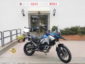 BMW F 800 GS ADVENTURE
Immatricolato 2018, 798cc, 41.000Km, 63Kw 86Cv, Euro4.
Con: Motore Bicilindrico, cambio manuale a 6 rapporti, capacità sebatoio 24litri, computer di bordo, Esa, Abs, 3 mappature Road Rain Enduro, cupolino maggiorato, manopole riscaldabili, faretti di profondità , tubolari inferiori, paramani, faro a Led, bauletto e telaietti laterali, dischi freno da 300mm anteriori e 265mm posteriore, cerchi a raggi da 21†anteriore e da 17†posteriore.
Lavori eseguiti: Gomme e kit catena.
Il prezzo proposto di euro 6.900,00euro è legato alla promozione web che prevede un acquisto tramite finanziamento di intero importo.
Info in sede.
Il prezzo a Listino senza promo è di euro 7.300,00.
Rimangono sempre esclusi i costi :
-del passaggio di proprietà pari ad euro 200,00.
-messa su strada pari ad euro 300,00 che include l'attivazione della garanzia di 12 mesi completa, controlli e/o tagliando completo preconsegna all'occorrenza (olio,filtro olio, filtro aria e tutti i componenti necessari al ripristino), 12 mesi di garanzia estendibili a 24/36mesi in base al veicolo e copre i componenti non soggetti ad usura (dettagli in sede).
Il prezzo del veicolo pubblicizzato è stato calcolato utilizzando tutte le campagne commerciali a disposizione.
*************
I NOSTRI SERVIZI :
-Acquisto diretto con pagamento immediato
-conto vendita
-vendita auto, moto e scooter usati e garantiti
-vendita veicoli d'epoca
-permuta auto con moto e viceversa
-noleggio breve e lungo termine
-finanziamenti personalizzati (rata costante,mini e maxi rate, leasing)
-assistenza post-vendita con società di garanzie e officine partner
-assicurazioni
-consulenze e stime per acquisti tra privati
VISITA il nostro sito internet: automotousateroma.it oppure scarica la nostra App: automotousateroma dall' Apple store o Play store per restare aggiornato sui nostri ultimi arrivi.
VIENI A TROVARCI PER VEDERE DAL VIVO QUESTO VEICOLO :
Auto Moto Usate Roma s.r.l.Via Appia Nuova 23, 00047, Marino (RM) (adiacente Sorelle Ramonda)
*************
HAI UNA PERMUTA?
compila il form sull'App o nel nostro sito automotousateroma.it
oppure inviaci foto e descrizione (modello anno km motore ...)
al nostro numero whatsapp : Cell. 351-4646876 o Whats. 366-6562866 Fisso 06-7215841 e-mail : info@automotousateroma.it
*************
La Auto Moto Usate Roma Srl declina ogni responsabilità per eventuali involontarie incongruenze che non rappresentano in alcun modo un impegno contrattuale e invitano i clienti a verificare sempre dal vivo la correttezza dei dati che potrebbero non coincidere con l’effettivo equipaggiamento del veicolo spesso dovuto alla incompatibilità dei dati trasmessi sulle varie piattaforme web.
BMW F 800 GS ADVENTURE
Immatricolato 2018, 798cc, 41.000Km, 63Kw 86Cv, Euro4.
Con: Motore Bicilindrico, cambio manuale a 6 rapporti, capacità sebatoio 24litri, computer di bordo, Esa, Abs, 3 mappature Road Rain Enduro, cupolino maggiorato, manopole riscaldabili, faretti di profondità , tubolari inferiori, paramani, faro a Led, bauletto e telaietti laterali, dischi freno da 300mm anteriori e 265mm posteriore, cerchi a raggi da 21†anteriore e da 17†posteriore.
Lavori eseguiti: Gomme e kit catena.
Il prezzo proposto di euro 6.900,00euro è legato alla promozione web che prevede un acquisto tramite finanziamento di intero importo.
Info in sede.
Il prezzo a Listino senza promo è di euro 7.300,00.
Rimangono sempre esclusi i costi :
-del passaggio di proprietà pari ad euro 200,00.
-messa su strada pari ad euro 300,00 che include l'attivazione della garanzia di 12 mesi completa, controlli e/o tagliando completo preconsegna all'occorrenza (olio,filtro olio, filtro aria e tutti i componenti necessari al ripristino), 12 mesi di garanzia estendibili a 24/36mesi in base al veicolo e copre i componenti non soggetti ad usura (dettagli in sede).
Il prezzo del veicolo pubblicizzato è stato calcolato utilizzando tutte le campagne commerciali a disposizione.
*************
I NOSTRI SERVIZI :
-Acquisto diretto con pagamento immediato
-conto vendita
-vendita auto, moto e scooter usati e garantiti
-vendita veicoli d'epoca
-permuta auto con moto e viceversa
-noleggio breve e lungo termine
-finanziamenti personalizzati (rata costante,mini e maxi rate, leasing)
-assistenza post-vendita con società di garanzie e officine partner
-assicurazioni
-consulenze e stime per acquisti tra privati
VISITA il nostro sito internet: automotousateroma.it oppure scarica la nostra App: automotousateroma dall' Apple store o Play store per restare aggiornato sui nostri ultimi arrivi.
VIENI A TROVARCI PER VEDERE DAL VIVO QUESTO VEICOLO :
Auto Moto Usate Roma s.r.l.Via Appia Nuova 23, 00047, Marino (RM) (adiacente Sorelle Ramonda)
*************
HAI UNA PERMUTA?
compila il form sull'App o nel nostro sito automotousateroma.it
oppure inviaci foto e descrizione (modello anno km motore ...)
al nostro numero whatsapp : Cell. 351-4646876 o Whats. 366-6562866 Fisso 06-7215841 e-mail : info@automotousateroma.it
*************
La Auto Moto Usate Roma Srl declina ogni responsabilità per eventuali involontarie incongruenze che non rappresentano in alcun modo un impegno contrattuale e invitano i clienti a verificare sempre dal vivo la correttezza dei dati che potrebbero non coincidere con l’effettivo equipaggiamento del veicolo spesso dovuto alla incompatibilità dei dati trasmessi sulle varie piattaforme web.