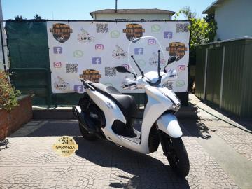 HONDA SH 350 ABS
Immatricolato 2023, 330cc, 222Kw 30Cv, 15.000Km, Euro5.
*** Scooter Unicoproprietario – Garanzia ufficiale fino al 2029 ***
Con: Motore Monocilindrico, raffreddamento a Liquido, vano retro scudo, ampio vano sotto sella, doppio cavalletto centrale e laterale, Display digitale, Abs, freni a disco da 256 mm anteriore e posteriore, cerchi da 16â€.
Il prezzo proposto di euro 4.400,00euro è legato alla promozione web che prevede un acquisto tramite un anticipo e la restante parte rimanente in finanziamento.
Il prezzo senza promo è di euro 4.900,00euro.
Rimangono sempre esclusi i costi :
-del passaggio di proprietà pari ad euro 200,00.
-messa su strada pari ad euro 300,00 che include l'attivazione della garanzia di 12 mesi completa, controlli e/o tagliando completo preconsegna all'occorrenza (olio,filtro olio, filtro aria e tutti i componenti necessari al ripristino), 12 mesi di garanzia estendibili a 24/36mesi in base al veicolo e copre i componenti non soggetti ad usura (dettagli in sede).
Il prezzo del veicolo pubblicizzato è stato calcolato utilizzando tutte le campagne commerciali a disposizione.
*************
I NOSTRI SERVIZI :
-Acquisto diretto con pagamento immediato
-conto vendita
-vendita auto, moto e scooter usati e garantiti
-vendita veicoli d'epoca
-permuta auto con moto e viceversa
-noleggio breve e lungo termine
-finanziamenti personalizzati (rata costante,mini e maxi rate, leasing)
-assistenza post-vendita con società di garanzie e officine partner
-assicurazioni
-consulenze e stime per acquisti tra privati
VISITA il nostro sito internet: automotousateroma.it oppure scarica la nostra App: automotousateroma dall' Apple store o Play store per restare aggiornato sui nostri ultimi arrivi.
VIENI A TROVARCI PER VEDERE DAL VIVO QUESTO VEICOLO :
Auto Moto Usate Roma s.r.l.Via Appia Nuova 23, 00047, Marino (RM) (adiacente Sorelle Ramonda)
*************
HAI UNA PERMUTA?
compila il form sull'App o nel nostro sito automotousateroma.it
oppure inviaci foto e descrizione (modello anno km motore ...)
al nostro numero whatsapp : Cell. 351-4646876 o Whats. 366-6562866 Fisso 06-7215841 e-mail : info@automotousateroma.it
*************
La Auto Moto Usate Roma Srl declina ogni responsabilità per eventuali involontarie incongruenze che non rappresentano in alcun modo un impegno contrattuale e invitano i clienti a verificare sempre dal vivo la correttezza dei dati che potrebbero non coincidere con l’effettivo equipaggiamento del veicolo spesso dovuto alla incompatibilità dei dati trasmessi sulle varie piattaforme web. HONDA SH 350 ABS
Immatricolato 2023, 330cc, 222Kw 30Cv, 15.000Km, Euro5.
*** Scooter Unicoproprietario – Garanzia ufficiale fino al 2029 ***
Con: Motore Monocilindrico, raffreddamento a Liquido, vano retro scudo, ampio vano sotto sella, doppio cavalletto centrale e laterale, Display digitale, Abs, freni a disco da 256 mm anteriore e posteriore, cerchi da 16â€.
Il prezzo proposto di euro 4.400,00euro è legato alla promozione web che prevede un acquisto tramite un anticipo e la restante parte rimanente in finanziamento.
Il prezzo senza promo è di euro 4.900,00euro.
Rimangono sempre esclusi i costi :
-del passaggio di proprietà pari ad euro 200,00.
-messa su strada pari ad euro 300,00 che include l'attivazione della garanzia di 12 mesi completa, controlli e/o tagliando completo preconsegna all'occorrenza (olio,filtro olio, filtro aria e tutti i componenti necessari al ripristino), 12 mesi di garanzia estendibili a 24/36mesi in base al veicolo e copre i componenti non soggetti ad usura (dettagli in sede).
Il prezzo del veicolo pubblicizzato è stato calcolato utilizzando tutte le campagne commerciali a disposizione.
*************
I NOSTRI SERVIZI :
-Acquisto diretto con pagamento immediato
-conto vendita
-vendita auto, moto e scooter usati e garantiti
-vendita veicoli d'epoca
-permuta auto con moto e viceversa
-noleggio breve e lungo termine
-finanziamenti personalizzati (rata costante,mini e maxi rate, leasing)
-assistenza post-vendita con società di garanzie e officine partner
-assicurazioni
-consulenze e stime per acquisti tra privati
VISITA il nostro sito internet: automotousateroma.it oppure scarica la nostra App: automotousateroma dall' Apple store o Play store per restare aggiornato sui nostri ultimi arrivi.
VIENI A TROVARCI PER VEDERE DAL VIVO QUESTO VEICOLO :
Auto Moto Usate Roma s.r.l.Via Appia Nuova 23, 00047, Marino (RM) (adiacente Sorelle Ramonda)
*************
HAI UNA PERMUTA?
compila il form sull'App o nel nostro sito automotousateroma.it
oppure inviaci foto e descrizione (modello anno km motore ...)
al nostro numero whatsapp : Cell. 351-4646876 o Whats. 366-6562866 Fisso 06-7215841 e-mail : info@automotousateroma.it
*************
La Auto Moto Usate Roma Srl declina ogni responsabilità per eventuali involontarie incongruenze che non rappresentano in alcun modo un impegno contrattuale e invitano i clienti a verificare sempre dal vivo la correttezza dei dati che potrebbero non coincidere con l’effettivo equipaggiamento del veicolo spesso dovuto alla incompatibilità dei dati trasmessi sulle varie piattaforme web.