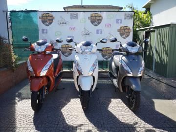 Stai cercando lo scooter perfetto per muoverti in città con stile, comfort e senza pensieri? Scopri il nuovissimo TVS Jupiter 125!
Progettato per rendere ogni tuo viaggio un'esperienza piacevole, il Jupiter 125 combina un design sofisticato con una tecnologia all'avanguardia.
Perché scegliere il TVS Jupiter 125?
Motore Potente ed Efficiente: Il suo motore da 125cc offre una guida reattiva e scattante, perfetta per il traffico cittadino, mantenendo al contempo consumi ridotti.
Massimo Comfort: La sella ergonomica e spaziosa e la sospensione ottimizzata garantiscono una guida fluida anche sulle strade più dissestate.
Design Elegante: Linee moderne, finiture cromate e un look distintivo che ti farà notare ovunque tu vada.
Tecnologia Intelligente: Cruscotto digitale, faro LED e un sistema di avviamento silenzioso che ti stupirà.
Spazio di Stoccaggio Imbattibile: Con un ampio vano sottosella (33l), il TVS Jupiter 125 offre il miglior spazio di stoccaggio della sua categoria, per portare con te tutto ciò di cui hai bisogno.
Disponibili in Vari colori : Arancione, Grigio, Blu e Bianco.
L'offerta include:
Veicoli in pronta consegna
GARANZIA UFFICIALE 5 ANNI con kilometraggio Illimitato!
Possibilità di finanziamento PERSONALIZATO, con o senza ANTICIPO, oppure con MAXI RATA
Prezzo 2.410 F.C. scontato a 2.290euro + messa su strada di 350euro
I NOSTRI SERVIZI :
-Acquisto diretto con pagamento immediato
-conto vendita
-vendita auto, moto e scooter usati e garantiti
-vendita veicoli d'epoca
-permuta auto con moto e viceversa
-noleggio breve e lungo termine
-finanziamenti personalizzati (rata costante,mini e maxi rate, leasing)
-assistenza post-vendita con società di garanzie e officine partner
-assicurazioni
-consulenze e stime per acquisti tra privati
VISITA il nostro sito internet: automotousateroma.it oppure scarica la nostra App: automotousateroma dall' Apple store o Play store per restare aggiornato sui nostri ultimi arrivi.
VIENI A TROVARCI PER VEDERE DAL VIVO QUESTO VEICOLO :
Auto Moto Usate Roma s.r.l.Via Appia Nuova 23, 00047, Marino (RM) (adiacente Sorelle Ramonda)
HAI UNA PERMUTA?
compila il form sull'App o nel nostro sito automotousateroma.it
oppure inviaci foto e descrizione (modello anno km motore ...)
al nostro numero whatsapp : Cell. 351-4646876 o Whats. 366-6562866 Fisso 06-7215841 e-mail : info@automotousateroma.it
La Auto Moto Usate Roma Srl declina ogni responsabilità per eventuali involontarie incongruenze che non rappresentano in alcun modo un impegno contrattuale e invitano i clienti a verificare sempre dal vivo la correttezza dei dati che potrebbero non coincidere con l’effettivo equipaggiamento del veicolo spesso dovuto alla incompatibilità dei dati trasmessi sulle varie piattaforme web.
Stai cercando lo scooter perfetto per muoverti in città con stile, comfort e senza pensieri? Scopri il nuovissimo TVS Jupiter 125!
Progettato per rendere ogni tuo viaggio un'esperienza piacevole, il Jupiter 125 combina un design sofisticato con una tecnologia all'avanguardia.
Perché scegliere il TVS Jupiter 125?
Motore Potente ed Efficiente: Il suo motore da 125cc offre una guida reattiva e scattante, perfetta per il traffico cittadino, mantenendo al contempo consumi ridotti.
Massimo Comfort: La sella ergonomica e spaziosa e la sospensione ottimizzata garantiscono una guida fluida anche sulle strade più dissestate.
Design Elegante: Linee moderne, finiture cromate e un look distintivo che ti farà notare ovunque tu vada.
Tecnologia Intelligente: Cruscotto digitale, faro LED e un sistema di avviamento silenzioso che ti stupirà.
Spazio di Stoccaggio Imbattibile: Con un ampio vano sottosella (33l), il TVS Jupiter 125 offre il miglior spazio di stoccaggio della sua categoria, per portare con te tutto ciò di cui hai bisogno.
Disponibili in Vari colori : Arancione, Grigio, Blu e Bianco.
L'offerta include:
Veicoli in pronta consegna
GARANZIA UFFICIALE 5 ANNI con kilometraggio Illimitato!
Possibilità di finanziamento PERSONALIZATO, con o senza ANTICIPO, oppure con MAXI RATA
Prezzo 2.410 F.C. scontato a 2.290euro + messa su strada di 350euro
I NOSTRI SERVIZI :
-Acquisto diretto con pagamento immediato
-conto vendita
-vendita auto, moto e scooter usati e garantiti
-vendita veicoli d'epoca
-permuta auto con moto e viceversa
-noleggio breve e lungo termine
-finanziamenti personalizzati (rata costante,mini e maxi rate, leasing)
-assistenza post-vendita con società di garanzie e officine partner
-assicurazioni
-consulenze e stime per acquisti tra privati
VISITA il nostro sito internet: automotousateroma.it oppure scarica la nostra App: automotousateroma dall' Apple store o Play store per restare aggiornato sui nostri ultimi arrivi.
VIENI A TROVARCI PER VEDERE DAL VIVO QUESTO VEICOLO :
Auto Moto Usate Roma s.r.l.Via Appia Nuova 23, 00047, Marino (RM) (adiacente Sorelle Ramonda)
HAI UNA PERMUTA?
compila il form sull'App o nel nostro sito automotousateroma.it
oppure inviaci foto e descrizione (modello anno km motore ...)
al nostro numero whatsapp : Cell. 351-4646876 o Whats. 366-6562866 Fisso 06-7215841 e-mail : info@automotousateroma.it
La Auto Moto Usate Roma Srl declina ogni responsabilità per eventuali involontarie incongruenze che non rappresentano in alcun modo un impegno contrattuale e invitano i clienti a verificare sempre dal vivo la correttezza dei dati che potrebbero non coincidere con l’effettivo equipaggiamento del veicolo spesso dovuto alla incompatibilità dei dati trasmessi sulle varie piattaforme web.