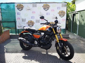 Stai cercando una moto che unisca stile, prestazioni e tecnologia all'avanguardia? Preparati a scoprire la nuova TVS Ronin 250, la cruiser moderna che sta riscrivendo le regole!
La Ronin 250 non passa inosservata. Le sue linee muscolose e retrò, l'inconfondibile faro tondo con luce diurna a T e il serbatoio scolpito la rendono una moto dal carattere unico. Che tu stia guidando in città o percorrendo strade panoramiche, attirerai gli sguardi ovunque andrai.
Sotto il suo look affascinante si nasconde un cuore tecnologico. Il motore da 225,9 cc, monocilindrico e raffreddato ad aria-olio, offre una guida fluida e reattiva, perfetta per ogni tipo di percorso.
Equipaggiata con:
Frizione antisaltellamento: per cambi marcia fluidi e sicuri.
ABS a due canali: per una frenata sempre stabile e controllata.
Modalità di guida: due opzioni (Urban e Rain) per adattare la risposta della moto alle condizioni della strada.
Strumentazione digitale: un display LCD completo che ti fornisce tutte le informazioni di cui hai bisogno, in modo chiaro e leggibile.
Connettività Bluetooth: collega il tuo smartphone e goditi funzionalità come la navigazione turn-by-turn e la gestione delle chiamate.
Massimo Comfort per Ogni Avventura
La sella ampia e comoda, la posizione di guida ergonomica e il peso contenuto (solo 160 kg in ordine di marcia) rendono la Ronin 250 una moto facile da manovrare e incredibilmente piacevole da guidare, anche sui lunghi tragitti.
Vieni a vederla e a provarla di persona! Ti aspettiamo in concessionaria per farti salire in sella alla tua prossima avventura.
L'offerta include:
Moto in pronta consegna
Garanzia ufficiale 5 Anni con kilometraggio Illimitato!
Possibilità di finanziamento (Senza anticipo, Maxi rata, personalizzato)
Prezzo 3.960 F.C. scontato a 3.690euro + messa su strada di 350euro
I NOSTRI SERVIZI :
-Acquisto diretto con pagamento immediato
-conto vendita
-vendita auto, moto e scooter usati e garantiti
-vendita veicoli d'epoca
-permuta auto con moto e viceversa
-noleggio breve e lungo termine
-finanziamenti personalizzati (rata costante,mini e maxi rate, leasing)
-assistenza post-vendita con società di garanzie e officine partner
-assicurazioni
-consulenze e stime per acquisti tra privati
VISITA il nostro sito internet: automotousateroma.it oppure scarica la nostra App: automotousateroma dall' Apple store o Play store per restare aggiornato sui nostri ultimi arrivi.
VIENI A TROVARCI PER VEDERE DAL VIVO QUESTO VEICOLO :
Auto Moto Usate Roma s.r.l.Via Appia Nuova 23, 00047, Marino (RM) (adiacente Sorelle Ramonda)
HAI UNA PERMUTA?
compila il form sull'App o nel nostro sito automotousateroma.it
oppure inviaci foto e descrizione (modello anno km motore ...)
al nostro numero whatsapp : Cell. 351-4646876 o Whats. 366-6562866 Fisso 06-7215841 e-mail : info@automotousateroma.it
Stai cercando una moto che unisca stile, prestazioni e tecnologia all'avanguardia? Preparati a scoprire la nuova TVS Ronin 250, la cruiser moderna che sta riscrivendo le regole!
La Ronin 250 non passa inosservata. Le sue linee muscolose e retrò, l'inconfondibile faro tondo con luce diurna a T e il serbatoio scolpito la rendono una moto dal carattere unico. Che tu stia guidando in città o percorrendo strade panoramiche, attirerai gli sguardi ovunque andrai.
Sotto il suo look affascinante si nasconde un cuore tecnologico. Il motore da 225,9 cc, monocilindrico e raffreddato ad aria-olio, offre una guida fluida e reattiva, perfetta per ogni tipo di percorso.
Equipaggiata con:
Frizione antisaltellamento: per cambi marcia fluidi e sicuri.
ABS a due canali: per una frenata sempre stabile e controllata.
Modalità di guida: due opzioni (Urban e Rain) per adattare la risposta della moto alle condizioni della strada.
Strumentazione digitale: un display LCD completo che ti fornisce tutte le informazioni di cui hai bisogno, in modo chiaro e leggibile.
Connettività Bluetooth: collega il tuo smartphone e goditi funzionalità come la navigazione turn-by-turn e la gestione delle chiamate.
Massimo Comfort per Ogni Avventura
La sella ampia e comoda, la posizione di guida ergonomica e il peso contenuto (solo 160 kg in ordine di marcia) rendono la Ronin 250 una moto facile da manovrare e incredibilmente piacevole da guidare, anche sui lunghi tragitti.
Vieni a vederla e a provarla di persona! Ti aspettiamo in concessionaria per farti salire in sella alla tua prossima avventura.
L'offerta include:
Moto in pronta consegna
Garanzia ufficiale 5 Anni con kilometraggio Illimitato!
Possibilità di finanziamento (Senza anticipo, Maxi rata, personalizzato)
Prezzo 3.960 F.C. scontato a 3.690euro + messa su strada di 350euro
I NOSTRI SERVIZI :
-Acquisto diretto con pagamento immediato
-conto vendita
-vendita auto, moto e scooter usati e garantiti
-vendita veicoli d'epoca
-permuta auto con moto e viceversa
-noleggio breve e lungo termine
-finanziamenti personalizzati (rata costante,mini e maxi rate, leasing)
-assistenza post-vendita con società di garanzie e officine partner
-assicurazioni
-consulenze e stime per acquisti tra privati
VISITA il nostro sito internet: automotousateroma.it oppure scarica la nostra App: automotousateroma dall' Apple store o Play store per restare aggiornato sui nostri ultimi arrivi.
VIENI A TROVARCI PER VEDERE DAL VIVO QUESTO VEICOLO :
Auto Moto Usate Roma s.r.l.Via Appia Nuova 23, 00047, Marino (RM) (adiacente Sorelle Ramonda)
HAI UNA PERMUTA?
compila il form sull'App o nel nostro sito automotousateroma.it
oppure inviaci foto e descrizione (modello anno km motore ...)
al nostro numero whatsapp : Cell. 351-4646876 o Whats. 366-6562866 Fisso 06-7215841 e-mail : info@automotousateroma.it