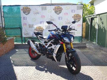 E' il momento di scendere in strada con la nuova TVS RTR 310 PLUS!
Questa naked sportiva non è solo una moto, è un concentrato di pura adrenalina e tecnologia all'avanguardia. Preparati a vivere un'esperienza di guida senza precedenti, grazie a un motore potente e reattivo che ti farà sentire ogni curva, ogni accelerazione.
Il design aggressivo e le linee affilate della RTR 310 PLUS non passano inosservate. Ogni dettaglio è stato studiato per unire estetica e funzionalità , offrendoti una moto che attira gli sguardi e che ti fa sentire al centro dell'attenzione.
Ecco alcune delle caratteristiche che rendono la RTR 310 PLUS unica:
Motore monocilindrico da 312,2 cc: Potenza e coppia sono sempre a tua disposizione, per garantirti prestazioni entusiasmanti in ogni situazione.
Modalità di guida multiple: Scegli tra le diverse modalità di guida (Urban, Rain, Sport) per adattare la moto al tuo stile e alle condizioni della strada.
Tecnologia SmartXonnect: Connettività Bluetooth per gestire chiamate, navigazione e musica direttamente dal display della moto.
Sospensioni regolabili: Personalizza l'assetto della moto per una guida più confortevole o più sportiva, a seconda delle tue preferenze.
Faro full LED: Illuminazione potente e dal design futuristico, per vedere ed essere visti in ogni momento.
Non accontentarti della solita moto. Scegli la TVS RTR 310 PLUS e scopri un nuovo modo di vivere la strada.
Vieni a vederla dal vivo e prenota il tuo test ride. La tua nuova avventura ti aspetta.
L'offerta include:
Moto in pronta consegna
Garanzia ufficiale 5 Anni e kilometraggio Illimitato!
Possibilità di finanziamento (Senza anticipo, Maxi rata, personalizzato)
Prezzo 6.010 F.C. scontato a 5.690euro + messa su strada di 350euro
I NOSTRI SERVIZI :
-Acquisto diretto con pagamento immediato
-conto vendita
-vendita auto, moto e scooter usati e garantiti
-vendita veicoli d'epoca
-permuta auto con moto e viceversa
-noleggio breve e lungo termine
-finanziamenti personalizzati (rata costante,mini e maxi rate, leasing)
-assistenza post-vendita con società di garanzie e officine partner
-assicurazioni
-consulenze e stime per acquisti tra privati
VISITA il nostro sito internet: automotousateroma.it oppure scarica la nostra App: automotousateroma dall' Apple store o Play store per restare aggiornato sui nostri ultimi arrivi.
VIENI A TROVARCI PER VEDERE DAL VIVO QUESTO VEICOLO :
Auto Moto Usate Roma s.r.l.Via Appia Nuova 23, 00047, Marino (RM) (adiacente Sorelle Ramonda)
HAI UNA PERMUTA?
compila il form sull'App o nel nostro sito automotousateroma.it
oppure inviaci foto e descrizione (modello anno km motore ...)
al nostro numero whatsapp : Cell. 351-4646876 o Whats. 366-6562866 Fisso 06-7215841 e-mail : info@automotousateroma.it
E' il momento di scendere in strada con la nuova TVS RTR 310 PLUS!
Questa naked sportiva non è solo una moto, è un concentrato di pura adrenalina e tecnologia all'avanguardia. Preparati a vivere un'esperienza di guida senza precedenti, grazie a un motore potente e reattivo che ti farà sentire ogni curva, ogni accelerazione.
Il design aggressivo e le linee affilate della RTR 310 PLUS non passano inosservate. Ogni dettaglio è stato studiato per unire estetica e funzionalità , offrendoti una moto che attira gli sguardi e che ti fa sentire al centro dell'attenzione.
Ecco alcune delle caratteristiche che rendono la RTR 310 PLUS unica:
Motore monocilindrico da 312,2 cc: Potenza e coppia sono sempre a tua disposizione, per garantirti prestazioni entusiasmanti in ogni situazione.
Modalità di guida multiple: Scegli tra le diverse modalità di guida (Urban, Rain, Sport) per adattare la moto al tuo stile e alle condizioni della strada.
Tecnologia SmartXonnect: Connettività Bluetooth per gestire chiamate, navigazione e musica direttamente dal display della moto.
Sospensioni regolabili: Personalizza l'assetto della moto per una guida più confortevole o più sportiva, a seconda delle tue preferenze.
Faro full LED: Illuminazione potente e dal design futuristico, per vedere ed essere visti in ogni momento.
Non accontentarti della solita moto. Scegli la TVS RTR 310 PLUS e scopri un nuovo modo di vivere la strada.
Vieni a vederla dal vivo e prenota il tuo test ride. La tua nuova avventura ti aspetta.
L'offerta include:
Moto in pronta consegna
Garanzia ufficiale 5 Anni e kilometraggio Illimitato!
Possibilità di finanziamento (Senza anticipo, Maxi rata, personalizzato)
Prezzo 6.010 F.C. scontato a 5.690euro + messa su strada di 350euro
I NOSTRI SERVIZI :
-Acquisto diretto con pagamento immediato
-conto vendita
-vendita auto, moto e scooter usati e garantiti
-vendita veicoli d'epoca
-permuta auto con moto e viceversa
-noleggio breve e lungo termine
-finanziamenti personalizzati (rata costante,mini e maxi rate, leasing)
-assistenza post-vendita con società di garanzie e officine partner
-assicurazioni
-consulenze e stime per acquisti tra privati
VISITA il nostro sito internet: automotousateroma.it oppure scarica la nostra App: automotousateroma dall' Apple store o Play store per restare aggiornato sui nostri ultimi arrivi.
VIENI A TROVARCI PER VEDERE DAL VIVO QUESTO VEICOLO :
Auto Moto Usate Roma s.r.l.Via Appia Nuova 23, 00047, Marino (RM) (adiacente Sorelle Ramonda)
HAI UNA PERMUTA?
compila il form sull'App o nel nostro sito automotousateroma.it
oppure inviaci foto e descrizione (modello anno km motore ...)
al nostro numero whatsapp : Cell. 351-4646876 o Whats. 366-6562866 Fisso 06-7215841 e-mail : info@automotousateroma.it