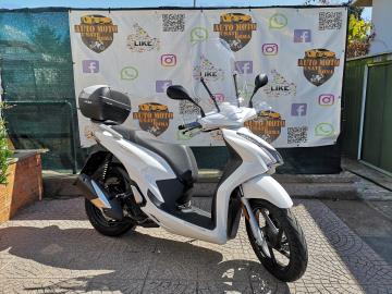 QJ Motor SQ16 125: Il tuo prossimo viaggio inizia qui!
Cerchi un compagno di viaggio agile, moderno e affidabile per la città e non solo? Il QJ Motor SQ16 125 è la risposta che stavi cercando!
Questo scooter, nuovo di fabbrica e pronto per essere immatricolato, unisce un design sportivo e accattivante a una tecnologia all'avanguardia. Il motore da 125 cc, omologato Euro 5, ti garantirà prestazioni brillanti con consumi ridotti, mentre il sistema di frenata CBS (Combined Braking System) ti offrirà la massima sicurezza in ogni situazione.
Caratteristiche principali:
Motore: Monocilindrico 4 tempi, 125 cc, raffreddato ad aria, Euro 5.
Frenata: Sistema CBS per una frenata sicura e bilanciata.
Illuminazione: Fari Full LED per una visibilità perfetta.
Strumentazione: Display digitale LCD multifunzione.
Comfort: Sella spaziosa e comoda anche per il passeggero.
Praticità: Vano sottosella capiente e pedana piatta per un'ottima abitabilità.
Design: Linee aggressive e moderne, finiture di alta qualità.
Ideale per la città: Leggero e maneggevole, ti farà dimenticare il traffico.
Affidabile e sicuro: Tecnologia moderna per la tua tranquillità.
Economico: Consumi ridotti e costi di gestione contenuti.
Stile unico: Distinguiti dalla massa con un design che non passa inosservato.
Prezzo 2.790euro + messa su strada di 350euro
L'offerta include:
Mezzo in pronta consegna
Garanzia ufficiale 3+1 Anni!
Possibilità di finanziamento (Senza anticipo, Maxi rata, personalizzato).
I NOSTRI SERVIZI :
-Acquisto diretto con pagamento immediato
-conto vendita
-vendita auto, moto e scooter usati e garantiti
-vendita veicoli d'epoca
-permuta auto con moto e viceversa
-noleggio breve e lungo termine
-finanziamenti personalizzati (rata costante,mini e maxi rate, leasing)
-assistenza post-vendita con società di garanzie e officine partner
-assicurazioni
-consulenze e stime per acquisti tra privati
VISITA il nostro sito internet: automotousateroma.it oppure scarica la nostra App: automotousateroma dall' Apple store o Play store per restare aggiornato sui nostri ultimi arrivi.
VIENI A TROVARCI PER VEDERE DAL VIVO QUESTO VEICOLO :
Auto Moto Usate Roma s.r.l.Via Appia Nuova 23, 00047, Marino (RM) (adiacente Sorelle Ramonda)
HAI UNA PERMUTA?
compila il form sull'App o nel nostro sito automotousateroma.it
oppure inviaci foto e descrizione (modello anno km motore ...)
al nostro numero whatsapp : Cell. 366-6562866 o 351-4646876 Fisso 06-7215841 e-mail : info@automotousateroma.it
La Auto Moto Usate Roma Srl declina ogni responsabilità per eventuali involontarie incongruenze che non rappresentano in alcun modo un impegno contrattuale e invitano i clienti a verificare sempre dal vivo la correttezza dei dati che potrebbero non coincidere con l’effettivo equipaggiamento del veicolo spesso dovuto alla incompatibilità dei dati trasmessi sulle varie piattaforme web.
QJ Motor SQ16 125: Il tuo prossimo viaggio inizia qui!
Cerchi un compagno di viaggio agile, moderno e affidabile per la città e non solo? Il QJ Motor SQ16 125 è la risposta che stavi cercando!
Questo scooter, nuovo di fabbrica e pronto per essere immatricolato, unisce un design sportivo e accattivante a una tecnologia all'avanguardia. Il motore da 125 cc, omologato Euro 5, ti garantirà prestazioni brillanti con consumi ridotti, mentre il sistema di frenata CBS (Combined Braking System) ti offrirà la massima sicurezza in ogni situazione.
Caratteristiche principali:
Motore: Monocilindrico 4 tempi, 125 cc, raffreddato ad aria, Euro 5.
Frenata: Sistema CBS per una frenata sicura e bilanciata.
Illuminazione: Fari Full LED per una visibilità perfetta.
Strumentazione: Display digitale LCD multifunzione.
Comfort: Sella spaziosa e comoda anche per il passeggero.
Praticità: Vano sottosella capiente e pedana piatta per un'ottima abitabilità.
Design: Linee aggressive e moderne, finiture di alta qualità.
Ideale per la città: Leggero e maneggevole, ti farà dimenticare il traffico.
Affidabile e sicuro: Tecnologia moderna per la tua tranquillità.
Economico: Consumi ridotti e costi di gestione contenuti.
Stile unico: Distinguiti dalla massa con un design che non passa inosservato.
Prezzo 2.790euro + messa su strada di 350euro
L'offerta include:
Mezzo in pronta consegna
Garanzia ufficiale 3+1 Anni!
Possibilità di finanziamento (Senza anticipo, Maxi rata, personalizzato).
I NOSTRI SERVIZI :
-Acquisto diretto con pagamento immediato
-conto vendita
-vendita auto, moto e scooter usati e garantiti
-vendita veicoli d'epoca
-permuta auto con moto e viceversa
-noleggio breve e lungo termine
-finanziamenti personalizzati (rata costante,mini e maxi rate, leasing)
-assistenza post-vendita con società di garanzie e officine partner
-assicurazioni
-consulenze e stime per acquisti tra privati
VISITA il nostro sito internet: automotousateroma.it oppure scarica la nostra App: automotousateroma dall' Apple store o Play store per restare aggiornato sui nostri ultimi arrivi.
VIENI A TROVARCI PER VEDERE DAL VIVO QUESTO VEICOLO :
Auto Moto Usate Roma s.r.l.Via Appia Nuova 23, 00047, Marino (RM) (adiacente Sorelle Ramonda)
HAI UNA PERMUTA?
compila il form sull'App o nel nostro sito automotousateroma.it
oppure inviaci foto e descrizione (modello anno km motore ...)
al nostro numero whatsapp : Cell. 366-6562866 o 351-4646876 Fisso 06-7215841 e-mail : info@automotousateroma.it
La Auto Moto Usate Roma Srl declina ogni responsabilità per eventuali involontarie incongruenze che non rappresentano in alcun modo un impegno contrattuale e invitano i clienti a verificare sempre dal vivo la correttezza dei dati che potrebbero non coincidere con l’effettivo equipaggiamento del veicolo spesso dovuto alla incompatibilità dei dati trasmessi sulle varie piattaforme web.
