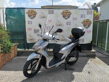 Nuovo QJ Motor SQ200: lo scooter a ruote alte che fa la differenza!
Se cerchi uno scooter agile e scattante per la città, ma che non ti lasci a piedi quando devi affrontare percorsi più lunghi, il nuovo QJ Motor SQ200 è la scelta giusta per te. È uno scooter a ruote alte con un'anima da grande.
Cosa lo rende speciale?
Motore Potente e Fluido: Grazie al suo motore monocilindrico da 175cc raffreddato a liquido, l'SQ200 offre 18 CV di potenza. Ti garantisce sorpassi sicuri e una guida brillante, sia nel traffico urbano che nei tratti extraurbani.
Massima Sicurezza: Viaggia in totale tranquillità grazie all'ABS a doppio canale, che garantisce frenate potenti e sicure su ogni tipo di asfalto. Il sistema di controllo di trazione e il dispositivo Start Stop contribuiscono a una guida più efficiente e controllata.
Comfort e Funzionalità: Progettato per il massimo comfort, l'SQ200 ha una sella spaziosa e un sottosella che può ospitare un casco integrale.
L'allestimento è ricchissimo di serie, con parabrezza, paramani e un pratico bauletto SHAD da 33 litri già inclusi. Le due prese USB (una A e una C) ti permettono di ricaricare i tuoi dispositivi ovunque tu sia.
Design Elegante e Moderno: Con il suo look contemporaneo e l'illuminazione full-LED, non passerai inosservato.
Le ruote da 16 pollici assicurano una stabilità eccellente e un'ottima maneggevolezza.
Prezzo 2.990euro in promo a 2.890euro + messa su strada di 350euro
L'offerta include:
Mezzo in pronta consegna
Garanzia ufficiale 3+1 Anni!
Possibilità di finanziamento (Senza anticipo, Maxi rata, personalizzato).
I NOSTRI SERVIZI :
-Acquisto diretto con pagamento immediato
-conto vendita
-vendita auto, moto e scooter usati e garantiti
-vendita veicoli d'epoca
-permuta auto con moto e viceversa
-noleggio breve e lungo termine
-finanziamenti personalizzati (rata costante,mini e maxi rate, leasing)
-assistenza post-vendita con società di garanzie e officine partner
-assicurazioni
-consulenze e stime per acquisti tra privati
VISITA il nostro sito internet: automotousateroma.it oppure scarica la nostra App: automotousateroma dall' Apple store o Play store per restare aggiornato sui nostri ultimi arrivi.
VIENI A TROVARCI PER VEDERE DAL VIVO QUESTO VEICOLO :
Auto Moto Usate Roma s.r.l.Via Appia Nuova 23, 00047, Marino (RM) (adiacente Sorelle Ramonda)
HAI UNA PERMUTA?
compila il form sull'App o nel nostro sito automotousateroma.it
oppure inviaci foto e descrizione (modello anno km motore ...)
al nostro numero whatsapp : Cell. 366-6562866 o 351-4646876 Fisso 06-7215841 e-mail : info@automotousateroma.it
La Auto Moto Usate Roma Srl declina ogni responsabilità per eventuali involontarie incongruenze che non rappresentano in alcun modo un impegno contrattuale e invitano i clienti a verificare sempre dal vivo la correttezza dei dati che potrebbero non coincidere con l’effettivo equipaggiamento del veicolo. Nuovo QJ Motor SQ200: lo scooter a ruote alte che fa la differenza!
Se cerchi uno scooter agile e scattante per la città, ma che non ti lasci a piedi quando devi affrontare percorsi più lunghi, il nuovo QJ Motor SQ200 è la scelta giusta per te. È uno scooter a ruote alte con un'anima da grande.
Cosa lo rende speciale?
Motore Potente e Fluido: Grazie al suo motore monocilindrico da 175cc raffreddato a liquido, l'SQ200 offre 18 CV di potenza. Ti garantisce sorpassi sicuri e una guida brillante, sia nel traffico urbano che nei tratti extraurbani.
Massima Sicurezza: Viaggia in totale tranquillità grazie all'ABS a doppio canale, che garantisce frenate potenti e sicure su ogni tipo di asfalto. Il sistema di controllo di trazione e il dispositivo Start Stop contribuiscono a una guida più efficiente e controllata.
Comfort e Funzionalità: Progettato per il massimo comfort, l'SQ200 ha una sella spaziosa e un sottosella che può ospitare un casco integrale.
L'allestimento è ricchissimo di serie, con parabrezza, paramani e un pratico bauletto SHAD da 33 litri già inclusi. Le due prese USB (una A e una C) ti permettono di ricaricare i tuoi dispositivi ovunque tu sia.
Design Elegante e Moderno: Con il suo look contemporaneo e l'illuminazione full-LED, non passerai inosservato.
Le ruote da 16 pollici assicurano una stabilità eccellente e un'ottima maneggevolezza.
Prezzo 2.990euro in promo a 2.890euro + messa su strada di 350euro
L'offerta include:
Mezzo in pronta consegna
Garanzia ufficiale 3+1 Anni!
Possibilità di finanziamento (Senza anticipo, Maxi rata, personalizzato).
I NOSTRI SERVIZI :
-Acquisto diretto con pagamento immediato
-conto vendita
-vendita auto, moto e scooter usati e garantiti
-vendita veicoli d'epoca
-permuta auto con moto e viceversa
-noleggio breve e lungo termine
-finanziamenti personalizzati (rata costante,mini e maxi rate, leasing)
-assistenza post-vendita con società di garanzie e officine partner
-assicurazioni
-consulenze e stime per acquisti tra privati
VISITA il nostro sito internet: automotousateroma.it oppure scarica la nostra App: automotousateroma dall' Apple store o Play store per restare aggiornato sui nostri ultimi arrivi.
VIENI A TROVARCI PER VEDERE DAL VIVO QUESTO VEICOLO :
Auto Moto Usate Roma s.r.l.Via Appia Nuova 23, 00047, Marino (RM) (adiacente Sorelle Ramonda)
HAI UNA PERMUTA?
compila il form sull'App o nel nostro sito automotousateroma.it
oppure inviaci foto e descrizione (modello anno km motore ...)
al nostro numero whatsapp : Cell. 366-6562866 o 351-4646876 Fisso 06-7215841 e-mail : info@automotousateroma.it
La Auto Moto Usate Roma Srl declina ogni responsabilità per eventuali involontarie incongruenze che non rappresentano in alcun modo un impegno contrattuale e invitano i clienti a verificare sempre dal vivo la correttezza dei dati che potrebbero non coincidere con l’effettivo equipaggiamento del veicolo.