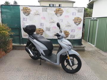 Nuovo QJ Motor SQ200: lo scooter a ruote alte che fa la differenza!
Se cerchi uno scooter agile e scattante per la città, ma che non ti lasci a piedi quando devi affrontare percorsi più lunghi, il nuovo QJ Motor SQ200 è la scelta giusta per te. È uno scooter a ruote alte con un'anima da grande.
Motore Potente e Fluido: Grazie al suo motore monocilindrico da 175cc raffreddato a liquido, l'SQ200 offre 18 CV di potenza. Ti garantisce sorpassi sicuri e una guida brillante, sia nel traffico urbano che nei tratti extraurbani.
Massima Sicurezza: Viaggia in totale tranquillità grazie all'ABS a doppio canale, che garantisce frenate potenti e sicure su ogni tipo di asfalto. Il sistema di controllo di trazione e il dispositivo Start Stop contribuiscono a una guida più efficiente e controllata.
Comfort e Funzionalità: Progettato per il massimo comfort, l'SQ200 ha una sella spaziosa e un sottosella che può ospitare un casco integrale.
L'allestimento è ricchissimo di serie, con parabrezza, paramani e un pratico bauletto SHAD da 33 litri già inclusi. Le due prese USB (una A e una C) ti permettono di ricaricare i tuoi dispositivi ovunque tu sia.
Design Elegante e Moderno: Con il suo look contemporaneo e l'illuminazione full-LED, non passerai inosservato.
Le ruote da 16 pollici assicurano una stabilità eccellente e un'ottima maneggevolezza.
Prezzo 2.990euro in promo a 2.790euro + messa su strada di 350euro.
L'offerta include:
Mezzo in pronta consegna
Garanzia ufficiale 3+1 Anni!
Possibilità di finanziamento (Senza anticipo, Maxi rata, personalizzato).
I NOSTRI SERVIZI :
-Acquisto diretto con pagamento immediato
-conto vendita
-vendita auto, moto e scooter usati e garantiti
-vendita veicoli d'epoca
-permuta auto con moto e viceversa
-noleggio breve e lungo termine
-finanziamenti personalizzati (rata costante,mini e maxi rate, leasing)
-assistenza post-vendita con società di garanzie e officine partner
-assicurazioni
-consulenze e stime per acquisti tra privati
VISITA il nostro sito internet: automotousateroma.it oppure scarica la nostra App: automotousateroma dall' Apple store o Play store per restare aggiornato sui nostri ultimi arrivi.
VIENI A TROVARCI PER VEDERE DAL VIVO QUESTO VEICOLO :
Auto Moto Usate Roma s.r.l.Via Appia Nuova 23, 00047, Marino (RM) (adiacente Sorelle Ramonda)
HAI UNA PERMUTA?
compila il form sull'App o nel nostro sito automotousateroma.it
oppure inviaci foto e descrizione (modello anno km motore ...)
al nostro numero whatsapp : Cell. 366-6562866 o 351-4646876 Fisso 06-7215841 e-mail : info@automotousateroma.it
La Auto Moto Usate Roma Srl declina ogni responsabilità per eventuali involontarie incongruenze che non rappresentano in alcun modo un impegno contrattuale e invitano i clienti a verificare sempre dal vivo la correttezza dei dati che potrebbero non coincidere con l’effettivo equipaggiamento del veicolo.
Nuovo QJ Motor SQ200: lo scooter a ruote alte che fa la differenza!
Se cerchi uno scooter agile e scattante per la città, ma che non ti lasci a piedi quando devi affrontare percorsi più lunghi, il nuovo QJ Motor SQ200 è la scelta giusta per te. È uno scooter a ruote alte con un'anima da grande.
Motore Potente e Fluido: Grazie al suo motore monocilindrico da 175cc raffreddato a liquido, l'SQ200 offre 18 CV di potenza. Ti garantisce sorpassi sicuri e una guida brillante, sia nel traffico urbano che nei tratti extraurbani.
Massima Sicurezza: Viaggia in totale tranquillità grazie all'ABS a doppio canale, che garantisce frenate potenti e sicure su ogni tipo di asfalto. Il sistema di controllo di trazione e il dispositivo Start Stop contribuiscono a una guida più efficiente e controllata.
Comfort e Funzionalità: Progettato per il massimo comfort, l'SQ200 ha una sella spaziosa e un sottosella che può ospitare un casco integrale.
L'allestimento è ricchissimo di serie, con parabrezza, paramani e un pratico bauletto SHAD da 33 litri già inclusi. Le due prese USB (una A e una C) ti permettono di ricaricare i tuoi dispositivi ovunque tu sia.
Design Elegante e Moderno: Con il suo look contemporaneo e l'illuminazione full-LED, non passerai inosservato.
Le ruote da 16 pollici assicurano una stabilità eccellente e un'ottima maneggevolezza.
Prezzo 2.990euro in promo a 2.790euro + messa su strada di 350euro.
L'offerta include:
Mezzo in pronta consegna
Garanzia ufficiale 3+1 Anni!
Possibilità di finanziamento (Senza anticipo, Maxi rata, personalizzato).
I NOSTRI SERVIZI :
-Acquisto diretto con pagamento immediato
-conto vendita
-vendita auto, moto e scooter usati e garantiti
-vendita veicoli d'epoca
-permuta auto con moto e viceversa
-noleggio breve e lungo termine
-finanziamenti personalizzati (rata costante,mini e maxi rate, leasing)
-assistenza post-vendita con società di garanzie e officine partner
-assicurazioni
-consulenze e stime per acquisti tra privati
VISITA il nostro sito internet: automotousateroma.it oppure scarica la nostra App: automotousateroma dall' Apple store o Play store per restare aggiornato sui nostri ultimi arrivi.
VIENI A TROVARCI PER VEDERE DAL VIVO QUESTO VEICOLO :
Auto Moto Usate Roma s.r.l.Via Appia Nuova 23, 00047, Marino (RM) (adiacente Sorelle Ramonda)
HAI UNA PERMUTA?
compila il form sull'App o nel nostro sito automotousateroma.it
oppure inviaci foto e descrizione (modello anno km motore ...)
al nostro numero whatsapp : Cell. 366-6562866 o 351-4646876 Fisso 06-7215841 e-mail : info@automotousateroma.it
La Auto Moto Usate Roma Srl declina ogni responsabilità per eventuali involontarie incongruenze che non rappresentano in alcun modo un impegno contrattuale e invitano i clienti a verificare sempre dal vivo la correttezza dei dati che potrebbero non coincidere con l’effettivo equipaggiamento del veicolo.