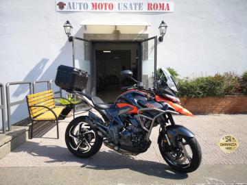 ZONTES ZT 350 T1 ADVENTURE
Immatricolata 2025, 348cc, 39Cv 29KW, 2.100Km, Euro5.
Con: Motore monocilindrico, cambio manuale a 6 rapporti, Abs, raffreddamento a liquido, faro a Led, display TFT, doppia mappatura ECO SPORT, forcella telescopica a steli rovesciati, freno a disco da 320mm anteriore e da 265mm al posteriore, cerchi da 17”.
Accessoriato con: Paramotore, bauletto Givi Trekker Dolomiti.
Il prezzo proposto di euro 3.400,00euro è legato alla promozione web che prevede un acquisto tramite finanziamento di intero importo, Info in sede.
Il prezzo a Listino senza promo è di euro 3.900,00.
Rimangono sempre esclusi i costi :
-del passaggio di proprietà pari ad euro 200,00.
-messa su strada pari ad euro 200,00 che include l'attivazione della garanzia di 12 mesi completa, controlli e o tagliando completo preconsegna all'occorrenza (olio,filtro olio, filtro aria e tutti i componenti necessari al ripristino), 12 mesi di garanzia estendibili a 24 36mesi in base al veicolo e copre i componenti non soggetti ad usura (dettagli in sede).
I NOSTRI SERVIZI :
-Acquisto diretto con pagamento immediato
-conto vendita
-vendita auto, moto e scooter usati e garantiti
-vendita veicoli d'epoca
-permuta auto con moto e viceversa
-noleggio breve e lungo termine
-finanziamenti personalizzati (rata costante,mini e maxi rate, leasing)
-assistenza post-vendita con società di garanzie e officine partner
-assicurazioni
-consulenze e stime per acquisti tra privati
VISITA il nostro sito internet: automotousateroma.it oppure scarica la nostra App: automotousateroma dall' Apple store o Play store per restare aggiornato sui nostri ultimi arrivi.
VIENI A TROVARCI PER VEDERE DAL VIVO QUESTO VEICOLO :
Auto Moto Usate Roma s.r.l.Via Appia Nuova 23, 00047, Marino (RM) (adiacente Sorelle Ramonda)
*************
HAI UNA PERMUTA?
compila il form sull'App o nel nostro sito automotousateroma.it
oppure inviaci foto e descrizione (modello anno km motore ...)
al nostro numero whatsapp : Cell. 366-6562866 o 351-4646876 Fisso 06-7215841 e-mail : info@automotousateroma.it
*************
La Auto Moto Usate Roma Srl declina ogni responsabilità per eventuali involontarie incongruenze che non rappresentano in alcun modo un impegno contrattuale e invitano i clienti a verificare sempre dal vivo la correttezza dei dati che potrebbero non coincidere con l’effettivo equipaggiamento del veicolo spesso dovuto alla incompatibilità dei dati trasmessi sulle varie piattaforme web. ZONTES ZT 350 T1 ADVENTURE
Immatricolata 2025, 348cc, 39Cv 29KW, 2.100Km, Euro5.
Con: Motore monocilindrico, cambio manuale a 6 rapporti, Abs, raffreddamento a liquido, faro a Led, display TFT, doppia mappatura ECO SPORT, forcella telescopica a steli rovesciati, freno a disco da 320mm anteriore e da 265mm al posteriore, cerchi da 17”.
Accessoriato con: Paramotore, bauletto Givi Trekker Dolomiti.
Il prezzo proposto di euro 3.400,00euro è legato alla promozione web che prevede un acquisto tramite finanziamento di intero importo, Info in sede.
Il prezzo a Listino senza promo è di euro 3.900,00.
Rimangono sempre esclusi i costi :
-del passaggio di proprietà pari ad euro 200,00.
-messa su strada pari ad euro 200,00 che include l'attivazione della garanzia di 12 mesi completa, controlli e o tagliando completo preconsegna all'occorrenza (olio,filtro olio, filtro aria e tutti i componenti necessari al ripristino), 12 mesi di garanzia estendibili a 24 36mesi in base al veicolo e copre i componenti non soggetti ad usura (dettagli in sede).
I NOSTRI SERVIZI :
-Acquisto diretto con pagamento immediato
-conto vendita
-vendita auto, moto e scooter usati e garantiti
-vendita veicoli d'epoca
-permuta auto con moto e viceversa
-noleggio breve e lungo termine
-finanziamenti personalizzati (rata costante,mini e maxi rate, leasing)
-assistenza post-vendita con società di garanzie e officine partner
-assicurazioni
-consulenze e stime per acquisti tra privati
VISITA il nostro sito internet: automotousateroma.it oppure scarica la nostra App: automotousateroma dall' Apple store o Play store per restare aggiornato sui nostri ultimi arrivi.
VIENI A TROVARCI PER VEDERE DAL VIVO QUESTO VEICOLO :
Auto Moto Usate Roma s.r.l.Via Appia Nuova 23, 00047, Marino (RM) (adiacente Sorelle Ramonda)
*************
HAI UNA PERMUTA?
compila il form sull'App o nel nostro sito automotousateroma.it
oppure inviaci foto e descrizione (modello anno km motore ...)
al nostro numero whatsapp : Cell. 366-6562866 o 351-4646876 Fisso 06-7215841 e-mail : info@automotousateroma.it
*************
La Auto Moto Usate Roma Srl declina ogni responsabilità per eventuali involontarie incongruenze che non rappresentano in alcun modo un impegno contrattuale e invitano i clienti a verificare sempre dal vivo la correttezza dei dati che potrebbero non coincidere con l’effettivo equipaggiamento del veicolo spesso dovuto alla incompatibilità dei dati trasmessi sulle varie piattaforme web.