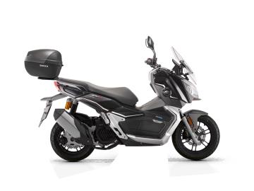 QJ Motor ATR 125, il nuovo protagonista della città !
Ti presentiamo il nuovissimo QJ Motor ATR 125, uno scooter che ridefinisce il concetto di mobilità urbana. Perfetto per chi cerca un mezzo pratico, moderno e performante, l'ATR 125 è l'alleato ideale per affrontare il traffico cittadino con disinvoltura.
Caratteristiche principali:
Design moderno e accattivante: Linee tese e un look sportivo che non passa inosservato.
Motore monocilindrico 4T da 125 cc raffreddato a liquido: Potente e brillante, garantisce accelerazioni rapide e una guida fluida e piacevole.
Sicurezza al top: Dotato di serie di ABS sull'anteriore per frenate sicure e controllate in ogni condizione.
Comfort a 360 : Sella spaziosa e comoda, pedana ampia e manubrio ergonomico per una posizione di guida rilassata e naturale.
Tecnologia all'avanguardia: Faro full LED, strumentazione digitale LCD con connettività Bluetooth e avvio keyless per un'esperienza di guida smart e intuitiva.
Capacità di carico: Sottosella capiente per un casco integrale e vano portaoggetti con presa USB per ricaricare i tuoi dispositivi.
Perché scegliere il QJ Motor ATR 125?
Guida dinamica e divertente: Grazie al suo telaio agile e leggero, si muove con facilità tra le vie della città .
Consumi ridotti: Massima efficienza e costi di gestione minimi.
Condizioni:
Lo scooter è nuovo, da immatricolare.
Verrà fornito con tutti i documenti e la garanzia ufficiale del produttore.
Prezzo 2.990euro + 350 euro messa su strada.
L'offerta include:
Mezzo in pronta consegna
Garanzia ufficiale 3+1 Anni!
Possibilità di finanziamento (Senza anticipo, Maxi rata, personalizzato).
I NOSTRI SERVIZI :
-Acquisto diretto con pagamento immediato
-conto vendita
-vendita auto, moto e scooter usati e garantiti
-vendita veicoli d'epoca
-permuta auto con moto e viceversa
-noleggio breve e lungo termine
-finanziamenti personalizzati (rata costante,mini e maxi rate, leasing)
-assistenza post-vendita con società di garanzie e officine partner
-assicurazioni
-consulenze e stime per acquisti tra privati
VISITA il nostro sito internet: automotousateroma.it oppure scarica la nostra App: automotousateroma dall' Apple store o Play store per restare aggiornato sui nostri ultimi arrivi.
VIENI A TROVARCI PER VEDERE DAL VIVO QUESTO VEICOLO :
Auto Moto Usate Roma s.r.l.Via Appia Nuova 23, 00047, Marino (RM) (adiacente Sorelle Ramonda)
HAI UNA PERMUTA?
compila il form sull'App o nel nostro sito automotousateroma.it
oppure inviaci foto e descrizione (modello anno km motore ...)
al nostro numero whatsapp : Cell. 366-6562866 o 351-4646876 Fisso 06-7215841 e-mail : info@automotousateroma.it
La Auto Moto Usate Roma Srl declina ogni responsabilità per eventuali involontarie incongruenze che non rappresentano in alcun modo un impegno contrattuale e invitano i clienti a verificare sempre dal vivo la correttezza dei dati.
QJ Motor ATR 125, il nuovo protagonista della città !
Ti presentiamo il nuovissimo QJ Motor ATR 125, uno scooter che ridefinisce il concetto di mobilità urbana. Perfetto per chi cerca un mezzo pratico, moderno e performante, l'ATR 125 è l'alleato ideale per affrontare il traffico cittadino con disinvoltura.
Caratteristiche principali:
Design moderno e accattivante: Linee tese e un look sportivo che non passa inosservato.
Motore monocilindrico 4T da 125 cc raffreddato a liquido: Potente e brillante, garantisce accelerazioni rapide e una guida fluida e piacevole.
Sicurezza al top: Dotato di serie di ABS sull'anteriore per frenate sicure e controllate in ogni condizione.
Comfort a 360 : Sella spaziosa e comoda, pedana ampia e manubrio ergonomico per una posizione di guida rilassata e naturale.
Tecnologia all'avanguardia: Faro full LED, strumentazione digitale LCD con connettività Bluetooth e avvio keyless per un'esperienza di guida smart e intuitiva.
Capacità di carico: Sottosella capiente per un casco integrale e vano portaoggetti con presa USB per ricaricare i tuoi dispositivi.
Perché scegliere il QJ Motor ATR 125?
Guida dinamica e divertente: Grazie al suo telaio agile e leggero, si muove con facilità tra le vie della città .
Consumi ridotti: Massima efficienza e costi di gestione minimi.
Condizioni:
Lo scooter è nuovo, da immatricolare.
Verrà fornito con tutti i documenti e la garanzia ufficiale del produttore.
Prezzo 2.990euro + 350 euro messa su strada.
L'offerta include:
Mezzo in pronta consegna
Garanzia ufficiale 3+1 Anni!
Possibilità di finanziamento (Senza anticipo, Maxi rata, personalizzato).
I NOSTRI SERVIZI :
-Acquisto diretto con pagamento immediato
-conto vendita
-vendita auto, moto e scooter usati e garantiti
-vendita veicoli d'epoca
-permuta auto con moto e viceversa
-noleggio breve e lungo termine
-finanziamenti personalizzati (rata costante,mini e maxi rate, leasing)
-assistenza post-vendita con società di garanzie e officine partner
-assicurazioni
-consulenze e stime per acquisti tra privati
VISITA il nostro sito internet: automotousateroma.it oppure scarica la nostra App: automotousateroma dall' Apple store o Play store per restare aggiornato sui nostri ultimi arrivi.
VIENI A TROVARCI PER VEDERE DAL VIVO QUESTO VEICOLO :
Auto Moto Usate Roma s.r.l.Via Appia Nuova 23, 00047, Marino (RM) (adiacente Sorelle Ramonda)
HAI UNA PERMUTA?
compila il form sull'App o nel nostro sito automotousateroma.it
oppure inviaci foto e descrizione (modello anno km motore ...)
al nostro numero whatsapp : Cell. 366-6562866 o 351-4646876 Fisso 06-7215841 e-mail : info@automotousateroma.it
La Auto Moto Usate Roma Srl declina ogni responsabilità per eventuali involontarie incongruenze che non rappresentano in alcun modo un impegno contrattuale e invitano i clienti a verificare sempre dal vivo la correttezza dei dati.