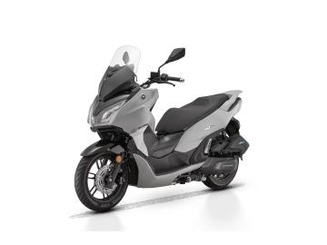 QJ Motor MTX 300, il tuo passaporto per la libertà urbana!
Un concentrato di stile, potenza e tecnologia, L'MTX 300 si distingue per il suo design moderno e dinamico, con linee decise e una silhouette aggressiva che lo rende unico nel suo genere.
Motore potente: Il cuore pulsante dell'MTX 300 è un brillante motore monocilindrico da 249 cc raffreddato a liquido, che eroga una potenza di 25,8 CV a 8.000 giri e una coppia di 24,5 Nm a 6.500 giri.
Sicurezza al primo posto: Con l'ABS a doppio canale e il TCS (Traction Control System) di serie, puoi contare su una frenata potente e una stabilità eccezionale.
Comfort senza pari: L'MTX 300 è dotato di un parabrezza regolabile elettronicamente, manopole e sella riscaldabili (disponibilità da verificare a seconda dell'allestimento), e un vano sottosella che può ospitare comodamente un casco integrale.
La strumentazione è affidata a un ampio display TFT a colori da 7 pollici che si connette via Bluetooth al tuo smartphone. L'impianto luci è interamente Full LED per una visibilità perfetta, e il sistema Keyless rende l'accensione un gioco da ragazzi.
Vantaggi e dettagli aggiuntivi
Agilità sorprendente: Nonostante la sua cilindrata, l'MTX 300 è leggero e maneggevole (solo 154 kg a secco), rendendo le manovre da fermo e la guida in città un vero piacere.
Grande autonomia: Il serbatoio da 12,5 litri e i consumi ridotti ti permettono di percorrere lunghe distanze senza dover fare soste frequenti al distributore.
Prezzo 3.990euro + 350euro messa su strada.
L'offerta include:
Mezzo in pronta consegna
Garanzia ufficiale 3+1 Anni!
Possibilità di finanziamento (Senza anticipo, Maxi rata, personalizzato).
I NOSTRI SERVIZI :
-Acquisto diretto con pagamento immediato
-conto vendita
-vendita auto, moto e scooter usati e garantiti
-vendita veicoli d'epoca
-permuta auto con moto e viceversa
-noleggio breve e lungo termine
-finanziamenti personalizzati (rata costante,mini e maxi rate, leasing)
-assistenza post-vendita con società di garanzie e officine partner
-assicurazioni
-consulenze e stime per acquisti tra privati
VISITA il nostro sito internet: automotousateroma.it oppure scarica la nostra App: automotousateroma dall' Apple store o Play store per restare aggiornato sui nostri ultimi arrivi.
VIENI A TROVARCI PER VEDERE DAL VIVO QUESTO VEICOLO :
Auto Moto Usate Roma s.r.l.Via Appia Nuova 23, 00047, Marino (RM) (adiacente Sorelle Ramonda)
HAI UNA PERMUTA?
compila il form sull'App o nel nostro sito automotousateroma.it
oppure inviaci foto e descrizione (modello anno km motore ...)
al nostro numero whatsapp : Cell. 366-6562866 o 351-4646876 Fisso 06-7215841 e-mail : info@automotousateroma.it
La Auto Moto Usate Roma Srl declina ogni responsabilità per eventuali involontarie incongruenze che non rappresentano in alcun modo un impegno contrattuale e invitano i clienti a verificare sempre dal vivo la correttezza dei dati. QJ Motor MTX 300, il tuo passaporto per la libertà urbana!
Un concentrato di stile, potenza e tecnologia, L'MTX 300 si distingue per il suo design moderno e dinamico, con linee decise e una silhouette aggressiva che lo rende unico nel suo genere.
Motore potente: Il cuore pulsante dell'MTX 300 è un brillante motore monocilindrico da 249 cc raffreddato a liquido, che eroga una potenza di 25,8 CV a 8.000 giri e una coppia di 24,5 Nm a 6.500 giri.
Sicurezza al primo posto: Con l'ABS a doppio canale e il TCS (Traction Control System) di serie, puoi contare su una frenata potente e una stabilità eccezionale.
Comfort senza pari: L'MTX 300 è dotato di un parabrezza regolabile elettronicamente, manopole e sella riscaldabili (disponibilità da verificare a seconda dell'allestimento), e un vano sottosella che può ospitare comodamente un casco integrale.
La strumentazione è affidata a un ampio display TFT a colori da 7 pollici che si connette via Bluetooth al tuo smartphone. L'impianto luci è interamente Full LED per una visibilità perfetta, e il sistema Keyless rende l'accensione un gioco da ragazzi.
Vantaggi e dettagli aggiuntivi
Agilità sorprendente: Nonostante la sua cilindrata, l'MTX 300 è leggero e maneggevole (solo 154 kg a secco), rendendo le manovre da fermo e la guida in città un vero piacere.
Grande autonomia: Il serbatoio da 12,5 litri e i consumi ridotti ti permettono di percorrere lunghe distanze senza dover fare soste frequenti al distributore.
Prezzo 3.990euro + 350euro messa su strada.
L'offerta include:
Mezzo in pronta consegna
Garanzia ufficiale 3+1 Anni!
Possibilità di finanziamento (Senza anticipo, Maxi rata, personalizzato).
I NOSTRI SERVIZI :
-Acquisto diretto con pagamento immediato
-conto vendita
-vendita auto, moto e scooter usati e garantiti
-vendita veicoli d'epoca
-permuta auto con moto e viceversa
-noleggio breve e lungo termine
-finanziamenti personalizzati (rata costante,mini e maxi rate, leasing)
-assistenza post-vendita con società di garanzie e officine partner
-assicurazioni
-consulenze e stime per acquisti tra privati
VISITA il nostro sito internet: automotousateroma.it oppure scarica la nostra App: automotousateroma dall' Apple store o Play store per restare aggiornato sui nostri ultimi arrivi.
VIENI A TROVARCI PER VEDERE DAL VIVO QUESTO VEICOLO :
Auto Moto Usate Roma s.r.l.Via Appia Nuova 23, 00047, Marino (RM) (adiacente Sorelle Ramonda)
HAI UNA PERMUTA?
compila il form sull'App o nel nostro sito automotousateroma.it
oppure inviaci foto e descrizione (modello anno km motore ...)
al nostro numero whatsapp : Cell. 366-6562866 o 351-4646876 Fisso 06-7215841 e-mail : info@automotousateroma.it
La Auto Moto Usate Roma Srl declina ogni responsabilità per eventuali involontarie incongruenze che non rappresentano in alcun modo un impegno contrattuale e invitano i clienti a verificare sempre dal vivo la correttezza dei dati.