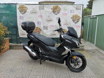 QJ Motor MTX 300, il tuo passaporto per la libertà urbana!
Un concentrato di stile, potenza e tecnologia, L'MTX 300 si distingue per il suo design moderno e dinamico, con linee decise e una silhouette aggressiva che lo rende unico nel suo genere.
Motore potente: Il cuore pulsante dell'MTX 300 è un brillante motore monocilindrico da 249 cc raffreddato a liquido, che eroga una potenza di 25,8 CV a 8.000 giri e una coppia di 24,5 Nm a 6.500 giri.
Sicurezza al primo posto: Con l'ABS a doppio canale e il TCS (Traction Control System) di serie, puoi contare su una frenata potente e una stabilità eccezionale.
Comfort senza pari: L'MTX 300 è dotato di un parabrezza regolabile elettronicamente, manopole e sella riscaldabili (disponibilità da verificare a seconda dell'allestimento), e un vano sottosella che può ospitare comodamente un casco integrale.
La strumentazione è affidata a un ampio display TFT a colori da 7 pollici che si connette via Bluetooth al tuo smartphone. L'impianto luci è interamente Full LED per una visibilità perfetta, e il sistema Keyless rende l'accensione un gioco da ragazzi.
Vantaggi e dettagli aggiuntivi
Agilità sorprendente: Nonostante la sua cilindrata, l'MTX 300 è leggero e maneggevole (solo 154 kg a secco), rendendo le manovre da fermo e la guida in città un vero piacere.
Grande autonomia: Il serbatoio da 12,5 litri e i consumi ridotti ti permettono di percorrere lunghe distanze senza dover fare soste frequenti al distributore.
Prezzo 3.990euro + 350euro messa su strada.
L'offerta include:
Mezzo in pronta consegna
Garanzia ufficiale 3+1 Anni!
Possibilità di finanziamento (Senza anticipo, Maxi rata, personalizzato).
I NOSTRI SERVIZI :
-Acquisto diretto con pagamento immediato
-conto vendita
-vendita auto, moto e scooter usati e garantiti
-vendita veicoli d'epoca
-permuta auto con moto e viceversa
-noleggio breve e lungo termine
-finanziamenti personalizzati (rata costante,mini e maxi rate, leasing)
-assistenza post-vendita con società di garanzie e officine partner
-assicurazioni
-consulenze e stime per acquisti tra privati
VISITA il nostro sito internet: automotousateroma.it oppure scarica la nostra App: automotousateroma dall' Apple store o Play store per restare aggiornato sui nostri ultimi arrivi.
VIENI A TROVARCI PER VEDERE DAL VIVO QUESTO VEICOLO :
Auto Moto Usate Roma s.r.l.Via Appia Nuova 23, 00047, Marino (RM) (adiacente Sorelle Ramonda)
HAI UNA PERMUTA?
compila il form sull'App o nel nostro sito automotousateroma.it
oppure inviaci foto e descrizione (modello anno km motore ...)
al nostro numero whatsapp : Cell. 366-6562866 o 351-4646876 Fisso 06-7215841 e-mail : info@automotousateroma.it
La Auto Moto Usate Roma Srl declina ogni responsabilità per eventuali involontarie incongruenze che non rappresentano in alcun modo un impegno contrattuale e invitano i clienti a verificare sempre dal vivo la correttezza dei dati. QJ Motor MTX 300, il tuo passaporto per la libertà urbana!
Un concentrato di stile, potenza e tecnologia, L'MTX 300 si distingue per il suo design moderno e dinamico, con linee decise e una silhouette aggressiva che lo rende unico nel suo genere.
Motore potente: Il cuore pulsante dell'MTX 300 è un brillante motore monocilindrico da 249 cc raffreddato a liquido, che eroga una potenza di 25,8 CV a 8.000 giri e una coppia di 24,5 Nm a 6.500 giri.
Sicurezza al primo posto: Con l'ABS a doppio canale e il TCS (Traction Control System) di serie, puoi contare su una frenata potente e una stabilità eccezionale.
Comfort senza pari: L'MTX 300 è dotato di un parabrezza regolabile elettronicamente, manopole e sella riscaldabili (disponibilità da verificare a seconda dell'allestimento), e un vano sottosella che può ospitare comodamente un casco integrale.
La strumentazione è affidata a un ampio display TFT a colori da 7 pollici che si connette via Bluetooth al tuo smartphone. L'impianto luci è interamente Full LED per una visibilità perfetta, e il sistema Keyless rende l'accensione un gioco da ragazzi.
Vantaggi e dettagli aggiuntivi
Agilità sorprendente: Nonostante la sua cilindrata, l'MTX 300 è leggero e maneggevole (solo 154 kg a secco), rendendo le manovre da fermo e la guida in città un vero piacere.
Grande autonomia: Il serbatoio da 12,5 litri e i consumi ridotti ti permettono di percorrere lunghe distanze senza dover fare soste frequenti al distributore.
Prezzo 3.990euro + 350euro messa su strada.
L'offerta include:
Mezzo in pronta consegna
Garanzia ufficiale 3+1 Anni!
Possibilità di finanziamento (Senza anticipo, Maxi rata, personalizzato).
I NOSTRI SERVIZI :
-Acquisto diretto con pagamento immediato
-conto vendita
-vendita auto, moto e scooter usati e garantiti
-vendita veicoli d'epoca
-permuta auto con moto e viceversa
-noleggio breve e lungo termine
-finanziamenti personalizzati (rata costante,mini e maxi rate, leasing)
-assistenza post-vendita con società di garanzie e officine partner
-assicurazioni
-consulenze e stime per acquisti tra privati
VISITA il nostro sito internet: automotousateroma.it oppure scarica la nostra App: automotousateroma dall' Apple store o Play store per restare aggiornato sui nostri ultimi arrivi.
VIENI A TROVARCI PER VEDERE DAL VIVO QUESTO VEICOLO :
Auto Moto Usate Roma s.r.l.Via Appia Nuova 23, 00047, Marino (RM) (adiacente Sorelle Ramonda)
HAI UNA PERMUTA?
compila il form sull'App o nel nostro sito automotousateroma.it
oppure inviaci foto e descrizione (modello anno km motore ...)
al nostro numero whatsapp : Cell. 366-6562866 o 351-4646876 Fisso 06-7215841 e-mail : info@automotousateroma.it
La Auto Moto Usate Roma Srl declina ogni responsabilità per eventuali involontarie incongruenze che non rappresentano in alcun modo un impegno contrattuale e invitano i clienti a verificare sempre dal vivo la correttezza dei dati.