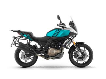 Nuova QJ Motor SRT 600 SX - Pronta a conquistare ogni strada!
Sei alla ricerca di un'avventura a due ruote? La nuova QJ Motor SRT 600 SX è la moto crossover che stavi aspettando, perfetta per affrontare la città con agilità e per lanciarti in emozionanti viaggi fuoriporta.
Caratteristiche Principali:
Motore Brillante e Affidabile: Un bicilindrico in linea da 554 cc, Euro 5+, che eroga una potenza di 56 CV e una coppia di 54 Nm, garantendo prestazioni vivaci e un'erogazione fluida.
Equipaggiamento al Top di Gamma:
La SRT 600 SX non è solo potente, ma anche riccamente accessoriata di serie. Troverai manopole e sella riscaldabili su due livelli, ideali per le giornate più fredde, un ampio display TFT a colori con connettività Bluetooth e un capiente bauletto in alluminio da 43 litri, pronto per i tuoi viaggi.
Ciclistica Bilanciata:
Con il suo telaio in acciaio e le sospensioni di qualità (forcella a steli rovesciati e monoammortizzatore), offre una guida sicura e confortevole, sia in città che sulle strade extraurbane.
Design Crossover Moderno:
Linee aggressive e una presenza imponente, la SRT 600 SX cattura l'attenzione e si fa notare per il suo stile unico e avventuroso.
Garanzia Ufficiale:
La tua tranquillità è importante, per questo la QJ Motor SRT 600 SX è coperta da 4 anni di garanzia ufficiale.
Prezzo 5.540€ in Promo fino al 31/03/2026 a 4.990€ + messa su strada 350euro.
L'offerta include:
Mezzo in pronta consegna
Garanzia ufficiale 3+1 Anni!
Possibilità di finanziamento (Senza anticipo, Maxi rata, personalizzato).
I NOSTRI SERVIZI :
-Acquisto diretto con pagamento immediato
-conto vendita
-vendita auto, moto e scooter usati e garantiti
-vendita veicoli d'epoca
-permuta auto con moto e viceversa
-noleggio breve e lungo termine
-finanziamenti personalizzati (rata costante,mini e maxi rate, leasing)
-assistenza post-vendita con società di garanzie e officine partner
-assicurazioni
-consulenze e stime per acquisti tra privati
VISITA il nostro sito internet: automotousateroma.it oppure scarica la nostra App: automotousateroma dall' Apple store o Play store per restare aggiornato sui nostri ultimi arrivi.
VIENI A TROVARCI PER VEDERE DAL VIVO QUESTO VEICOLO :
Auto Moto Usate Roma s.r.l.Via Appia Nuova 23, 00047, Marino (RM) (adiacente Sorelle Ramonda)
HAI UNA PERMUTA?
compila il form sull'App o nel nostro sito automotousateroma.it
oppure inviaci foto e descrizione (modello anno km motore ...)
al nostro numero whatsapp : Cell. 366-6562866 o 351-4646876 Fisso 06-7215841 e-mail : info@automotousateroma.it
La Auto Moto Usate Roma Srl declina ogni responsabilità per eventuali involontarie incongruenze che non rappresentano in alcun modo un impegno contrattuale e invitano i clienti a verificare sempre dal vivo la correttezza dei dati. Nuova QJ Motor SRT 600 SX - Pronta a conquistare ogni strada!
Sei alla ricerca di un'avventura a due ruote? La nuova QJ Motor SRT 600 SX è la moto crossover che stavi aspettando, perfetta per affrontare la città con agilità e per lanciarti in emozionanti viaggi fuoriporta.
Caratteristiche Principali:
Motore Brillante e Affidabile: Un bicilindrico in linea da 554 cc, Euro 5+, che eroga una potenza di 56 CV e una coppia di 54 Nm, garantendo prestazioni vivaci e un'erogazione fluida.
Equipaggiamento al Top di Gamma:
La SRT 600 SX non è solo potente, ma anche riccamente accessoriata di serie. Troverai manopole e sella riscaldabili su due livelli, ideali per le giornate più fredde, un ampio display TFT a colori con connettività Bluetooth e un capiente bauletto in alluminio da 43 litri, pronto per i tuoi viaggi.
Ciclistica Bilanciata:
Con il suo telaio in acciaio e le sospensioni di qualità (forcella a steli rovesciati e monoammortizzatore), offre una guida sicura e confortevole, sia in città che sulle strade extraurbane.
Design Crossover Moderno:
Linee aggressive e una presenza imponente, la SRT 600 SX cattura l'attenzione e si fa notare per il suo stile unico e avventuroso.
Garanzia Ufficiale:
La tua tranquillità è importante, per questo la QJ Motor SRT 600 SX è coperta da 4 anni di garanzia ufficiale.
Prezzo 5.540€ in Promo fino al 31/03/2026 a 4.990€ + messa su strada 350euro.
L'offerta include:
Mezzo in pronta consegna
Garanzia ufficiale 3+1 Anni!
Possibilità di finanziamento (Senza anticipo, Maxi rata, personalizzato).
I NOSTRI SERVIZI :
-Acquisto diretto con pagamento immediato
-conto vendita
-vendita auto, moto e scooter usati e garantiti
-vendita veicoli d'epoca
-permuta auto con moto e viceversa
-noleggio breve e lungo termine
-finanziamenti personalizzati (rata costante,mini e maxi rate, leasing)
-assistenza post-vendita con società di garanzie e officine partner
-assicurazioni
-consulenze e stime per acquisti tra privati
VISITA il nostro sito internet: automotousateroma.it oppure scarica la nostra App: automotousateroma dall' Apple store o Play store per restare aggiornato sui nostri ultimi arrivi.
VIENI A TROVARCI PER VEDERE DAL VIVO QUESTO VEICOLO :
Auto Moto Usate Roma s.r.l.Via Appia Nuova 23, 00047, Marino (RM) (adiacente Sorelle Ramonda)
HAI UNA PERMUTA?
compila il form sull'App o nel nostro sito automotousateroma.it
oppure inviaci foto e descrizione (modello anno km motore ...)
al nostro numero whatsapp : Cell. 366-6562866 o 351-4646876 Fisso 06-7215841 e-mail : info@automotousateroma.it
La Auto Moto Usate Roma Srl declina ogni responsabilità per eventuali involontarie incongruenze che non rappresentano in alcun modo un impegno contrattuale e invitano i clienti a verificare sempre dal vivo la correttezza dei dati.