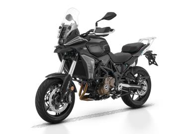 Nuova QJ Motor SRT 700 S: L'avventura ti aspetta, senza compromessi!
Se cerchi una moto crossover che unisce prestazioni, comfort e un prezzo incredibile. Progettata per affrontare con sicurezza sia il traffico urbano che i lunghi viaggi, questa moto è pronta a darti emozioni in ogni chilometro.
Le sue caratteristiche principali:
Motore Potente e Versatile: Un bicilindrico in linea da 698 cc, con una potenza massima di 70 CV, garantisce un'accelerazione decisa e un'erogazione fluida, ideale per ogni tipo di percorso.
Equipaggiamento al Top: La dotazione di serie è pensata per il massimo comfort e sicurezza. Troverai un ampio display TFT a colori da 5 con connettività Bluetooth, manopole e sella riscaldabili per le giornate più fredde e l'illuminazione Full-LED per una visibilità ottimale.
Ciclistica di Qualità : Con sospensioni Marzocchi e un impianto frenante Brembo con ABS Bosch, la SRT 700 S offre una maneggevolezza eccezionale e una frenata sicura in ogni condizione. La sella bassa, a soli 795 mm da terra, la rende accessibile e facile da controllare.
Non fartela scappare!
Vieni a scoprire di persona la nuova QJ Motor SRT 700 S nel nostro showroom. Potrai toccarla con mano, ricevere un preventivo personalizzato e, se disponibile, prenotare un test ride.
Prezzo 7.250euro in promo a 6.390euro+ messa su strada 350euro.
L'offerta include:
Mezzo in pronta consegna
Garanzia ufficiale 3+1 Anni!
Possibilità di finanziamento (Senza anticipo, Maxi rata, personalizzato).
I NOSTRI SERVIZI :
-Acquisto diretto con pagamento immediato
-conto vendita
-vendita auto, moto e scooter usati e garantiti
-vendita veicoli d'epoca
-permuta auto con moto e viceversa
-noleggio breve e lungo termine
-finanziamenti personalizzati (rata costante,mini e maxi rate, leasing)
-assistenza post-vendita con società di garanzie e officine partner
-assicurazioni
-consulenze e stime per acquisti tra privati
VISITA il nostro sito internet: automotousateroma.it oppure scarica la nostra App: automotousateroma dall' Apple store o Play store per restare aggiornato sui nostri ultimi arrivi.
VIENI A TROVARCI PER VEDERE DAL VIVO QUESTO VEICOLO :
Auto Moto Usate Roma s.r.l.Via Appia Nuova 23, 00047, Marino (RM) (adiacente Sorelle Ramonda)
*************
HAI UNA PERMUTA?
compila il form sull'App o nel nostro sito automotousateroma.it
oppure inviaci foto e descrizione (modello anno km motore ...)
al nostro numero whatsapp : Cell. 366-6562866 o 351-4646876 Fisso 06-7215841 e-mail : info@automotousateroma.it
*************
La Auto Moto Usate Roma Srl declina ogni responsabilità per eventuali involontarie incongruenze che non rappresentano in alcun modo un impegno contrattuale e invitano i clienti a verificare sempre dal vivo la correttezza dei dati. Nuova QJ Motor SRT 700 S: L'avventura ti aspetta, senza compromessi!
Se cerchi una moto crossover che unisce prestazioni, comfort e un prezzo incredibile. Progettata per affrontare con sicurezza sia il traffico urbano che i lunghi viaggi, questa moto è pronta a darti emozioni in ogni chilometro.
Le sue caratteristiche principali:
Motore Potente e Versatile: Un bicilindrico in linea da 698 cc, con una potenza massima di 70 CV, garantisce un'accelerazione decisa e un'erogazione fluida, ideale per ogni tipo di percorso.
Equipaggiamento al Top: La dotazione di serie è pensata per il massimo comfort e sicurezza. Troverai un ampio display TFT a colori da 5 con connettività Bluetooth, manopole e sella riscaldabili per le giornate più fredde e l'illuminazione Full-LED per una visibilità ottimale.
Ciclistica di Qualità : Con sospensioni Marzocchi e un impianto frenante Brembo con ABS Bosch, la SRT 700 S offre una maneggevolezza eccezionale e una frenata sicura in ogni condizione. La sella bassa, a soli 795 mm da terra, la rende accessibile e facile da controllare.
Non fartela scappare!
Vieni a scoprire di persona la nuova QJ Motor SRT 700 S nel nostro showroom. Potrai toccarla con mano, ricevere un preventivo personalizzato e, se disponibile, prenotare un test ride.
Prezzo 7.250euro in promo a 6.390euro+ messa su strada 350euro.
L'offerta include:
Mezzo in pronta consegna
Garanzia ufficiale 3+1 Anni!
Possibilità di finanziamento (Senza anticipo, Maxi rata, personalizzato).
I NOSTRI SERVIZI :
-Acquisto diretto con pagamento immediato
-conto vendita
-vendita auto, moto e scooter usati e garantiti
-vendita veicoli d'epoca
-permuta auto con moto e viceversa
-noleggio breve e lungo termine
-finanziamenti personalizzati (rata costante,mini e maxi rate, leasing)
-assistenza post-vendita con società di garanzie e officine partner
-assicurazioni
-consulenze e stime per acquisti tra privati
VISITA il nostro sito internet: automotousateroma.it oppure scarica la nostra App: automotousateroma dall' Apple store o Play store per restare aggiornato sui nostri ultimi arrivi.
VIENI A TROVARCI PER VEDERE DAL VIVO QUESTO VEICOLO :
Auto Moto Usate Roma s.r.l.Via Appia Nuova 23, 00047, Marino (RM) (adiacente Sorelle Ramonda)
*************
HAI UNA PERMUTA?
compila il form sull'App o nel nostro sito automotousateroma.it
oppure inviaci foto e descrizione (modello anno km motore ...)
al nostro numero whatsapp : Cell. 366-6562866 o 351-4646876 Fisso 06-7215841 e-mail : info@automotousateroma.it
*************
La Auto Moto Usate Roma Srl declina ogni responsabilità per eventuali involontarie incongruenze che non rappresentano in alcun modo un impegno contrattuale e invitano i clienti a verificare sempre dal vivo la correttezza dei dati.