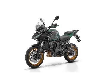 Nuova QJ Motor SRT 900 SX: L'ammiraglia dell'avventura è arrivata!
Se sogni una moto con un'anima da esploratrice e una dotazione da ammiraglia la nuova SRT 900 SX è progettata per superare ogni aspettativa.
Al cuore della SRT 900 SX batte un motore bicilindrico in linea da 904 cc, che sprigiona 95 CV di potenza e una coppia di 90 Nm. Questa spinta energica, unita al cambio a 6 marce e al Quick Shifter bidirezionale, garantisce un'esperienza di guida dinamica e fluida, sia nelle strade di montagna che sui lunghi tratti autostradali.
La SRT 900 SX non scende a compromessi sul comfort e la tecnologia. La sua ricca dotazione di serie include:
Display TFT da 7 pollici: a colori, con connettività Bluetooth e funzioni di navigazione.
Manopole e sella riscaldabili: per affrontare qualsiasi condizione climatica.
Ride-by-wire, Traction Control e 3 Riding Mode (Standard, Rain, Sport): per adattare la risposta della moto al tuo stile di guida.
Cruise Control: per viaggiare in totale relax.
La moto è dotata di sospensioni Marzocchi e di un potente impianto frenante Brembo con dischi anteriori da 320 mm. Il telaio in traliccio d'acciaio e il forcellone in alluminio offrono un'ottima stabilità e maneggevolezza, mentre i cerchi a raggi da 19 all'anteriore e 17 al posteriore sono pronti ad affrontare anche i percorsi più sconnessi.
Prezzo 8.990euro + messa su strada 350euro.
Tris di valigie in alluminio in promo a 500euro.
L'offerta include:
Mezzo in pronta consegna
Garanzia ufficiale 3+1 Anni!
Possibilità di finanziamento (Senza anticipo, Maxi rata, personalizzato).
I NOSTRI SERVIZI :
-Acquisto diretto con pagamento immediato
-conto vendita
-vendita auto, moto e scooter usati e garantiti
-vendita veicoli d'epoca
-permuta auto con moto e viceversa
-noleggio breve e lungo termine
-finanziamenti personalizzati (rata costante,mini e maxi rate, leasing)
-assistenza post-vendita con società di garanzie e officine partner
-assicurazioni
-consulenze e stime per acquisti tra privati
VISITA il nostro sito internet: automotousateroma.it oppure scarica la nostra App: automotousateroma dall' Apple store o Play store per restare aggiornato sui nostri ultimi arrivi.
VIENI A TROVARCI PER VEDERE DAL VIVO QUESTO VEICOLO :
Auto Moto Usate Roma s.r.l.Via Appia Nuova 23, 00047, Marino (RM) (adiacente Sorelle Ramonda)
HAI UNA PERMUTA?
compila il form sull'App o nel nostro sito automotousateroma.it
oppure inviaci foto e descrizione (modello anno km motore ...)
al nostro numero whatsapp : Cell. 366-6562866 o 351-4646876 Fisso 06-7215841 e-mail : info@automotousateroma.it
La Auto Moto Usate Roma Srl declina ogni responsabilità per eventuali involontarie incongruenze che non rappresentano in alcun modo un impegno contrattuale e invitano i clienti a verificare sempre dal vivo la correttezza dei dati.
Nuova QJ Motor SRT 900 SX: L'ammiraglia dell'avventura è arrivata!
Se sogni una moto con un'anima da esploratrice e una dotazione da ammiraglia la nuova SRT 900 SX è progettata per superare ogni aspettativa.
Al cuore della SRT 900 SX batte un motore bicilindrico in linea da 904 cc, che sprigiona 95 CV di potenza e una coppia di 90 Nm. Questa spinta energica, unita al cambio a 6 marce e al Quick Shifter bidirezionale, garantisce un'esperienza di guida dinamica e fluida, sia nelle strade di montagna che sui lunghi tratti autostradali.
La SRT 900 SX non scende a compromessi sul comfort e la tecnologia. La sua ricca dotazione di serie include:
Display TFT da 7 pollici: a colori, con connettività Bluetooth e funzioni di navigazione.
Manopole e sella riscaldabili: per affrontare qualsiasi condizione climatica.
Ride-by-wire, Traction Control e 3 Riding Mode (Standard, Rain, Sport): per adattare la risposta della moto al tuo stile di guida.
Cruise Control: per viaggiare in totale relax.
La moto è dotata di sospensioni Marzocchi e di un potente impianto frenante Brembo con dischi anteriori da 320 mm. Il telaio in traliccio d'acciaio e il forcellone in alluminio offrono un'ottima stabilità e maneggevolezza, mentre i cerchi a raggi da 19 all'anteriore e 17 al posteriore sono pronti ad affrontare anche i percorsi più sconnessi.
Prezzo 8.990euro + messa su strada 350euro.
Tris di valigie in alluminio in promo a 500euro.
L'offerta include:
Mezzo in pronta consegna
Garanzia ufficiale 3+1 Anni!
Possibilità di finanziamento (Senza anticipo, Maxi rata, personalizzato).
I NOSTRI SERVIZI :
-Acquisto diretto con pagamento immediato
-conto vendita
-vendita auto, moto e scooter usati e garantiti
-vendita veicoli d'epoca
-permuta auto con moto e viceversa
-noleggio breve e lungo termine
-finanziamenti personalizzati (rata costante,mini e maxi rate, leasing)
-assistenza post-vendita con società di garanzie e officine partner
-assicurazioni
-consulenze e stime per acquisti tra privati
VISITA il nostro sito internet: automotousateroma.it oppure scarica la nostra App: automotousateroma dall' Apple store o Play store per restare aggiornato sui nostri ultimi arrivi.
VIENI A TROVARCI PER VEDERE DAL VIVO QUESTO VEICOLO :
Auto Moto Usate Roma s.r.l.Via Appia Nuova 23, 00047, Marino (RM) (adiacente Sorelle Ramonda)
HAI UNA PERMUTA?
compila il form sull'App o nel nostro sito automotousateroma.it
oppure inviaci foto e descrizione (modello anno km motore ...)
al nostro numero whatsapp : Cell. 366-6562866 o 351-4646876 Fisso 06-7215841 e-mail : info@automotousateroma.it
La Auto Moto Usate Roma Srl declina ogni responsabilità per eventuali involontarie incongruenze che non rappresentano in alcun modo un impegno contrattuale e invitano i clienti a verificare sempre dal vivo la correttezza dei dati.