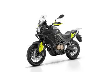 Nuova QJ Motor SVT 650 X: L'avventura non è mai stata così accessibile!
La nuova QJ Motor SVT 650 X è la crossover che fa per te! Con il suo stile e le sue prestazioni è pronta a portarti ovunque, dalla giungla urbana ai sentieri meno battuti.
Caratteristiche Uniche
Motore V-Twin da 645 cc: Cuore pulsante della moto, questo bicilindrico a V regala una potenza di 76 CV e una coppia generosa di 65 Nm. La sua erogazione fluida e il sound inconfondibile ti faranno innamorare a ogni accelerazione.
Ciclistica Bilanciata: Sospensioni Kayaba completamente regolabili, impianto frenante Brembo con ABS e un robusto telaio a traliccio garantiscono una guida sicura e confortevole, sia su asfalto che su sterrato.
Look Distintivo: Il suo design unico, con il faro tondo a LED, il serbatoio dalle linee aggressive e il terminale di scarico alto, cattura l'attenzione e ti fa sentire un vero esploratore.
Tecnologia al Servizio del Pilota: Il display TFT a colori, i comandi al manubrio intuitivi e l'illuminazione full-LED completano una dotazione di serie già ricca.
La QJ Motor SVT 650 X è la moto ideale per chi cerca l'equilibrio tra la gita fuoriporta del weekend, e l'uso quotidiano grazie alla sua maneggevolezza e al suo comfort.
Prezzo 6.990,00€ f.c. in promo a 6.590,00€ f.c. + messa su strada 350euro.
Tris di Valigie in Promo a 500,00€ in più.
L'offerta include:
Garanzia ufficiale 3+1 Anni!
Possibilità di finanziamento (Senza anticipo, Maxi rata, personalizzato).
I NOSTRI SERVIZI :
-Acquisto diretto con pagamento immediato
-conto vendita
-vendita auto, moto e scooter usati e garantiti
-vendita veicoli d'epoca
-permuta auto con moto e viceversa
-noleggio breve e lungo termine
-finanziamenti personalizzati (rata costante,mini e maxi rate, leasing)
-assistenza post-vendita con società di garanzie e officine partner
-assicurazioni
-consulenze e stime per acquisti tra privati
VISITA il nostro sito internet: automotousateroma.it oppure scarica la nostra App: automotousateroma dall' Apple store o Play store per restare aggiornato sui nostri ultimi arrivi.
VIENI A TROVARCI PER VEDERE DAL VIVO QUESTO VEICOLO :
Auto Moto Usate Roma s.r.l.Via Appia Nuova 23, 00047, Marino (RM) (adiacente Sorelle Ramonda)
HAI UNA PERMUTA?
compila il form sull'App o nel nostro sito automotousateroma.it
oppure inviaci foto e descrizione (modello anno km motore ...)
al nostro numero whatsapp : Cell. 366-6562866 o 351-4646876 Fisso 06-7215841 e-mail : info@automotousateroma.it
La Auto Moto Usate Roma Srl declina ogni responsabilità per eventuali involontarie incongruenze che non rappresentano in alcun modo un impegno contrattuale e invitano i clienti a verificare sempre dal vivo la correttezza dei dati che potrebbero non coincidere con l’effettivo equipaggiamento del veicolo spesso dovuto alla incompatibilità dei dati trasmessi sulle varie piattaforme web.
Nuova QJ Motor SVT 650 X: L'avventura non è mai stata così accessibile!
La nuova QJ Motor SVT 650 X è la crossover che fa per te! Con il suo stile e le sue prestazioni è pronta a portarti ovunque, dalla giungla urbana ai sentieri meno battuti.
Caratteristiche Uniche
Motore V-Twin da 645 cc: Cuore pulsante della moto, questo bicilindrico a V regala una potenza di 76 CV e una coppia generosa di 65 Nm. La sua erogazione fluida e il sound inconfondibile ti faranno innamorare a ogni accelerazione.
Ciclistica Bilanciata: Sospensioni Kayaba completamente regolabili, impianto frenante Brembo con ABS e un robusto telaio a traliccio garantiscono una guida sicura e confortevole, sia su asfalto che su sterrato.
Look Distintivo: Il suo design unico, con il faro tondo a LED, il serbatoio dalle linee aggressive e il terminale di scarico alto, cattura l'attenzione e ti fa sentire un vero esploratore.
Tecnologia al Servizio del Pilota: Il display TFT a colori, i comandi al manubrio intuitivi e l'illuminazione full-LED completano una dotazione di serie già ricca.
La QJ Motor SVT 650 X è la moto ideale per chi cerca l'equilibrio tra la gita fuoriporta del weekend, e l'uso quotidiano grazie alla sua maneggevolezza e al suo comfort.
Prezzo 6.990,00€ f.c. in promo a 6.590,00€ f.c. + messa su strada 350euro.
Tris di Valigie in Promo a 500,00€ in più.
L'offerta include:
Garanzia ufficiale 3+1 Anni!
Possibilità di finanziamento (Senza anticipo, Maxi rata, personalizzato).
I NOSTRI SERVIZI :
-Acquisto diretto con pagamento immediato
-conto vendita
-vendita auto, moto e scooter usati e garantiti
-vendita veicoli d'epoca
-permuta auto con moto e viceversa
-noleggio breve e lungo termine
-finanziamenti personalizzati (rata costante,mini e maxi rate, leasing)
-assistenza post-vendita con società di garanzie e officine partner
-assicurazioni
-consulenze e stime per acquisti tra privati
VISITA il nostro sito internet: automotousateroma.it oppure scarica la nostra App: automotousateroma dall' Apple store o Play store per restare aggiornato sui nostri ultimi arrivi.
VIENI A TROVARCI PER VEDERE DAL VIVO QUESTO VEICOLO :
Auto Moto Usate Roma s.r.l.Via Appia Nuova 23, 00047, Marino (RM) (adiacente Sorelle Ramonda)
HAI UNA PERMUTA?
compila il form sull'App o nel nostro sito automotousateroma.it
oppure inviaci foto e descrizione (modello anno km motore ...)
al nostro numero whatsapp : Cell. 366-6562866 o 351-4646876 Fisso 06-7215841 e-mail : info@automotousateroma.it
La Auto Moto Usate Roma Srl declina ogni responsabilità per eventuali involontarie incongruenze che non rappresentano in alcun modo un impegno contrattuale e invitano i clienti a verificare sempre dal vivo la correttezza dei dati che potrebbero non coincidere con l’effettivo equipaggiamento del veicolo spesso dovuto alla incompatibilità dei dati trasmessi sulle varie piattaforme web.