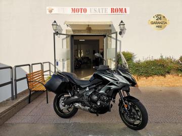 KAWASAKI VERSYS 650
Immatricolato 2019, 649cc, 45.600Km, 69Cv 51Kw, Euro4.
Con: Motore Bicilindrico in linea, cambio manuale a 6 rapporti, Abs, computer di bordo, raffreddamento a liquido, 21Lt. Capacità serbatoio, contamarce, Forcella rovesciata 41 mm telescopica con smorzamento (lato-destro) e precarico (lato-sinistro) regolabili, Mono ammortizzatore asimmetrico con controllo remoto del precarico, dischi freno anteriori da 300mm e da 200mm al posteriore, cerchi da 17”.
Accessoriato con: Cupolino regolabile, antifurto, faretti di profondità, presa Usb, paramani, valigie laterali orginali Kawasaki.
Il prezzo proposto di euro 3.900,00euro è legato alla promozione web che prevede un acquisto tramite finanziamento di intero importo, Info in sede.
Il prezzo a Listino senza promo è di euro 4.500,00.
Rimangono sempre esclusi i costi :
-del passaggio di proprietà pari ad euro 200,00.
-messa su strada pari ad euro 300,00 che include l'attivazione della garanzia di 12 mesi completa, controlli e o tagliando completo preconsegna all'occorrenza (olio,filtro olio, filtro aria e tutti i componenti necessari al ripristino), 12 mesi di garanzia estendibili a 24 36mesi in base al veicolo e copre i componenti non soggetti ad usura (dettagli in sede).
I NOSTRI SERVIZI :
-Acquisto diretto con pagamento immediato
-conto vendita
-vendita auto, moto e scooter usati e garantiti
-vendita veicoli d'epoca
-permuta auto con moto e viceversa
-noleggio breve e lungo termine
-finanziamenti personalizzati (rata costante,mini e maxi rate, leasing)
-assistenza post-vendita con società di garanzie e officine partner
-assicurazioni
-consulenze e stime per acquisti tra privati
VISITA il nostro sito internet: automotousateroma.it oppure scarica la nostra App: automotousateroma dall' Apple store o Play store per restare aggiornato sui nostri ultimi arrivi.
VIENI A TROVARCI PER VEDERE DAL VIVO QUESTO VEICOLO :
Auto Moto Usate Roma s.r.l.Via Appia Nuova 23, 00047, Marino (RM) (adiacente Sorelle Ramonda)
*************
HAI UNA PERMUTA?
compila il form sull'App o nel nostro sito automotousateroma.it
oppure inviaci foto e descrizione (modello anno km motore ...)
al nostro numero whatsapp : Cell. 366-6562866 o 351-4646876 Fisso 06-7215841 e-mail : info@automotousateroma.it
*************
La Auto Moto Usate Roma Srl declina ogni responsabilità per eventuali involontarie incongruenze che non rappresentano in alcun modo un impegno contrattuale e invitano i clienti a verificare sempre dal vivo la correttezza dei dati che potrebbero non coincidere con l’effettivo equipaggiamento del veicolo spesso dovuto alla incompatibilità dei dati trasmessi sulle varie piattaforme web. KAWASAKI VERSYS 650
Immatricolato 2019, 649cc, 45.600Km, 69Cv 51Kw, Euro4.
Con: Motore Bicilindrico in linea, cambio manuale a 6 rapporti, Abs, computer di bordo, raffreddamento a liquido, 21Lt. Capacità serbatoio, contamarce, Forcella rovesciata 41 mm telescopica con smorzamento (lato-destro) e precarico (lato-sinistro) regolabili, Mono ammortizzatore asimmetrico con controllo remoto del precarico, dischi freno anteriori da 300mm e da 200mm al posteriore, cerchi da 17”.
Accessoriato con: Cupolino regolabile, antifurto, faretti di profondità, presa Usb, paramani, valigie laterali orginali Kawasaki.
Il prezzo proposto di euro 3.900,00euro è legato alla promozione web che prevede un acquisto tramite finanziamento di intero importo, Info in sede.
Il prezzo a Listino senza promo è di euro 4.500,00.
Rimangono sempre esclusi i costi :
-del passaggio di proprietà pari ad euro 200,00.
-messa su strada pari ad euro 300,00 che include l'attivazione della garanzia di 12 mesi completa, controlli e o tagliando completo preconsegna all'occorrenza (olio,filtro olio, filtro aria e tutti i componenti necessari al ripristino), 12 mesi di garanzia estendibili a 24 36mesi in base al veicolo e copre i componenti non soggetti ad usura (dettagli in sede).
I NOSTRI SERVIZI :
-Acquisto diretto con pagamento immediato
-conto vendita
-vendita auto, moto e scooter usati e garantiti
-vendita veicoli d'epoca
-permuta auto con moto e viceversa
-noleggio breve e lungo termine
-finanziamenti personalizzati (rata costante,mini e maxi rate, leasing)
-assistenza post-vendita con società di garanzie e officine partner
-assicurazioni
-consulenze e stime per acquisti tra privati
VISITA il nostro sito internet: automotousateroma.it oppure scarica la nostra App: automotousateroma dall' Apple store o Play store per restare aggiornato sui nostri ultimi arrivi.
VIENI A TROVARCI PER VEDERE DAL VIVO QUESTO VEICOLO :
Auto Moto Usate Roma s.r.l.Via Appia Nuova 23, 00047, Marino (RM) (adiacente Sorelle Ramonda)
*************
HAI UNA PERMUTA?
compila il form sull'App o nel nostro sito automotousateroma.it
oppure inviaci foto e descrizione (modello anno km motore ...)
al nostro numero whatsapp : Cell. 366-6562866 o 351-4646876 Fisso 06-7215841 e-mail : info@automotousateroma.it
*************
La Auto Moto Usate Roma Srl declina ogni responsabilità per eventuali involontarie incongruenze che non rappresentano in alcun modo un impegno contrattuale e invitano i clienti a verificare sempre dal vivo la correttezza dei dati che potrebbero non coincidere con l’effettivo equipaggiamento del veicolo spesso dovuto alla incompatibilità dei dati trasmessi sulle varie piattaforme web.