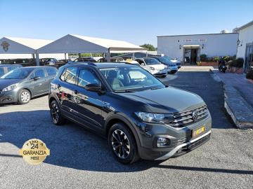 VOLKSWAGEN T-CROSS 1.0 TSI STYLE BMT
Immatricolato 2021, 999cc, 100.000Km, 95Cv 70Kw, 5porte 5posti, Euro6D.
*** Auto idonea per Neopatentati ***
** Tagliandata e Gommata **
Con: Motore a 3 cilindri in linea, cambio manuale a 6 rapporti, Abs, Esp, Esc, Airbag, computer di bordo, volante in pelle con comandi, vetri e specchietti elettrici, fendinebbia, climatizzatore, Radio Composition Media con display touchscreen 8'' USB e Bluetooth, Adaptive Cruise Control, Fari posteriori a LED, isofix, sensori di parcheggio anteriori e posteriori, cerchi in lega da 16“ + ruotino.
Il prezzo proposto di euro 13.800,00 è legato alla promozione web che prevede un acquisto tramite finanziamento di intero importo. Info in sede.
Il prezzo a Listino senza promo è di euro 15.400,00.
Rimangono sempre esclusi i costi :
-del passaggio di proprietà pari ad euro 500,00
-messa su strada pari ad euro 400,00 che include l'attivazione della garanzia di 12 mesi completa, controlli e o tagliando completo preconsegna all'occorrenza (olio,filtro olio, filtro aria e tutti i componenti necessari al ripristino ivi compresi kit distribuzione), igienizzazione interni, kit ruota di scorta o kit gonfiaggio, 12 mesi di garanzia estendibili a 24 36mesi in base al veicolo e copre i componenti non soggetti ad usura (dettagli in sede).
I NOSTRI SERVIZI :
-Acquisto diretto con pagamento immediato
-conto vendita
-vendita auto, moto e scooter usati e garantiti
-vendita veicoli d'epoca
-permuta auto con moto e viceversa
-noleggio breve e lungo termine
-finanziamenti personalizzati (rata costante,mini e maxi rate, leasing)
-assistenza post-vendita con società di garanzie e officine partner
-assicurazioni
-consulenze e stime per acquisti tra privati
VISITA il nostro sito internet: automotousateroma.it oppure scarica la nostra App: automotousateroma dall' Apple store o Play store per restare aggiornato sui nostri ultimi arrivi.
VIENI A TROVARCI PER VEDERE DAL VIVO QUESTO VEICOLO :
Auto Moto Usate Roma s.r.l.Via Appia Nuova 23, 00047, Marino (RM) (adiacente Sorelle Ramonda)
*************
HAI UNA PERMUTA?
compila il form sull'App o nel nostro sito automotousateroma.it
oppure inviaci foto e descrizione (modello anno km motore ...)
al nostro numero whatsapp : Cell. 366-6562866 o 351-4646876 Fisso 06-7215841 e-mail : info@automotousateroma.it
*************
La Auto Moto Usate Roma Srl declina ogni responsabilità per eventuali involontarie incongruenze che non rappresentano in alcun modo un impegno contrattuale e invitano i clienti a verificare sempre dal vivo la correttezza dei dati che potrebbero non coincidere con l’effettivo equipaggiamento del veicolo spesso dovuto alla incompatibilità dei dati trasmessi sulle varie piattaforme web.
VOLKSWAGEN T-CROSS 1.0 TSI STYLE BMT
Immatricolato 2021, 999cc, 100.000Km, 95Cv 70Kw, 5porte 5posti, Euro6D.
*** Auto idonea per Neopatentati ***
** Tagliandata e Gommata **
Con: Motore a 3 cilindri in linea, cambio manuale a 6 rapporti, Abs, Esp, Esc, Airbag, computer di bordo, volante in pelle con comandi, vetri e specchietti elettrici, fendinebbia, climatizzatore, Radio Composition Media con display touchscreen 8'' USB e Bluetooth, Adaptive Cruise Control, Fari posteriori a LED, isofix, sensori di parcheggio anteriori e posteriori, cerchi in lega da 16“ + ruotino.
Il prezzo proposto di euro 13.800,00 è legato alla promozione web che prevede un acquisto tramite finanziamento di intero importo. Info in sede.
Il prezzo a Listino senza promo è di euro 15.400,00.
Rimangono sempre esclusi i costi :
-del passaggio di proprietà pari ad euro 500,00
-messa su strada pari ad euro 400,00 che include l'attivazione della garanzia di 12 mesi completa, controlli e o tagliando completo preconsegna all'occorrenza (olio,filtro olio, filtro aria e tutti i componenti necessari al ripristino ivi compresi kit distribuzione), igienizzazione interni, kit ruota di scorta o kit gonfiaggio, 12 mesi di garanzia estendibili a 24 36mesi in base al veicolo e copre i componenti non soggetti ad usura (dettagli in sede).
I NOSTRI SERVIZI :
-Acquisto diretto con pagamento immediato
-conto vendita
-vendita auto, moto e scooter usati e garantiti
-vendita veicoli d'epoca
-permuta auto con moto e viceversa
-noleggio breve e lungo termine
-finanziamenti personalizzati (rata costante,mini e maxi rate, leasing)
-assistenza post-vendita con società di garanzie e officine partner
-assicurazioni
-consulenze e stime per acquisti tra privati
VISITA il nostro sito internet: automotousateroma.it oppure scarica la nostra App: automotousateroma dall' Apple store o Play store per restare aggiornato sui nostri ultimi arrivi.
VIENI A TROVARCI PER VEDERE DAL VIVO QUESTO VEICOLO :
Auto Moto Usate Roma s.r.l.Via Appia Nuova 23, 00047, Marino (RM) (adiacente Sorelle Ramonda)
*************
HAI UNA PERMUTA?
compila il form sull'App o nel nostro sito automotousateroma.it
oppure inviaci foto e descrizione (modello anno km motore ...)
al nostro numero whatsapp : Cell. 366-6562866 o 351-4646876 Fisso 06-7215841 e-mail : info@automotousateroma.it
*************
La Auto Moto Usate Roma Srl declina ogni responsabilità per eventuali involontarie incongruenze che non rappresentano in alcun modo un impegno contrattuale e invitano i clienti a verificare sempre dal vivo la correttezza dei dati che potrebbero non coincidere con l’effettivo equipaggiamento del veicolo spesso dovuto alla incompatibilità dei dati trasmessi sulle varie piattaforme web.