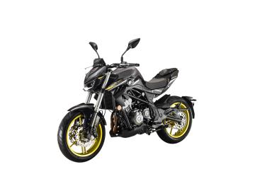 La QJ Motors SRK 400 è la moto ideale per chi ottiene la Patente A2 e cerca una naked agile, scattante e con una dotazione tecnica di alto livello con Un look aggressivo unito a un bicilindrico divertente e affidabile.
CUORE BICILINDRICO PER LA A2:
Cilindrata: 400cc, Bicilindrico in linea, 4 tempi, raffreddato a liquido.
Potenza Massima: 41,5 CV (30,5 kW) a 9.000 giri/min (Perfetta per la normativa A2).
Coppia: 37 Nm.
Cambio: 6 marce.
Prestazioni: Leggera e potente, con un peso in ordine di marcia contenuto (circa 186 kg), garantisce scatto e maneggevolezza.
CICLISTICA E SICUREZZA PREMIUM:
Sospensioni: Forcella a steli rovesciati (USD) all'anteriore e monoammortizzatore laterale.
Frenata: Impianto frenante a tre dischi con Doppio disco anteriore e ABS di serie, per la massima sicurezza su strada.
Pneumatici: Gomme larghe (110/70-17 ant. / 150/60-17 post.) per un grip ottimale.
DESIGN E TECNOLOGIA ALL'AVANGUARDIA:
Estetica: Linee muscolose e taglienti, tipiche delle streetfighter.
Illuminazione: Gruppi ottici Full LED aggressivi e moderni.
Strumentazione: Display TFT digitale (a seconda della versione) che offre tutte le informazioni in modo chiaro e intuitivo.
Connettività : Presa di ricarica USB per i tuoi dispositivi.
Prezzo listino 5.590euro in promo a 4.590euro + messa su strada di 350euro.
L'offerta include:
. Mezzo in pronta consegna
Garanzia ufficiale 3+1 Anni!
Possibilità di finanziamento (Senza anticipo, Maxi rata, personalizzato).
Non perdere l'occasione di guidare la moto che cambierà il tuo modo di muoverti in città .
Vieni a vederlo e a provarlo!
*************
I NOSTRI SERVIZI :
-Acquisto diretto con pagamento immediato
-conto vendita
-vendita auto, moto e scooter usati e garantiti
-vendita veicoli d'epoca
-permuta auto con moto e viceversa
-noleggio breve e lungo termine
-finanziamenti personalizzati (rata costante,mini e maxi rate, leasing)
-assistenza post-vendita con società di garanzie e officine partner
-assicurazioni
-consulenze e stime per acquisti tra privati
VISITA il nostro sito internet: automotousateroma.it oppure scarica la nostra App: automotousateroma dall' Apple store o Play store per restare aggiornato sui nostri ultimi arrivi.
VIENI A TROVARCI PER VEDERE DAL VIVO QUESTO VEICOLO :
Auto Moto Usate Roma s.r.l.Via Appia Nuova 23, 00047, Marino (RM) (adiacente Sorelle Ramonda)
*************
HAI UNA PERMUTA?
compila il form sull'App o nel nostro sito automotousateroma.it
oppure inviaci foto e descrizione (modello anno km motore ...)
al nostro numero whatsapp : Cell. 366-6562866 o 351-4646876 Fisso 06-7215841 e-mail : info@automotousateroma.it
*************
La Auto Moto Usate Roma Srl declina ogni responsabilità per eventuali involontarie incongruenze che non rappresentano in alcun modo un impegno contrattuale e invitano i clienti a verificare sempre dal vivo la correttezza dei dati che potrebbero non coincidere con l’effettivo equipaggiamento del veicolo spesso dovuto alla incompatibilità dei dati trasmessi sulle varie piattaforme web. La QJ Motors SRK 400 è la moto ideale per chi ottiene la Patente A2 e cerca una naked agile, scattante e con una dotazione tecnica di alto livello con Un look aggressivo unito a un bicilindrico divertente e affidabile.
CUORE BICILINDRICO PER LA A2:
Cilindrata: 400cc, Bicilindrico in linea, 4 tempi, raffreddato a liquido.
Potenza Massima: 41,5 CV (30,5 kW) a 9.000 giri/min (Perfetta per la normativa A2).
Coppia: 37 Nm.
Cambio: 6 marce.
Prestazioni: Leggera e potente, con un peso in ordine di marcia contenuto (circa 186 kg), garantisce scatto e maneggevolezza.
CICLISTICA E SICUREZZA PREMIUM:
Sospensioni: Forcella a steli rovesciati (USD) all'anteriore e monoammortizzatore laterale.
Frenata: Impianto frenante a tre dischi con Doppio disco anteriore e ABS di serie, per la massima sicurezza su strada.
Pneumatici: Gomme larghe (110/70-17 ant. / 150/60-17 post.) per un grip ottimale.
DESIGN E TECNOLOGIA ALL'AVANGUARDIA:
Estetica: Linee muscolose e taglienti, tipiche delle streetfighter.
Illuminazione: Gruppi ottici Full LED aggressivi e moderni.
Strumentazione: Display TFT digitale (a seconda della versione) che offre tutte le informazioni in modo chiaro e intuitivo.
Connettività : Presa di ricarica USB per i tuoi dispositivi.
Prezzo listino 5.590euro in promo a 4.590euro + messa su strada di 350euro.
L'offerta include:
. Mezzo in pronta consegna
Garanzia ufficiale 3+1 Anni!
Possibilità di finanziamento (Senza anticipo, Maxi rata, personalizzato).
Non perdere l'occasione di guidare la moto che cambierà il tuo modo di muoverti in città .
Vieni a vederlo e a provarlo!
*************
I NOSTRI SERVIZI :
-Acquisto diretto con pagamento immediato
-conto vendita
-vendita auto, moto e scooter usati e garantiti
-vendita veicoli d'epoca
-permuta auto con moto e viceversa
-noleggio breve e lungo termine
-finanziamenti personalizzati (rata costante,mini e maxi rate, leasing)
-assistenza post-vendita con società di garanzie e officine partner
-assicurazioni
-consulenze e stime per acquisti tra privati
VISITA il nostro sito internet: automotousateroma.it oppure scarica la nostra App: automotousateroma dall' Apple store o Play store per restare aggiornato sui nostri ultimi arrivi.
VIENI A TROVARCI PER VEDERE DAL VIVO QUESTO VEICOLO :
Auto Moto Usate Roma s.r.l.Via Appia Nuova 23, 00047, Marino (RM) (adiacente Sorelle Ramonda)
*************
HAI UNA PERMUTA?
compila il form sull'App o nel nostro sito automotousateroma.it
oppure inviaci foto e descrizione (modello anno km motore ...)
al nostro numero whatsapp : Cell. 366-6562866 o 351-4646876 Fisso 06-7215841 e-mail : info@automotousateroma.it
*************
La Auto Moto Usate Roma Srl declina ogni responsabilità per eventuali involontarie incongruenze che non rappresentano in alcun modo un impegno contrattuale e invitano i clienti a verificare sempre dal vivo la correttezza dei dati che potrebbero non coincidere con l’effettivo equipaggiamento del veicolo spesso dovuto alla incompatibilità dei dati trasmessi sulle varie piattaforme web.