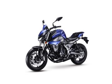 Prezzo listino 6.590euro, in PROMO a 5.590euro + messa su strada di 350euro.
L'offerta include:
** Mezzo in pronta consegna **
* Garanzia ufficiale 3+1 Anni! *
Possibilità di finanziamento (Senza anticipo, Maxi rata, personalizzato).
Cerchi una Naked aggressiva, potente e con un prezzo che ridefinisce il segmento?
La QJ Motor SRK 700 è arrivata per dominare! Una Streetfighter muscolosa che non scende a compromessi, offrendo performance entusiasmanti e una dotazione di alto livello, il tutto con un incredibile rapporto qualità -prezzo.
CUORE E MUSCOLI:
Potenza Inarrestabile: Bicilindrico in linea da 698cc che sprigiona 73 CV e 67 Nm di coppia. L'energia giusta per divertirti ad ogni uscita.
Ciclistica da Sportiva: Forcella a steli rovesciati, forcellone in alluminio e impianto frenante a doppio disco anteriore Ø320mm con ABS, per una guida agile e sicura.
Stile e Tecnologia: Look aggressivo, linee tese e un completo display LCD per avere tutto sotto controllo.
Solo l'essenziale: Peso in ordine di marcia di soli 196 kg per la massima maneggevolezza.
Non perdere l'occasione di guidare la moto che cambierà il tuo modo di muoverti in città .
Vieni a vederlo e a provarlo!
*************
I NOSTRI SERVIZI :
-Acquisto diretto con pagamento immediato
-conto vendita
-vendita auto, moto e scooter usati e garantiti
-vendita veicoli d'epoca
-permuta auto con moto e viceversa
-noleggio breve e lungo termine
-finanziamenti personalizzati (rata costante,mini e maxi rate, leasing)
-assistenza post-vendita con società di garanzie e officine partner
-assicurazioni
-consulenze e stime per acquisti tra privati
VISITA il nostro sito internet: automotousateroma.it oppure scarica la nostra App: automotousateroma dall' Apple store o Play store per restare aggiornato sui nostri ultimi arrivi.
VIENI A TROVARCI PER VEDERE DAL VIVO QUESTO VEICOLO :
Auto Moto Usate Roma s.r.l.Via Appia Nuova 23, 00047, Marino (RM) (adiacente Sorelle Ramonda)
*************
HAI UNA PERMUTA?
compila il form sull'App o nel nostro sito automotousateroma.it
oppure inviaci foto e descrizione (modello anno km motore ...)
al nostro numero whatsapp : Cell. 366-6562866 o 351-4646876 Fisso 06-7215841 e-mail : info@automotousateroma.it
*************
La Auto Moto Usate Roma Srl declina ogni responsabilità per eventuali involontarie incongruenze che non rappresentano in alcun modo un impegno contrattuale e invitano i clienti a verificare sempre dal vivo la correttezza dei dati che potrebbero non coincidere con l’effettivo equipaggiamento del veicolo spesso dovuto alla incompatibilità dei dati trasmessi sulle varie piattaforme web. Prezzo listino 6.590euro, in PROMO a 5.590euro + messa su strada di 350euro.
L'offerta include:
** Mezzo in pronta consegna **
* Garanzia ufficiale 3+1 Anni! *
Possibilità di finanziamento (Senza anticipo, Maxi rata, personalizzato).
Cerchi una Naked aggressiva, potente e con un prezzo che ridefinisce il segmento?
La QJ Motor SRK 700 è arrivata per dominare! Una Streetfighter muscolosa che non scende a compromessi, offrendo performance entusiasmanti e una dotazione di alto livello, il tutto con un incredibile rapporto qualità -prezzo.
CUORE E MUSCOLI:
Potenza Inarrestabile: Bicilindrico in linea da 698cc che sprigiona 73 CV e 67 Nm di coppia. L'energia giusta per divertirti ad ogni uscita.
Ciclistica da Sportiva: Forcella a steli rovesciati, forcellone in alluminio e impianto frenante a doppio disco anteriore Ø320mm con ABS, per una guida agile e sicura.
Stile e Tecnologia: Look aggressivo, linee tese e un completo display LCD per avere tutto sotto controllo.
Solo l'essenziale: Peso in ordine di marcia di soli 196 kg per la massima maneggevolezza.
Non perdere l'occasione di guidare la moto che cambierà il tuo modo di muoverti in città .
Vieni a vederlo e a provarlo!
*************
I NOSTRI SERVIZI :
-Acquisto diretto con pagamento immediato
-conto vendita
-vendita auto, moto e scooter usati e garantiti
-vendita veicoli d'epoca
-permuta auto con moto e viceversa
-noleggio breve e lungo termine
-finanziamenti personalizzati (rata costante,mini e maxi rate, leasing)
-assistenza post-vendita con società di garanzie e officine partner
-assicurazioni
-consulenze e stime per acquisti tra privati
VISITA il nostro sito internet: automotousateroma.it oppure scarica la nostra App: automotousateroma dall' Apple store o Play store per restare aggiornato sui nostri ultimi arrivi.
VIENI A TROVARCI PER VEDERE DAL VIVO QUESTO VEICOLO :
Auto Moto Usate Roma s.r.l.Via Appia Nuova 23, 00047, Marino (RM) (adiacente Sorelle Ramonda)
*************
HAI UNA PERMUTA?
compila il form sull'App o nel nostro sito automotousateroma.it
oppure inviaci foto e descrizione (modello anno km motore ...)
al nostro numero whatsapp : Cell. 366-6562866 o 351-4646876 Fisso 06-7215841 e-mail : info@automotousateroma.it
*************
La Auto Moto Usate Roma Srl declina ogni responsabilità per eventuali involontarie incongruenze che non rappresentano in alcun modo un impegno contrattuale e invitano i clienti a verificare sempre dal vivo la correttezza dei dati che potrebbero non coincidere con l’effettivo equipaggiamento del veicolo spesso dovuto alla incompatibilità dei dati trasmessi sulle varie piattaforme web.