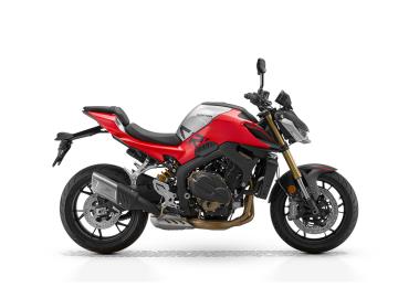 Prezzo listino 8.790euro, in PROMO fino al 31 03 2026 a 7.990euro + messa su strada di 350euro.
L'offerta include:
* Garanzia ufficiale 3+1 Anni! *
Possibilità di finanziamento (Senza anticipo, Maxi rata, personalizzato).
Ecco una proposta di annuncio per la QJ Motor SRK 800, la supersportiva a quattro cilindri che sta scuotendo il mercato per il suo incredibile rapporto qualità-prezzo.
? QJ Motor SRK 800 L'emozione del 4 Cilindri è finalmente accessibile!
Stanco dei soliti bicilindrici? È ora di tornare al sound e alla spinta del quattro cilindri in linea. La SRK 800 non è solo bella da guardare, ma è costruita con componenti di marchi che non hanno bisogno di presentazioni: Brembo e Marzocchi.
Cuore 4 Cilindri: Motore da 778cc che eroga 95 CV (70kW), fluido ai bassi e grintoso agli alti.
Ciclistica Premium: Forcella Marzocchi a steli rovesciati completamente regolabile e impianto frenante Brembo con pinze radiali per staccate da pista.
Tecnologia di Serie: Display TFT a colori da 5 , ABS Cornering, controllo di trazione, Quickshifter e persino il Cruise Control.
Scheda Tecnica in pillole:
Motore: 4 cilindri in linea, 16 valvole, Euro 5+
Coppia: 75Nm a 8.500giri min
Peso: 223kg (in ordine di marcia)
Sicurezza: Doppio disco anteriore da 320mm
*************
I NOSTRI SERVIZI :
-Acquisto diretto con pagamento immediato
-conto vendita
-vendita auto, moto e scooter usati e garantiti
-vendita veicoli d'epoca
-permuta auto con moto e viceversa
-noleggio breve e lungo termine
-finanziamenti personalizzati (rata costante,mini e maxi rate, leasing)
-assistenza post-vendita con società di garanzie e officine partner
-assicurazioni
-consulenze e stime per acquisti tra privati
VISITA il nostro sito internet: automotousateroma.it oppure scarica la nostra App: automotousateroma dall' Apple store o Play store per restare aggiornato sui nostri ultimi arrivi.
VIENI A TROVARCI PER VEDERE DAL VIVO QUESTO VEICOLO :
Auto Moto Usate Roma s.r.l.Via Appia Nuova 23, 00047, Marino (RM) (adiacente Sorelle Ramonda)
*************
HAI UNA PERMUTA?
compila il form sull'App o nel nostro sito automotousateroma.it
oppure inviaci foto e descrizione (modello anno km motore ...)
al nostro numero whatsapp : Cell. 366-6562866 o 351-4646876 Fisso 06-7215841 e-mail : info@automotousateroma.it
*************
La Auto Moto Usate Roma Srl declina ogni responsabilità per eventuali involontarie incongruenze che non rappresentano in alcun modo un impegno contrattuale e invitano i clienti a verificare sempre dal vivo la correttezza dei dati che potrebbero non coincidere con l’effettivo equipaggiamento del veicolo spesso dovuto alla incompatibilità dei dati trasmessi sulle varie piattaforme web.
Prezzo listino 8.790euro, in PROMO fino al 31 03 2026 a 7.990euro + messa su strada di 350euro.
L'offerta include:
* Garanzia ufficiale 3+1 Anni! *
Possibilità di finanziamento (Senza anticipo, Maxi rata, personalizzato).
Ecco una proposta di annuncio per la QJ Motor SRK 800, la supersportiva a quattro cilindri che sta scuotendo il mercato per il suo incredibile rapporto qualità-prezzo.
? QJ Motor SRK 800 L'emozione del 4 Cilindri è finalmente accessibile!
Stanco dei soliti bicilindrici? È ora di tornare al sound e alla spinta del quattro cilindri in linea. La SRK 800 non è solo bella da guardare, ma è costruita con componenti di marchi che non hanno bisogno di presentazioni: Brembo e Marzocchi.
Cuore 4 Cilindri: Motore da 778cc che eroga 95 CV (70kW), fluido ai bassi e grintoso agli alti.
Ciclistica Premium: Forcella Marzocchi a steli rovesciati completamente regolabile e impianto frenante Brembo con pinze radiali per staccate da pista.
Tecnologia di Serie: Display TFT a colori da 5 , ABS Cornering, controllo di trazione, Quickshifter e persino il Cruise Control.
Scheda Tecnica in pillole:
Motore: 4 cilindri in linea, 16 valvole, Euro 5+
Coppia: 75Nm a 8.500giri min
Peso: 223kg (in ordine di marcia)
Sicurezza: Doppio disco anteriore da 320mm
*************
I NOSTRI SERVIZI :
-Acquisto diretto con pagamento immediato
-conto vendita
-vendita auto, moto e scooter usati e garantiti
-vendita veicoli d'epoca
-permuta auto con moto e viceversa
-noleggio breve e lungo termine
-finanziamenti personalizzati (rata costante,mini e maxi rate, leasing)
-assistenza post-vendita con società di garanzie e officine partner
-assicurazioni
-consulenze e stime per acquisti tra privati
VISITA il nostro sito internet: automotousateroma.it oppure scarica la nostra App: automotousateroma dall' Apple store o Play store per restare aggiornato sui nostri ultimi arrivi.
VIENI A TROVARCI PER VEDERE DAL VIVO QUESTO VEICOLO :
Auto Moto Usate Roma s.r.l.Via Appia Nuova 23, 00047, Marino (RM) (adiacente Sorelle Ramonda)
*************
HAI UNA PERMUTA?
compila il form sull'App o nel nostro sito automotousateroma.it
oppure inviaci foto e descrizione (modello anno km motore ...)
al nostro numero whatsapp : Cell. 366-6562866 o 351-4646876 Fisso 06-7215841 e-mail : info@automotousateroma.it
*************
La Auto Moto Usate Roma Srl declina ogni responsabilità per eventuali involontarie incongruenze che non rappresentano in alcun modo un impegno contrattuale e invitano i clienti a verificare sempre dal vivo la correttezza dei dati che potrebbero non coincidere con l’effettivo equipaggiamento del veicolo spesso dovuto alla incompatibilità dei dati trasmessi sulle varie piattaforme web.
