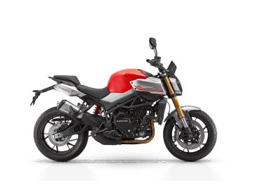 Prezzo listino 7.990euro in Promo fino al 31 03 2026 a 7490euro + messa su strada di 350euro.
L'offerta include:
* Garanzia ufficiale 3+1 Anni! *
Possibilità di finanziamento (Senza anticipo, Maxi rata, personalizzato).
NUOVA QJ MOTOR SRK 900: La Naked che Ridefinisce la Performance e la Tecnologia!
Sei pronto a dominare la strada con stile e potenza?
MOTORE E PRESTAZIONI:
Motore: Bicilindrico in linea da 904 cc Euro 5+
Potenza Massima: 95 CV (70 kW) a 9000 giri min
Coppia Max: 90 Nm a 6500 giri min
Velocità Massima: 211 km h
Un'erogazione corposa e pronta, per un piacere di guida sportivo ma gestibile ogni giorno.
DOTAZIONE TECNOLOGICA AL TOP:
3 Riding Mode (Standard, Sport, Rain) per adattarsi a ogni condizione.
Quick Shifter Bidirezionale di serie (cambio rapido senza frizione, in salita e in scalata!).
TCS (Traction Control System) e Cruise Control.
Acceleratore elettronico Ride-by-Wire.
Strumentazione con ampio Display TFT da 7 pollici, con connettività Bluetooth e navigazione.
CICLISTICA E SICUREZZA:
Sospensioni Marzocchi regolabili (forcella a steli rovesciati da 50 mm).
Impianto frenante di alto livello con doppi dischi anteriori da 320 mm e pinze ad attacco radiale Brembo (su alcuni mercati).
Telaio a traliccio in acciaio e forcellone in alluminio.
Peso in ordine di marcia di 221 kg.
DESIGN E COMFORT:
Linea aggressiva, codino compatto e gruppo ottico Full LED.
Altezza sella contenuta a 810 mm.
Capacità serbatoio generosa da 17,8 litri.
Non perdere l'occasione di guidare la moto che cambierà il tuo modo di muoverti in città.
I NOSTRI SERVIZI :
-Acquisto diretto con pagamento immediato
-conto vendita
-vendita auto, moto e scooter usati e garantiti
-vendita veicoli d'epoca
-permuta auto con moto e viceversa
-noleggio breve e lungo termine
-finanziamenti personalizzati (rata costante,mini e maxi rate, leasing)
-assistenza post-vendita con società di garanzie e officine partner
-assicurazioni
-consulenze e stime per acquisti tra privati
VISITA il nostro sito internet: automotousateroma.it oppure scarica la nostra App: automotousateroma dall' Apple store o Play store.
VIENI A TROVARCI PER VEDERE DAL VIVO QUESTO VEICOLO :
Auto Moto Usate Roma s.r.l.Via Appia Nuova 23, 00047, Marino (RM) (adiacente Sorelle Ramonda).
HAI UNA PERMUTA?
compila il form sull'App o nel nostro sito automotousateroma.it
oppure inviaci foto e descrizione (modello anno km motore ...)
al nostro numero whatsapp : Cell. 366-6562866 o 351-4646876 Fisso 06-7215841 e-mail : info@automotousateroma.it
La Auto Moto Usate Roma Srl declina ogni responsabilità per eventuali involontarie incongruenze che non rappresentano in alcun modo un impegno contrattuale e invitano i clienti a verificare sempre dal vivo la correttezza dei dati che potrebbero non coincidere con l’effettivo equipaggiamento del veicolo spesso dovuto alla incompatibilità dei dati trasmessi sulle varie piattaforme web.
Prezzo listino 7.990euro in Promo fino al 31 03 2026 a 7490euro + messa su strada di 350euro.
L'offerta include:
* Garanzia ufficiale 3+1 Anni! *
Possibilità di finanziamento (Senza anticipo, Maxi rata, personalizzato).
NUOVA QJ MOTOR SRK 900: La Naked che Ridefinisce la Performance e la Tecnologia!
Sei pronto a dominare la strada con stile e potenza?
MOTORE E PRESTAZIONI:
Motore: Bicilindrico in linea da 904 cc Euro 5+
Potenza Massima: 95 CV (70 kW) a 9000 giri min
Coppia Max: 90 Nm a 6500 giri min
Velocità Massima: 211 km h
Un'erogazione corposa e pronta, per un piacere di guida sportivo ma gestibile ogni giorno.
DOTAZIONE TECNOLOGICA AL TOP:
3 Riding Mode (Standard, Sport, Rain) per adattarsi a ogni condizione.
Quick Shifter Bidirezionale di serie (cambio rapido senza frizione, in salita e in scalata!).
TCS (Traction Control System) e Cruise Control.
Acceleratore elettronico Ride-by-Wire.
Strumentazione con ampio Display TFT da 7 pollici, con connettività Bluetooth e navigazione.
CICLISTICA E SICUREZZA:
Sospensioni Marzocchi regolabili (forcella a steli rovesciati da 50 mm).
Impianto frenante di alto livello con doppi dischi anteriori da 320 mm e pinze ad attacco radiale Brembo (su alcuni mercati).
Telaio a traliccio in acciaio e forcellone in alluminio.
Peso in ordine di marcia di 221 kg.
DESIGN E COMFORT:
Linea aggressiva, codino compatto e gruppo ottico Full LED.
Altezza sella contenuta a 810 mm.
Capacità serbatoio generosa da 17,8 litri.
Non perdere l'occasione di guidare la moto che cambierà il tuo modo di muoverti in città.
I NOSTRI SERVIZI :
-Acquisto diretto con pagamento immediato
-conto vendita
-vendita auto, moto e scooter usati e garantiti
-vendita veicoli d'epoca
-permuta auto con moto e viceversa
-noleggio breve e lungo termine
-finanziamenti personalizzati (rata costante,mini e maxi rate, leasing)
-assistenza post-vendita con società di garanzie e officine partner
-assicurazioni
-consulenze e stime per acquisti tra privati
VISITA il nostro sito internet: automotousateroma.it oppure scarica la nostra App: automotousateroma dall' Apple store o Play store.
VIENI A TROVARCI PER VEDERE DAL VIVO QUESTO VEICOLO :
Auto Moto Usate Roma s.r.l.Via Appia Nuova 23, 00047, Marino (RM) (adiacente Sorelle Ramonda).
HAI UNA PERMUTA?
compila il form sull'App o nel nostro sito automotousateroma.it
oppure inviaci foto e descrizione (modello anno km motore ...)
al nostro numero whatsapp : Cell. 366-6562866 o 351-4646876 Fisso 06-7215841 e-mail : info@automotousateroma.it
La Auto Moto Usate Roma Srl declina ogni responsabilità per eventuali involontarie incongruenze che non rappresentano in alcun modo un impegno contrattuale e invitano i clienti a verificare sempre dal vivo la correttezza dei dati che potrebbero non coincidere con l’effettivo equipaggiamento del veicolo spesso dovuto alla incompatibilità dei dati trasmessi sulle varie piattaforme web.