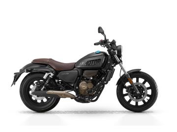 Prezzo listino 2.990euro + messa su strada di 350euro.
L'offerta include:
** Mezzo in pronta consegna **
* Garanzia ufficiale 3+1 Anni! *
Possibilità di finanziamento (Senza anticipo, Maxi rata, personalizzato).
Pronto a vivere la strada con un look da vera custom e l'agilità di un 125?
Scopri la QJ Motor SRV 125, la cruiser che unisce il fascino retrò con la tecnologia moderna, perfetta per i neopatentati A1 e per chi cerca una moto maneggevole e ricca di carattere!
Punti di Forza:
Design Iconico: Linee da low-rider, serbatoio a goccia e un look custom che non passa inosservato.
Motore Potente A1: Monocilindrico 125cc Euro 5, raffreddato a liquido, che eroga il massimo di legge (ben 15 CV). Prestazioni brillanti e consumi ridotti!
Sicurezza al Top: Impianto frenante a disco anteriore e posteriore con ABS per una frenata sempre sicura e affidabile.
Comfort per Tutti: Altezza sella super accessibile a soli 720 mm e peso contenuto (circa 150 kg in ordine di marcia), la rendono estremamente facile e intuitiva da guidare.
Tecnologia Moderna: Faro tondo Full LED e strumentazione LCD digitale per avere tutto sotto controllo con stile.
Scheda Tecnica Rapida:
Cilindrata: 125 cc
Potenza Max: 15 CV (11 kW)
Trasmissione: 6 marce
Altezza Sella: 720 mm
Prezzo di Listino Consigliato: € 2.990 (f.c.) (Verifica le promozioni attive in concessionaria!)
Non accontentarti di una moto qualunque. Sali in sella alla SRV 125 e distinguiti!
Non perdere l'occasione di guidare la moto che cambierà il tuo modo di muoverti in città .
Vieni a vederlo e a provarlo!
*************
I NOSTRI SERVIZI :
-Acquisto diretto con pagamento immediato
-conto vendita
-vendita auto, moto e scooter usati e garantiti
-vendita veicoli d'epoca
-permuta auto con moto e viceversa
-noleggio breve e lungo termine
-finanziamenti personalizzati (rata costante,mini e maxi rate, leasing)
-assistenza post-vendita con società di garanzie e officine partner
-assicurazioni
-consulenze e stime per acquisti tra privati
VISITA il nostro sito internet: automotousateroma.it oppure scarica la nostra App: automotousateroma dall' Apple store o Play store per restare aggiornato sui nostri ultimi arrivi.
VIENI A TROVARCI PER VEDERE DAL VIVO QUESTO VEICOLO :
Auto Moto Usate Roma s.r.l.Via Appia Nuova 23, 00047, Marino (RM) (adiacente Sorelle Ramonda)
*************
HAI UNA PERMUTA?
compila il form sull'App o nel nostro sito automotousateroma.it
oppure inviaci foto e descrizione (modello anno km motore ...)
al nostro numero whatsapp : Cell. 366-6562866 o 351-4646876 Fisso 06-7215841 e-mail : info@automotousateroma.it
*************
La Auto Moto Usate Roma Srl declina ogni responsabilità per eventuali involontarie incongruenze che non rappresentano in alcun modo un impegno contrattuale e invitano i clienti a verificare sempre dal vivo la correttezza dei dati che potrebbero non coincidere con l’effettivo equipaggiamento del veicolo spesso dovuto alla incompatibilità dei dati trasmessi sulle varie piattaforme web. Prezzo listino 2.990euro + messa su strada di 350euro.
L'offerta include:
** Mezzo in pronta consegna **
* Garanzia ufficiale 3+1 Anni! *
Possibilità di finanziamento (Senza anticipo, Maxi rata, personalizzato).
Pronto a vivere la strada con un look da vera custom e l'agilità di un 125?
Scopri la QJ Motor SRV 125, la cruiser che unisce il fascino retrò con la tecnologia moderna, perfetta per i neopatentati A1 e per chi cerca una moto maneggevole e ricca di carattere!
Punti di Forza:
Design Iconico: Linee da low-rider, serbatoio a goccia e un look custom che non passa inosservato.
Motore Potente A1: Monocilindrico 125cc Euro 5, raffreddato a liquido, che eroga il massimo di legge (ben 15 CV). Prestazioni brillanti e consumi ridotti!
Sicurezza al Top: Impianto frenante a disco anteriore e posteriore con ABS per una frenata sempre sicura e affidabile.
Comfort per Tutti: Altezza sella super accessibile a soli 720 mm e peso contenuto (circa 150 kg in ordine di marcia), la rendono estremamente facile e intuitiva da guidare.
Tecnologia Moderna: Faro tondo Full LED e strumentazione LCD digitale per avere tutto sotto controllo con stile.
Scheda Tecnica Rapida:
Cilindrata: 125 cc
Potenza Max: 15 CV (11 kW)
Trasmissione: 6 marce
Altezza Sella: 720 mm
Prezzo di Listino Consigliato: € 2.990 (f.c.) (Verifica le promozioni attive in concessionaria!)
Non accontentarti di una moto qualunque. Sali in sella alla SRV 125 e distinguiti!
Non perdere l'occasione di guidare la moto che cambierà il tuo modo di muoverti in città .
Vieni a vederlo e a provarlo!
*************
I NOSTRI SERVIZI :
-Acquisto diretto con pagamento immediato
-conto vendita
-vendita auto, moto e scooter usati e garantiti
-vendita veicoli d'epoca
-permuta auto con moto e viceversa
-noleggio breve e lungo termine
-finanziamenti personalizzati (rata costante,mini e maxi rate, leasing)
-assistenza post-vendita con società di garanzie e officine partner
-assicurazioni
-consulenze e stime per acquisti tra privati
VISITA il nostro sito internet: automotousateroma.it oppure scarica la nostra App: automotousateroma dall' Apple store o Play store per restare aggiornato sui nostri ultimi arrivi.
VIENI A TROVARCI PER VEDERE DAL VIVO QUESTO VEICOLO :
Auto Moto Usate Roma s.r.l.Via Appia Nuova 23, 00047, Marino (RM) (adiacente Sorelle Ramonda)
*************
HAI UNA PERMUTA?
compila il form sull'App o nel nostro sito automotousateroma.it
oppure inviaci foto e descrizione (modello anno km motore ...)
al nostro numero whatsapp : Cell. 366-6562866 o 351-4646876 Fisso 06-7215841 e-mail : info@automotousateroma.it
*************
La Auto Moto Usate Roma Srl declina ogni responsabilità per eventuali involontarie incongruenze che non rappresentano in alcun modo un impegno contrattuale e invitano i clienti a verificare sempre dal vivo la correttezza dei dati che potrebbero non coincidere con l’effettivo equipaggiamento del veicolo spesso dovuto alla incompatibilità dei dati trasmessi sulle varie piattaforme web.