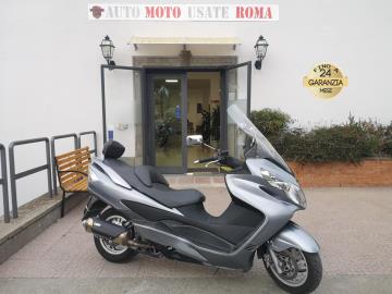 SUZUKI AN BURGMAN 400 
Immatricolata 2008, 400cc, 20.700Km, 34Cv/25Kw, Euro3. 
Con: Motore Monocilindrico, raffreddamento a Liquido, 3 vani retroscudo, ampio vano sottosella, doppio cavalletto centrale e laterale, possiaschiena di serie, parabretta maggioratto isotta, marmitta Mivv, dischi freni da 260mm anteriore e da 210mm al posteriore, cerchi da 14 anteriore e da 13†al posterioreâ€. 
Rimangono sempre esclusi i costi : 
-del passaggio di proprietà pari ad euro 200,00.
-messa su strada pari ad euro 200,00 che include l'attivazione della garanzia di 12 mesi completa, all' occorrenza controlli e/o tagliando completo preconsegna (olio,filtro olio, filtro aria e tutti i componenti necessari al ripristino), 12 mesi di garanzia estendibili a 24/36mesi in base al veicolo e copre i componenti non soggetti ad usura (dettagli in sede).
I NOSTRI SERVIZI : 
-Acquisto diretto con pagamento immediato 
-conto vendita
-vendita auto, moto e scooter usati e garantiti
-vendita veicoli d'epoca
-permuta auto con moto e viceversa
-noleggio breve e lungo termine
-finanziamenti personalizzati (rata costante,mini e  maxi rate, leasing)
-assistenza post-vendita con società di garanzie e officine partner
-assicurazioni
-consulenze e stime per acquisti tra privati
VISITA il nostro sito internet: automotousateroma.it oppure scarica la nostra App: automotousateroma dall' Apple store o Play store per restare aggiornato sui nostri ultimi arrivi.
VIENI A TROVARCI PER VEDERE DAL VIVO QUESTO VEICOLO :
Auto Moto Usate Roma s.r.l.Via Appia Nuova 23, 00047, Marino (RM) (adiacente Sorelle Ramonda)
*************
HAI UNA PERMUTA?
compila il form sull'App o nel nostro sito automotousateroma.it
oppure inviaci foto e descrizione (modello anno km motore ...)
al nostro numero whatsapp : Cell. 366-6562866 o 351-4646876 Fisso 06-7215841 e-mail :  info@automotousateroma.it
*************
La Auto Moto Usate Roma Srl declina ogni responsabilità per eventuali involontarie incongruenze che non rappresentano in alcun modo un impegno contrattuale e invitano i clienti a verificare sempre dal vivo la correttezza dei dati che potrebbero non coincidere con l’effettivo equipaggiamento del veicolo spesso dovuto alla incompatibilità dei dati trasmessi sulle varie piattaforme web. SUZUKI AN BURGMAN 400 
Immatricolata 2008, 400cc, 20.700Km, 34Cv/25Kw, Euro3. 
Con: Motore Monocilindrico, raffreddamento a Liquido, 3 vani retroscudo, ampio vano sottosella, doppio cavalletto centrale e laterale, possiaschiena di serie, parabretta maggioratto isotta, marmitta Mivv, dischi freni da 260mm anteriore e da 210mm al posteriore, cerchi da 14 anteriore e da 13†al posterioreâ€. 
Rimangono sempre esclusi i costi : 
-del passaggio di proprietà pari ad euro 200,00.
-messa su strada pari ad euro 200,00 che include l'attivazione della garanzia di 12 mesi completa, all' occorrenza controlli e/o tagliando completo preconsegna (olio,filtro olio, filtro aria e tutti i componenti necessari al ripristino), 12 mesi di garanzia estendibili a 24/36mesi in base al veicolo e copre i componenti non soggetti ad usura (dettagli in sede).
I NOSTRI SERVIZI : 
-Acquisto diretto con pagamento immediato 
-conto vendita
-vendita auto, moto e scooter usati e garantiti
-vendita veicoli d'epoca
-permuta auto con moto e viceversa
-noleggio breve e lungo termine
-finanziamenti personalizzati (rata costante,mini e  maxi rate, leasing)
-assistenza post-vendita con società di garanzie e officine partner
-assicurazioni
-consulenze e stime per acquisti tra privati
VISITA il nostro sito internet: automotousateroma.it oppure scarica la nostra App: automotousateroma dall' Apple store o Play store per restare aggiornato sui nostri ultimi arrivi.
VIENI A TROVARCI PER VEDERE DAL VIVO QUESTO VEICOLO :
Auto Moto Usate Roma s.r.l.Via Appia Nuova 23, 00047, Marino (RM) (adiacente Sorelle Ramonda)
*************
HAI UNA PERMUTA?
compila il form sull'App o nel nostro sito automotousateroma.it
oppure inviaci foto e descrizione (modello anno km motore ...)
al nostro numero whatsapp : Cell. 366-6562866 o 351-4646876 Fisso 06-7215841 e-mail :  info@automotousateroma.it
*************
La Auto Moto Usate Roma Srl declina ogni responsabilità per eventuali involontarie incongruenze che non rappresentano in alcun modo un impegno contrattuale e invitano i clienti a verificare sempre dal vivo la correttezza dei dati che potrebbero non coincidere con l’effettivo equipaggiamento del veicolo spesso dovuto alla incompatibilità dei dati trasmessi sulle varie piattaforme web.