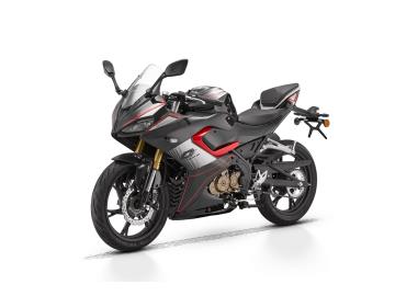 Prezzo listino 3.570euro + messa su strada di 350euro. 
L'offerta include:
       ** Mezzo in pronta consegna **
* Garanzia ufficiale 3+1 Anni! * 
Possibilità di finanziamento (Senza anticipo, Maxi rata, personalizzato). 
Scopri QJ Motor SRK 125 R!
 La tua prima vera sportiva, aggressiva nel look ed emozionante da guidare.
Sei pronto a trasformare il tragitto quotidiano in un'avventura adrenalinica? 
La nuova QJ Motor SRK 125 R è qui per riscrivere le regole della categoria 125cc.
Con il suo design supersportivo e aggressivo, la SRK 125 R non passa inosservata. Ma non è solo apparenza: il suo cuore è un monocilindrico 4 tempi da 125 cc raffreddato a liquido che sprigiona la potenza massima consentita per la patente A1: 15 CV (11 kW) a 9500 giri/min, garantendo prestazioni brillanti e un'accelerazione entusiasmante.
Le Caratteristiche che Fanno la Differenza:
Massima Potenza 125cc: 15 CV per prestazioni al top di categoria.
Ciclistica Evoluta: Forcella a steli rovesciati all'anteriore per una tenuta di strada impeccabile.
Frenata Sicura: Dischi freno anteriori e posteriori con sistema ABS per una sicurezza totale in ogni condizione.
Look mozzafiato: Linee taglienti, carenatura dinamica e dettagli racing.
Agilità e Controllo: Peso contenuto (circa 148-153 kg in ordine di marcia) e altezza sella accessibile (785 mm).
Cambio a 6 marce: Sfrutta al massimo la potenza del motore.
Non perdere l'occasione di guidare la moto che cambierà il tuo modo di muoverti in città. 
Vieni a vederlo e a provarlo!
*************
I NOSTRI SERVIZI : 
-Acquisto diretto con pagamento immediato 
-conto vendita
-vendita auto, moto e scooter usati e garantiti
-vendita veicoli d'epoca
-permuta auto con moto e viceversa
-noleggio breve e lungo termine
-finanziamenti personalizzati (rata costante,mini e  maxi rate, leasing)
-assistenza post-vendita con società di garanzie e officine partner
-assicurazioni
-consulenze e stime per acquisti tra privati
VISITA il nostro sito internet: automotousateroma.it oppure scarica la nostra App: automotousateroma dall' Apple store o Play store per restare aggiornato sui nostri ultimi arrivi.
VIENI A TROVARCI PER VEDERE DAL VIVO QUESTO VEICOLO :
Auto Moto Usate Roma s.r.l.Via Appia Nuova 23, 00047, Marino (RM) (adiacente Sorelle Ramonda)
*************
HAI UNA PERMUTA?
compila il form sull'App o nel nostro sito automotousateroma.it
oppure inviaci foto e descrizione (modello anno km motore ...)
al nostro numero whatsapp : Cell. 366-6562866 o 351-4646876 Fisso 06-7215841 e-mail :  info@automotousateroma.it
*************
La Auto Moto Usate Roma Srl declina ogni responsabilità per eventuali involontarie incongruenze che non rappresentano in alcun modo un impegno contrattuale e invitano i clienti a verificare sempre dal vivo la correttezza dei dati che potrebbero non coincidere con l’effettivo equipaggiamento del veicolo spesso dovuto alla incompatibilità dei dati trasmessi sulle varie piattaforme web. Prezzo listino 3.570euro + messa su strada di 350euro. 
L'offerta include:
       ** Mezzo in pronta consegna **
* Garanzia ufficiale 3+1 Anni! * 
Possibilità di finanziamento (Senza anticipo, Maxi rata, personalizzato). 
Scopri QJ Motor SRK 125 R!
 La tua prima vera sportiva, aggressiva nel look ed emozionante da guidare.
Sei pronto a trasformare il tragitto quotidiano in un'avventura adrenalinica? 
La nuova QJ Motor SRK 125 R è qui per riscrivere le regole della categoria 125cc.
Con il suo design supersportivo e aggressivo, la SRK 125 R non passa inosservata. Ma non è solo apparenza: il suo cuore è un monocilindrico 4 tempi da 125 cc raffreddato a liquido che sprigiona la potenza massima consentita per la patente A1: 15 CV (11 kW) a 9500 giri/min, garantendo prestazioni brillanti e un'accelerazione entusiasmante.
Le Caratteristiche che Fanno la Differenza:
Massima Potenza 125cc: 15 CV per prestazioni al top di categoria.
Ciclistica Evoluta: Forcella a steli rovesciati all'anteriore per una tenuta di strada impeccabile.
Frenata Sicura: Dischi freno anteriori e posteriori con sistema ABS per una sicurezza totale in ogni condizione.
Look mozzafiato: Linee taglienti, carenatura dinamica e dettagli racing.
Agilità e Controllo: Peso contenuto (circa 148-153 kg in ordine di marcia) e altezza sella accessibile (785 mm).
Cambio a 6 marce: Sfrutta al massimo la potenza del motore.
Non perdere l'occasione di guidare la moto che cambierà il tuo modo di muoverti in città. 
Vieni a vederlo e a provarlo!
*************
I NOSTRI SERVIZI : 
-Acquisto diretto con pagamento immediato 
-conto vendita
-vendita auto, moto e scooter usati e garantiti
-vendita veicoli d'epoca
-permuta auto con moto e viceversa
-noleggio breve e lungo termine
-finanziamenti personalizzati (rata costante,mini e  maxi rate, leasing)
-assistenza post-vendita con società di garanzie e officine partner
-assicurazioni
-consulenze e stime per acquisti tra privati
VISITA il nostro sito internet: automotousateroma.it oppure scarica la nostra App: automotousateroma dall' Apple store o Play store per restare aggiornato sui nostri ultimi arrivi.
VIENI A TROVARCI PER VEDERE DAL VIVO QUESTO VEICOLO :
Auto Moto Usate Roma s.r.l.Via Appia Nuova 23, 00047, Marino (RM) (adiacente Sorelle Ramonda)
*************
HAI UNA PERMUTA?
compila il form sull'App o nel nostro sito automotousateroma.it
oppure inviaci foto e descrizione (modello anno km motore ...)
al nostro numero whatsapp : Cell. 366-6562866 o 351-4646876 Fisso 06-7215841 e-mail :  info@automotousateroma.it
*************
La Auto Moto Usate Roma Srl declina ogni responsabilità per eventuali involontarie incongruenze che non rappresentano in alcun modo un impegno contrattuale e invitano i clienti a verificare sempre dal vivo la correttezza dei dati che potrebbero non coincidere con l’effettivo equipaggiamento del veicolo spesso dovuto alla incompatibilità dei dati trasmessi sulle varie piattaforme web.