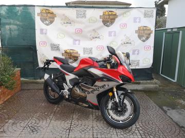 Prezzo listino 6.490euro + messa su strada di 350euro.
L'offerta include:
** Mezzo in pronta consegna **
* Garanzia ufficiale 3+1 Anni! *
Possibilità di finanziamento (Senza anticipo, Maxi rata, personalizzato).
QJ Motor SRK 600 RS: La Pista Chiama Tu Rispondi?
Prestazioni Bicilindriche, Componenti Racing. Il divertimento sportivo è per tutti.
Sei alla ricerca di una sportiva di media cilindrata che non scenda a compromessi su look e dotazioni, ma che rimanga accessibile? La QJ Motor SRK 600 RS è la risposta.
Nata per emozionare, la SRK 600 RS porta un design affilato e moderno, ispirato direttamente dal mondo delle corse, ma con un cuore che ti permetterà di divertirti ogni giorno.
Motore Brillante e Adatto a Tutti:
Sotto le carene pulite e aggressive batte un bicilindrico parallelo da 554 cc omologato Euro 5, che eroga 56 CV (o 61 CV a seconda delle fonti, ma nell'annuncio usiamo 56-61 per l'impatto) con una coppia decisa già ai medi regimi. Perfetta per chi vuole iniziare con la Patente A2 o per chi cerca un mezzo potente ma gestibile.
Dotazioni da Top di Gamma:
La vera sorpresa è la componentistica premium che trovi di serie:
Impianto Frenante BREMBO: Pinze radiali all'anteriore per una potenza e modulabilità da vera sportiva.
Sospensioni MARZOCCHI: Forcella a steli rovesciati completamente regolabile (precarico ed estensione) per cucirti la moto addosso.
Elettronica Avanzata: Doppia mappatura motore (Standard/Sport) e Controllo di Trazione (TCS) per una sicurezza dinamica superiore.
Dettagli Tecnici: Impianto ABS, display TFT a colori e pneumatici sportivi per un grip eccellente.
La Tua Nuova Esperienza RS:
Con un peso in ordine di marcia contenuto (circa 194 kg) e una ciclistica affinata, la SRK 600 RS garantisce agilità tra le curve e stabilità in velocità . È la sportiva che ti permette di crescere, offrendo un feeling da moto di categoria superiore, senza richiedere un budget esorbitante.
Non perdere l'occasione di guidare la moto che cambierà il tuo modo di muoverti in città .
Vieni a vederlo e a provarlo!
*************
I NOSTRI SERVIZI :
-Acquisto diretto con pagamento immediato
-conto vendita
-vendita auto, moto e scooter usati e garantiti
-vendita veicoli d'epoca
-permuta auto con moto e viceversa
-noleggio breve e lungo termine
-finanziamenti personalizzati (rata costante,mini e maxi rate, leasing)
-assistenza post-vendita con società di garanzie e officine partner
-assicurazioni
-consulenze e stime per acquisti tra privati
VISITA il nostro sito internet: automotousateroma.it oppure scarica la nostra App: automotousateroma dall' Apple store o Play store per restare aggiornato sui nostri ultimi arrivi.
VIENI A TROVARCI PER VEDERE DAL VIVO QUESTO VEICOLO :
Auto Moto Usate Roma s.r.l.Via Appia Nuova 23, 00047, Marino (RM) (adiacente Sorelle Ramonda)
*************
HAI UNA PERMUTA?
compila il form sull'App o nel nostro sito automotousateroma.it
oppure inviaci foto e descrizione (modello anno km motore ...)
al nostro numero whatsapp : Cell. 366-6562866 o 351-4646876 Fisso 06-7215841 e-mail : info@automotousateroma.it
*************
La Auto Moto Usate Roma Srl declina ogni responsabilità per eventuali involontarie incongruenze che non rappresentano in alcun modo un impegno contrattuale e invitano i clienti a verificare sempre dal vivo la correttezza dei dati che potrebbero non coincidere con l’effettivo equipaggiamento del veicolo spesso dovuto alla incompatibilità dei dati trasmessi sulle varie piattaforme web. Prezzo listino 6.490euro + messa su strada di 350euro.
L'offerta include:
** Mezzo in pronta consegna **
* Garanzia ufficiale 3+1 Anni! *
Possibilità di finanziamento (Senza anticipo, Maxi rata, personalizzato).
QJ Motor SRK 600 RS: La Pista Chiama Tu Rispondi?
Prestazioni Bicilindriche, Componenti Racing. Il divertimento sportivo è per tutti.
Sei alla ricerca di una sportiva di media cilindrata che non scenda a compromessi su look e dotazioni, ma che rimanga accessibile? La QJ Motor SRK 600 RS è la risposta.
Nata per emozionare, la SRK 600 RS porta un design affilato e moderno, ispirato direttamente dal mondo delle corse, ma con un cuore che ti permetterà di divertirti ogni giorno.
Motore Brillante e Adatto a Tutti:
Sotto le carene pulite e aggressive batte un bicilindrico parallelo da 554 cc omologato Euro 5, che eroga 56 CV (o 61 CV a seconda delle fonti, ma nell'annuncio usiamo 56-61 per l'impatto) con una coppia decisa già ai medi regimi. Perfetta per chi vuole iniziare con la Patente A2 o per chi cerca un mezzo potente ma gestibile.
Dotazioni da Top di Gamma:
La vera sorpresa è la componentistica premium che trovi di serie:
Impianto Frenante BREMBO: Pinze radiali all'anteriore per una potenza e modulabilità da vera sportiva.
Sospensioni MARZOCCHI: Forcella a steli rovesciati completamente regolabile (precarico ed estensione) per cucirti la moto addosso.
Elettronica Avanzata: Doppia mappatura motore (Standard/Sport) e Controllo di Trazione (TCS) per una sicurezza dinamica superiore.
Dettagli Tecnici: Impianto ABS, display TFT a colori e pneumatici sportivi per un grip eccellente.
La Tua Nuova Esperienza RS:
Con un peso in ordine di marcia contenuto (circa 194 kg) e una ciclistica affinata, la SRK 600 RS garantisce agilità tra le curve e stabilità in velocità . È la sportiva che ti permette di crescere, offrendo un feeling da moto di categoria superiore, senza richiedere un budget esorbitante.
Non perdere l'occasione di guidare la moto che cambierà il tuo modo di muoverti in città .
Vieni a vederlo e a provarlo!
*************
I NOSTRI SERVIZI :
-Acquisto diretto con pagamento immediato
-conto vendita
-vendita auto, moto e scooter usati e garantiti
-vendita veicoli d'epoca
-permuta auto con moto e viceversa
-noleggio breve e lungo termine
-finanziamenti personalizzati (rata costante,mini e maxi rate, leasing)
-assistenza post-vendita con società di garanzie e officine partner
-assicurazioni
-consulenze e stime per acquisti tra privati
VISITA il nostro sito internet: automotousateroma.it oppure scarica la nostra App: automotousateroma dall' Apple store o Play store per restare aggiornato sui nostri ultimi arrivi.
VIENI A TROVARCI PER VEDERE DAL VIVO QUESTO VEICOLO :
Auto Moto Usate Roma s.r.l.Via Appia Nuova 23, 00047, Marino (RM) (adiacente Sorelle Ramonda)
*************
HAI UNA PERMUTA?
compila il form sull'App o nel nostro sito automotousateroma.it
oppure inviaci foto e descrizione (modello anno km motore ...)
al nostro numero whatsapp : Cell. 366-6562866 o 351-4646876 Fisso 06-7215841 e-mail : info@automotousateroma.it
*************
La Auto Moto Usate Roma Srl declina ogni responsabilità per eventuali involontarie incongruenze che non rappresentano in alcun modo un impegno contrattuale e invitano i clienti a verificare sempre dal vivo la correttezza dei dati che potrebbero non coincidere con l’effettivo equipaggiamento del veicolo spesso dovuto alla incompatibilità dei dati trasmessi sulle varie piattaforme web.