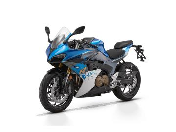 Prezzo listino 6.490euro + messa su strada di 350euro. 
L'offerta include:
       ** Mezzo in pronta consegna **
* Garanzia ufficiale 3+1 Anni! * 
Possibilità di finanziamento (Senza anticipo, Maxi rata, personalizzato). 
QJ Motor SRK 600 RS: La Pista Chiama Tu Rispondi?
Prestazioni Bicilindriche, Componenti Racing. Il divertimento sportivo è per tutti.
Sei alla ricerca di una sportiva di media cilindrata che non scenda a compromessi su look e dotazioni, ma che rimanga accessibile? La QJ Motor SRK 600 RS è la risposta.
Nata per emozionare, la SRK 600 RS porta un design affilato e moderno, ispirato direttamente dal mondo delle corse, ma con un cuore che ti permetterà di divertirti ogni giorno.
Motore Brillante e Adatto a Tutti:
Sotto le carene pulite e aggressive batte un bicilindrico parallelo da 554 cc omologato Euro 5, che eroga 56 CV (o 61 CV a seconda delle fonti, ma nell'annuncio usiamo 56-61 per l'impatto) con una coppia decisa già ai medi regimi. Perfetta per chi vuole iniziare con la Patente A2 o per chi cerca un mezzo potente ma gestibile.
Dotazioni da Top di Gamma:
La vera sorpresa è la componentistica premium che trovi di serie:
Impianto Frenante BREMBO: Pinze radiali all'anteriore per una potenza e modulabilità da vera sportiva.
Sospensioni MARZOCCHI: Forcella a steli rovesciati completamente regolabile (precarico ed estensione) per cucirti la moto addosso.
Elettronica Avanzata: Doppia mappatura motore (Standard/Sport) e Controllo di Trazione (TCS) per una sicurezza dinamica superiore.
Dettagli Tecnici: Impianto ABS, display TFT a colori e pneumatici sportivi per un grip eccellente.
La Tua Nuova Esperienza RS:
Con un peso in ordine di marcia contenuto (circa 194 kg) e una ciclistica affinata, la SRK 600 RS garantisce agilità tra le curve e stabilità in velocità. È la sportiva che ti permette di crescere, offrendo un feeling da moto di categoria superiore, senza richiedere un budget esorbitante.
Non perdere l'occasione di guidare la moto che cambierà il tuo modo di muoverti in città. 
Vieni a vederlo e a provarlo!
*************
I NOSTRI SERVIZI : 
-Acquisto diretto con pagamento immediato 
-conto vendita
-vendita auto, moto e scooter usati e garantiti
-vendita veicoli d'epoca
-permuta auto con moto e viceversa
-noleggio breve e lungo termine
-finanziamenti personalizzati (rata costante,mini e  maxi rate, leasing)
-assistenza post-vendita con società di garanzie e officine partner
-assicurazioni
-consulenze e stime per acquisti tra privati
VISITA il nostro sito internet: automotousateroma.it oppure scarica la nostra App: automotousateroma dall' Apple store o Play store per restare aggiornato sui nostri ultimi arrivi.
VIENI A TROVARCI PER VEDERE DAL VIVO QUESTO VEICOLO :
Auto Moto Usate Roma s.r.l.Via Appia Nuova 23, 00047, Marino (RM) (adiacente Sorelle Ramonda)
*************
HAI UNA PERMUTA?
compila il form sull'App o nel nostro sito automotousateroma.it
oppure inviaci foto e descrizione (modello anno km motore ...)
al nostro numero whatsapp : Cell. 366-6562866 o 351-4646876 Fisso 06-7215841 e-mail :  info@automotousateroma.it
*************
La Auto Moto Usate Roma Srl declina ogni responsabilità per eventuali involontarie incongruenze che non rappresentano in alcun modo un impegno contrattuale e invitano i clienti a verificare sempre dal vivo la correttezza dei dati che potrebbero non coincidere con l’effettivo equipaggiamento del veicolo spesso dovuto alla incompatibilità dei dati trasmessi sulle varie piattaforme web. Prezzo listino 6.490euro + messa su strada di 350euro. 
L'offerta include:
       ** Mezzo in pronta consegna **
* Garanzia ufficiale 3+1 Anni! * 
Possibilità di finanziamento (Senza anticipo, Maxi rata, personalizzato). 
QJ Motor SRK 600 RS: La Pista Chiama Tu Rispondi?
Prestazioni Bicilindriche, Componenti Racing. Il divertimento sportivo è per tutti.
Sei alla ricerca di una sportiva di media cilindrata che non scenda a compromessi su look e dotazioni, ma che rimanga accessibile? La QJ Motor SRK 600 RS è la risposta.
Nata per emozionare, la SRK 600 RS porta un design affilato e moderno, ispirato direttamente dal mondo delle corse, ma con un cuore che ti permetterà di divertirti ogni giorno.
Motore Brillante e Adatto a Tutti:
Sotto le carene pulite e aggressive batte un bicilindrico parallelo da 554 cc omologato Euro 5, che eroga 56 CV (o 61 CV a seconda delle fonti, ma nell'annuncio usiamo 56-61 per l'impatto) con una coppia decisa già ai medi regimi. Perfetta per chi vuole iniziare con la Patente A2 o per chi cerca un mezzo potente ma gestibile.
Dotazioni da Top di Gamma:
La vera sorpresa è la componentistica premium che trovi di serie:
Impianto Frenante BREMBO: Pinze radiali all'anteriore per una potenza e modulabilità da vera sportiva.
Sospensioni MARZOCCHI: Forcella a steli rovesciati completamente regolabile (precarico ed estensione) per cucirti la moto addosso.
Elettronica Avanzata: Doppia mappatura motore (Standard/Sport) e Controllo di Trazione (TCS) per una sicurezza dinamica superiore.
Dettagli Tecnici: Impianto ABS, display TFT a colori e pneumatici sportivi per un grip eccellente.
La Tua Nuova Esperienza RS:
Con un peso in ordine di marcia contenuto (circa 194 kg) e una ciclistica affinata, la SRK 600 RS garantisce agilità tra le curve e stabilità in velocità. È la sportiva che ti permette di crescere, offrendo un feeling da moto di categoria superiore, senza richiedere un budget esorbitante.
Non perdere l'occasione di guidare la moto che cambierà il tuo modo di muoverti in città. 
Vieni a vederlo e a provarlo!
*************
I NOSTRI SERVIZI : 
-Acquisto diretto con pagamento immediato 
-conto vendita
-vendita auto, moto e scooter usati e garantiti
-vendita veicoli d'epoca
-permuta auto con moto e viceversa
-noleggio breve e lungo termine
-finanziamenti personalizzati (rata costante,mini e  maxi rate, leasing)
-assistenza post-vendita con società di garanzie e officine partner
-assicurazioni
-consulenze e stime per acquisti tra privati
VISITA il nostro sito internet: automotousateroma.it oppure scarica la nostra App: automotousateroma dall' Apple store o Play store per restare aggiornato sui nostri ultimi arrivi.
VIENI A TROVARCI PER VEDERE DAL VIVO QUESTO VEICOLO :
Auto Moto Usate Roma s.r.l.Via Appia Nuova 23, 00047, Marino (RM) (adiacente Sorelle Ramonda)
*************
HAI UNA PERMUTA?
compila il form sull'App o nel nostro sito automotousateroma.it
oppure inviaci foto e descrizione (modello anno km motore ...)
al nostro numero whatsapp : Cell. 366-6562866 o 351-4646876 Fisso 06-7215841 e-mail :  info@automotousateroma.it
*************
La Auto Moto Usate Roma Srl declina ogni responsabilità per eventuali involontarie incongruenze che non rappresentano in alcun modo un impegno contrattuale e invitano i clienti a verificare sempre dal vivo la correttezza dei dati che potrebbero non coincidere con l’effettivo equipaggiamento del veicolo spesso dovuto alla incompatibilità dei dati trasmessi sulle varie piattaforme web.