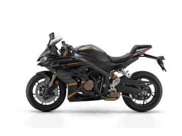 Prezzo listino 9.490euro + messa su strada di 350euro. 
L'offerta include:
       ** Mezzo in pronta consegna **
* Garanzia ufficiale 3+1 Anni! * 
Possibilità di finanziamento (Senza anticipo, Maxi rata, personalizzato). 
L'Urlo del Quattro Cilindri è Tornato Accessibile.
La QJ Motor SRK 800 RR è qui per democratizzare la Supersport, offrendoti prestazioni entusiasmanti e dotazioni premium a un prezzo inimmaginabile.
Cuore da Pista:
Il cuore pulsante della SRK 800 RR è un 4 cilindri in linea da 778 cc che eroga una potenza massima di 95 CV e una coppia robusta, pensata per essere sfruttabile sia tra i cordoli che sulle strade di tutti i giorni. Un motore con un allungo inebriante e un sound che non ha nulla da invidiare alle moto più blasonate.
Ciclistica Senza Compromessi:
Abbiamo badato alla sostanza, scegliendo partner d'eccellenza per la ciclistica:
Freni BREMBO: Doppio disco anteriore da 320 mm con pinze radiali e impianto ABS, per frenate potenti e precise.
Sospensioni MARZOCCHI: Forcella a steli rovesciati regolabile, per un assetto cucito sulle tue esigenze.
Telaio e Forcellone in Alluminio: Struttura leggera e rigida, sviluppata in collaborazione con il Team Puccetti Racing (Mondiale Supersport), che garantisce precisione di guida.
Pneumatici: Gomma posteriore da 180, per un look e un grip da vera racer.
Tecnologia e Stile:
La SRK 800 RR si presenta con un design affilato e moderno, che include appendici aerodinamiche (winglets) e un gruppo ottico Full LED. La strumentazione è affidata a un Display TFT a colori che ti offre un controllo completo.
Non perdere l'occasione di guidare la moto che cambierà il tuo modo di muoverti in città. 
Vieni a vederlo e a provarlo!
*************
I NOSTRI SERVIZI : 
-Acquisto diretto con pagamento immediato 
-conto vendita
-vendita auto, moto e scooter usati e garantiti
-vendita veicoli d'epoca
-permuta auto con moto e viceversa
-noleggio breve e lungo termine
-finanziamenti personalizzati (rata costante,mini e  maxi rate, leasing)
-assistenza post-vendita con società di garanzie e officine partner
-assicurazioni
-consulenze e stime per acquisti tra privati
VISITA il nostro sito internet: automotousateroma.it oppure scarica la nostra App: automotousateroma dall' Apple store o Play store per restare aggiornato sui nostri ultimi arrivi.
VIENI A TROVARCI PER VEDERE DAL VIVO QUESTO VEICOLO :
Auto Moto Usate Roma s.r.l.Via Appia Nuova 23, 00047, Marino (RM) (adiacente Sorelle Ramonda)
*************
HAI UNA PERMUTA?
compila il form sull'App o nel nostro sito automotousateroma.it
oppure inviaci foto e descrizione (modello anno km motore ...)
al nostro numero whatsapp : Cell. 366-6562866 o 351-4646876 Fisso 06-7215841 e-mail :  info@automotousateroma.it
*************
La Auto Moto Usate Roma Srl declina ogni responsabilità per eventuali involontarie incongruenze che non rappresentano in alcun modo un impegno contrattuale e invitano i clienti a verificare sempre dal vivo la correttezza dei dati che potrebbero non coincidere con l’effettivo equipaggiamento del veicolo spesso dovuto alla incompatibilità dei dati trasmessi sulle varie piattaforme web. Prezzo listino 9.490euro + messa su strada di 350euro. 
L'offerta include:
       ** Mezzo in pronta consegna **
* Garanzia ufficiale 3+1 Anni! * 
Possibilità di finanziamento (Senza anticipo, Maxi rata, personalizzato). 
L'Urlo del Quattro Cilindri è Tornato Accessibile.
La QJ Motor SRK 800 RR è qui per democratizzare la Supersport, offrendoti prestazioni entusiasmanti e dotazioni premium a un prezzo inimmaginabile.
Cuore da Pista:
Il cuore pulsante della SRK 800 RR è un 4 cilindri in linea da 778 cc che eroga una potenza massima di 95 CV e una coppia robusta, pensata per essere sfruttabile sia tra i cordoli che sulle strade di tutti i giorni. Un motore con un allungo inebriante e un sound che non ha nulla da invidiare alle moto più blasonate.
Ciclistica Senza Compromessi:
Abbiamo badato alla sostanza, scegliendo partner d'eccellenza per la ciclistica:
Freni BREMBO: Doppio disco anteriore da 320 mm con pinze radiali e impianto ABS, per frenate potenti e precise.
Sospensioni MARZOCCHI: Forcella a steli rovesciati regolabile, per un assetto cucito sulle tue esigenze.
Telaio e Forcellone in Alluminio: Struttura leggera e rigida, sviluppata in collaborazione con il Team Puccetti Racing (Mondiale Supersport), che garantisce precisione di guida.
Pneumatici: Gomma posteriore da 180, per un look e un grip da vera racer.
Tecnologia e Stile:
La SRK 800 RR si presenta con un design affilato e moderno, che include appendici aerodinamiche (winglets) e un gruppo ottico Full LED. La strumentazione è affidata a un Display TFT a colori che ti offre un controllo completo.
Non perdere l'occasione di guidare la moto che cambierà il tuo modo di muoverti in città. 
Vieni a vederlo e a provarlo!
*************
I NOSTRI SERVIZI : 
-Acquisto diretto con pagamento immediato 
-conto vendita
-vendita auto, moto e scooter usati e garantiti
-vendita veicoli d'epoca
-permuta auto con moto e viceversa
-noleggio breve e lungo termine
-finanziamenti personalizzati (rata costante,mini e  maxi rate, leasing)
-assistenza post-vendita con società di garanzie e officine partner
-assicurazioni
-consulenze e stime per acquisti tra privati
VISITA il nostro sito internet: automotousateroma.it oppure scarica la nostra App: automotousateroma dall' Apple store o Play store per restare aggiornato sui nostri ultimi arrivi.
VIENI A TROVARCI PER VEDERE DAL VIVO QUESTO VEICOLO :
Auto Moto Usate Roma s.r.l.Via Appia Nuova 23, 00047, Marino (RM) (adiacente Sorelle Ramonda)
*************
HAI UNA PERMUTA?
compila il form sull'App o nel nostro sito automotousateroma.it
oppure inviaci foto e descrizione (modello anno km motore ...)
al nostro numero whatsapp : Cell. 366-6562866 o 351-4646876 Fisso 06-7215841 e-mail :  info@automotousateroma.it
*************
La Auto Moto Usate Roma Srl declina ogni responsabilità per eventuali involontarie incongruenze che non rappresentano in alcun modo un impegno contrattuale e invitano i clienti a verificare sempre dal vivo la correttezza dei dati che potrebbero non coincidere con l’effettivo equipaggiamento del veicolo spesso dovuto alla incompatibilità dei dati trasmessi sulle varie piattaforme web.