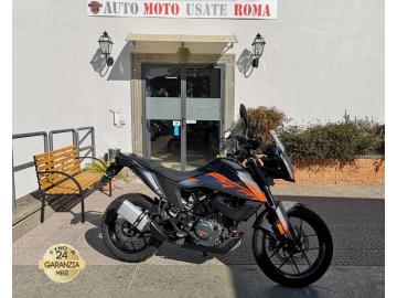 KTM 390 ADVENTURE
Immatricolato 2024, 373cc, 2.800km, 44Cv 32Kw, Euro5.
*** Fattura 1 tagliando Ktm ***
Con: Motore Monocilindrico, cambio manuale a 6 rapporti, Abs, computer di bordo, ride by wire, Faro a Led, Forcella WP APEX 43 con cartuccia aperta, regolabile in compressione ed estensione, Monoammortizzatore WP APEX regolabile nel precarico e in estensione, disco freno anteriore da 320mm e posteriore da 230mm, cerchi da 19†anteriore e da 17†posteriore.
Rimangono sempre esclusi i costi :
-del passaggio di proprietà pari ad euro 200,00.
-messa su strada pari ad euro 300,00 che include l'attivazione della garanzia di 12 mesi completa, controlli e o tagliando completo preconsegna all'occorrenza (olio,filtro olio, filtro aria e tutti i componenti necessari al ripristino), 12 mesi di garanzia estendibili a 24 36mesi in base al veicolo e copre i componenti non soggetti ad usura (dettagli in sede).
Il prezzo del veicolo pubblicizzato è stato calcolato utilizzando tutte le campagne commerciali a disposizione.
*************
I NOSTRI SERVIZI :
-Acquisto diretto con pagamento immediato
-conto vendita
-vendita auto, moto e scooter usati e garantiti
-vendita veicoli d'epoca
-permuta auto con moto e viceversa
-noleggio breve e lungo termine
-finanziamenti personalizzati (rata costante,mini e maxi rate, leasing)
-assistenza post-vendita con società di garanzie e officine partner
-assicurazioni
-consulenze e stime per acquisti tra privati
VISITA il nostro sito internet: automotousateroma.it oppure scarica la nostra App: automotousateroma dall' Apple store o Play store per restare aggiornato sui nostri ultimi arrivi.
VIENI A TROVARCI PER VEDERE DAL VIVO QUESTO VEICOLO :
Auto Moto Usate Roma s.r.l.Via Appia Nuova 23, 00047, Marino (RM) (adiacente Sorelle Ramonda)
*************
HAI UNA PERMUTA?
compila il form sull'App o nel nostro sito automotousateroma.it
oppure inviaci foto e descrizione (modello anno km motore ...)
al nostro numero whatsapp : Cell. 351-4646876 o Whats. 366-6562866 Fisso 06-7215841 e-mail : info@automotousateroma.it
*************
La Auto Moto Usate Roma Srl declina ogni responsabilità per eventuali involontarie incongruenze che non rappresentano in alcun modo un impegno contrattuale e invitano i clienti a verificare sempre dal vivo la correttezza dei dati che potrebbero non coincidere con l’effettivo equipaggiamento del veicolo spesso dovuto alla incompatibilità dei dati trasmessi sulle varie piattaforme web. KTM 390 ADVENTURE
Immatricolato 2024, 373cc, 2.800km, 44Cv 32Kw, Euro5.
*** Fattura 1 tagliando Ktm ***
Con: Motore Monocilindrico, cambio manuale a 6 rapporti, Abs, computer di bordo, ride by wire, Faro a Led, Forcella WP APEX 43 con cartuccia aperta, regolabile in compressione ed estensione, Monoammortizzatore WP APEX regolabile nel precarico e in estensione, disco freno anteriore da 320mm e posteriore da 230mm, cerchi da 19†anteriore e da 17†posteriore.
Rimangono sempre esclusi i costi :
-del passaggio di proprietà pari ad euro 200,00.
-messa su strada pari ad euro 300,00 che include l'attivazione della garanzia di 12 mesi completa, controlli e o tagliando completo preconsegna all'occorrenza (olio,filtro olio, filtro aria e tutti i componenti necessari al ripristino), 12 mesi di garanzia estendibili a 24 36mesi in base al veicolo e copre i componenti non soggetti ad usura (dettagli in sede).
Il prezzo del veicolo pubblicizzato è stato calcolato utilizzando tutte le campagne commerciali a disposizione.
*************
I NOSTRI SERVIZI :
-Acquisto diretto con pagamento immediato
-conto vendita
-vendita auto, moto e scooter usati e garantiti
-vendita veicoli d'epoca
-permuta auto con moto e viceversa
-noleggio breve e lungo termine
-finanziamenti personalizzati (rata costante,mini e maxi rate, leasing)
-assistenza post-vendita con società di garanzie e officine partner
-assicurazioni
-consulenze e stime per acquisti tra privati
VISITA il nostro sito internet: automotousateroma.it oppure scarica la nostra App: automotousateroma dall' Apple store o Play store per restare aggiornato sui nostri ultimi arrivi.
VIENI A TROVARCI PER VEDERE DAL VIVO QUESTO VEICOLO :
Auto Moto Usate Roma s.r.l.Via Appia Nuova 23, 00047, Marino (RM) (adiacente Sorelle Ramonda)
*************
HAI UNA PERMUTA?
compila il form sull'App o nel nostro sito automotousateroma.it
oppure inviaci foto e descrizione (modello anno km motore ...)
al nostro numero whatsapp : Cell. 351-4646876 o Whats. 366-6562866 Fisso 06-7215841 e-mail : info@automotousateroma.it
*************
La Auto Moto Usate Roma Srl declina ogni responsabilità per eventuali involontarie incongruenze che non rappresentano in alcun modo un impegno contrattuale e invitano i clienti a verificare sempre dal vivo la correttezza dei dati che potrebbero non coincidere con l’effettivo equipaggiamento del veicolo spesso dovuto alla incompatibilità dei dati trasmessi sulle varie piattaforme web.