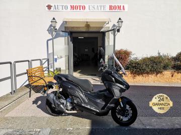 KL BRERA X 300
Immatricolato 2023, 278cc, 11.500Km, 26Cv 19Kw, Euro5.
Con: Motote monocilindrico, Abs, raffreddamento a Liquido, vano retroscudo, vano sottosella, doppio cavalletto, capacità 12 Lt, forcella Kayaba, sospensioni posteriori a Gas, cupolino regolabile, barre paramotore, faretti di profondità, manopole riscaldabili, freni a disco da 240mm anteriore e da 220mm al postreriore, cerchi da 13”.
Il prezzo proposto di euro 2.900,00euro è legato alla promozione web che prevede un acquisto tramite finanziamento di intero importo, Info in sede.
Il prezzo a Listino senza promo è di euro 3.400,00.
Rimangono sempre esclusi i costi :
-del passaggio di proprietà pari ad euro 200,00.
-messa su strada pari ad euro 300,00 che include l'attivazione della garanzia di 12 mesi completa, controlli e o tagliando completo preconsegna all'occorrenza (olio,filtro olio, filtro aria e tutti i componenti necessari al ripristino), 12 mesi di garanzia estendibili a 24 36mesi in base al veicolo e copre i componenti non soggetti ad usura (dettagli in sede).
Il prezzo del veicolo pubblicizzato è stato calcolato utilizzando tutte le campagne commerciali a disposizione.
*************
I NOSTRI SERVIZI :
-Acquisto diretto con pagamento immediato
-conto vendita
-vendita auto, moto e scooter usati e garantiti
-vendita veicoli d'epoca
-permuta auto con moto e viceversa
-noleggio breve e lungo termine
-finanziamenti personalizzati (rata costante,mini e maxi rate, leasing)
-assistenza post-vendita con società di garanzie e officine partner
-assicurazioni
-consulenze e stime per acquisti tra privati
VISITA il nostro sito internet: automotousateroma.it oppure scarica la nostra App: automotousateroma dall' Apple store o Play store per restare aggiornato sui nostri ultimi arrivi.
VIENI A TROVARCI PER VEDERE DAL VIVO QUESTO VEICOLO :
Auto Moto Usate Roma s.r.l.Via Appia Nuova 23, 00047, Marino (RM) (adiacente Sorelle Ramonda)
*************
HAI UNA PERMUTA?
compila il form sull'App o nel nostro sito automotousateroma.it
oppure inviaci foto e descrizione (modello anno km motore ...)
al nostro numero whatsapp : Cell. 351-4646876 o Whats. 366-6562866 Fisso 06-7215841 e-mail : info@automotousateroma.it
*************
La Auto Moto Usate Roma Srl declina ogni responsabilità per eventuali involontarie incongruenze che non rappresentano in alcun modo un impegno contrattuale e invitano i clienti a verificare sempre dal vivo la correttezza dei dati che potrebbero non coincidere con l’effettivo equipaggiamento del veicolo spesso dovuto alla incompatibilità dei dati trasmessi sulle varie piattaforme web. KL BRERA X 300
Immatricolato 2023, 278cc, 11.500Km, 26Cv 19Kw, Euro5.
Con: Motote monocilindrico, Abs, raffreddamento a Liquido, vano retroscudo, vano sottosella, doppio cavalletto, capacità 12 Lt, forcella Kayaba, sospensioni posteriori a Gas, cupolino regolabile, barre paramotore, faretti di profondità, manopole riscaldabili, freni a disco da 240mm anteriore e da 220mm al postreriore, cerchi da 13”.
Il prezzo proposto di euro 2.900,00euro è legato alla promozione web che prevede un acquisto tramite finanziamento di intero importo, Info in sede.
Il prezzo a Listino senza promo è di euro 3.400,00.
Rimangono sempre esclusi i costi :
-del passaggio di proprietà pari ad euro 200,00.
-messa su strada pari ad euro 300,00 che include l'attivazione della garanzia di 12 mesi completa, controlli e o tagliando completo preconsegna all'occorrenza (olio,filtro olio, filtro aria e tutti i componenti necessari al ripristino), 12 mesi di garanzia estendibili a 24 36mesi in base al veicolo e copre i componenti non soggetti ad usura (dettagli in sede).
Il prezzo del veicolo pubblicizzato è stato calcolato utilizzando tutte le campagne commerciali a disposizione.
*************
I NOSTRI SERVIZI :
-Acquisto diretto con pagamento immediato
-conto vendita
-vendita auto, moto e scooter usati e garantiti
-vendita veicoli d'epoca
-permuta auto con moto e viceversa
-noleggio breve e lungo termine
-finanziamenti personalizzati (rata costante,mini e maxi rate, leasing)
-assistenza post-vendita con società di garanzie e officine partner
-assicurazioni
-consulenze e stime per acquisti tra privati
VISITA il nostro sito internet: automotousateroma.it oppure scarica la nostra App: automotousateroma dall' Apple store o Play store per restare aggiornato sui nostri ultimi arrivi.
VIENI A TROVARCI PER VEDERE DAL VIVO QUESTO VEICOLO :
Auto Moto Usate Roma s.r.l.Via Appia Nuova 23, 00047, Marino (RM) (adiacente Sorelle Ramonda)
*************
HAI UNA PERMUTA?
compila il form sull'App o nel nostro sito automotousateroma.it
oppure inviaci foto e descrizione (modello anno km motore ...)
al nostro numero whatsapp : Cell. 351-4646876 o Whats. 366-6562866 Fisso 06-7215841 e-mail : info@automotousateroma.it
*************
La Auto Moto Usate Roma Srl declina ogni responsabilità per eventuali involontarie incongruenze che non rappresentano in alcun modo un impegno contrattuale e invitano i clienti a verificare sempre dal vivo la correttezza dei dati che potrebbero non coincidere con l’effettivo equipaggiamento del veicolo spesso dovuto alla incompatibilità dei dati trasmessi sulle varie piattaforme web.