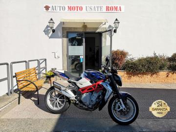 MV AGUSTA BRUTALE 1090 RR ABS
Immatricolata 2014, 1078cc, 16.600Km, 158Cv 117Kw, Euro3.
*** Moto tagliandata e revisionata ***
Con: Motore a 4 cilindri in linea trasversale, cambio manuale a 6 rapporti, Abs, computer di bordo, conta marce, raffreddamento a Liquido, forcella rovesciata Marzocchi, ammortizzatore posteriore regolabile Sachs, impianto frenante Brembo, freni a disco anteriori da 320mm e da 210mm al posteriore, forcellone monobraccio, cerchi da 17”.
Accessoriato: Box Mv Agusta originale con: Doppia chiave, libretto uso e manutenzione, intertventi precedenti e vari gadget ufficiali.
Il prezzo proposto di euro 8.900,00euro è legato alla promozione web che prevede un acquisto tramite finanziamento di intero importo, Info in sede.
Il prezzo a Listino senza promo è di euro 9.900,00.
Rimangono sempre esclusi i costi :
-del passaggio di proprietà pari ad euro 200,00.
-messa su strada pari ad euro 300,00 che include l'attivazione della garanzia di 12 mesi completa, controlli e o tagliando completo preconsegna all'occorrenza (olio,filtro olio, filtro aria e tutti i componenti necessari al ripristino), 12 mesi di garanzia estendibili a 24 36mesi in base al veicolo e copre i componenti non soggetti ad usura (dettagli in sede).
Il prezzo del veicolo pubblicizzato è stato calcolato utilizzando tutte le campagne commerciali a disposizione.
*************
I NOSTRI SERVIZI :
-Acquisto diretto con pagamento immediato
-conto vendita
-vendita auto, moto e scooter usati e garantiti
-vendita veicoli d'epoca
-permuta auto con moto e viceversa
-noleggio breve e lungo termine
-finanziamenti personalizzati (rata costante,mini e maxi rate, leasing)
-assistenza post-vendita con società di garanzie e officine partner
-assicurazioni
-consulenze e stime per acquisti tra privati
VISITA il nostro sito internet: automotousateroma.it oppure scarica la nostra App: automotousateroma dall' Apple store o Play store per restare aggiornato sui nostri ultimi arrivi.
VIENI A TROVARCI PER VEDERE DAL VIVO QUESTO VEICOLO :
Auto Moto Usate Roma s.r.l.Via Appia Nuova 23, 00047, Marino (RM) (adiacente Sorelle Ramonda)
*************
HAI UNA PERMUTA?
compila il form sull'App o nel nostro sito automotousateroma.it
oppure inviaci foto e descrizione (modello anno km motore ...)
al nostro numero whatsapp : Cell. 351-4646876 o Whats. 366-6562866 Fisso 06-7215841 e-mail : info@automotousateroma.it
*************
La Auto Moto Usate Roma Srl declina ogni responsabilità per eventuali involontarie incongruenze che non rappresentano in alcun modo un impegno contrattuale e invitano i clienti a verificare sempre dal vivo la correttezza dei dati che potrebbero non coincidere con l’effettivo equipaggiamento del veicolo spesso dovuto alla incompatibilità dei dati trasmessi sulle varie piattaforme web. MV AGUSTA BRUTALE 1090 RR ABS
Immatricolata 2014, 1078cc, 16.600Km, 158Cv 117Kw, Euro3.
*** Moto tagliandata e revisionata ***
Con: Motore a 4 cilindri in linea trasversale, cambio manuale a 6 rapporti, Abs, computer di bordo, conta marce, raffreddamento a Liquido, forcella rovesciata Marzocchi, ammortizzatore posteriore regolabile Sachs, impianto frenante Brembo, freni a disco anteriori da 320mm e da 210mm al posteriore, forcellone monobraccio, cerchi da 17”.
Accessoriato: Box Mv Agusta originale con: Doppia chiave, libretto uso e manutenzione, intertventi precedenti e vari gadget ufficiali.
Il prezzo proposto di euro 8.900,00euro è legato alla promozione web che prevede un acquisto tramite finanziamento di intero importo, Info in sede.
Il prezzo a Listino senza promo è di euro 9.900,00.
Rimangono sempre esclusi i costi :
-del passaggio di proprietà pari ad euro 200,00.
-messa su strada pari ad euro 300,00 che include l'attivazione della garanzia di 12 mesi completa, controlli e o tagliando completo preconsegna all'occorrenza (olio,filtro olio, filtro aria e tutti i componenti necessari al ripristino), 12 mesi di garanzia estendibili a 24 36mesi in base al veicolo e copre i componenti non soggetti ad usura (dettagli in sede).
Il prezzo del veicolo pubblicizzato è stato calcolato utilizzando tutte le campagne commerciali a disposizione.
*************
I NOSTRI SERVIZI :
-Acquisto diretto con pagamento immediato
-conto vendita
-vendita auto, moto e scooter usati e garantiti
-vendita veicoli d'epoca
-permuta auto con moto e viceversa
-noleggio breve e lungo termine
-finanziamenti personalizzati (rata costante,mini e maxi rate, leasing)
-assistenza post-vendita con società di garanzie e officine partner
-assicurazioni
-consulenze e stime per acquisti tra privati
VISITA il nostro sito internet: automotousateroma.it oppure scarica la nostra App: automotousateroma dall' Apple store o Play store per restare aggiornato sui nostri ultimi arrivi.
VIENI A TROVARCI PER VEDERE DAL VIVO QUESTO VEICOLO :
Auto Moto Usate Roma s.r.l.Via Appia Nuova 23, 00047, Marino (RM) (adiacente Sorelle Ramonda)
*************
HAI UNA PERMUTA?
compila il form sull'App o nel nostro sito automotousateroma.it
oppure inviaci foto e descrizione (modello anno km motore ...)
al nostro numero whatsapp : Cell. 351-4646876 o Whats. 366-6562866 Fisso 06-7215841 e-mail : info@automotousateroma.it
*************
La Auto Moto Usate Roma Srl declina ogni responsabilità per eventuali involontarie incongruenze che non rappresentano in alcun modo un impegno contrattuale e invitano i clienti a verificare sempre dal vivo la correttezza dei dati che potrebbero non coincidere con l’effettivo equipaggiamento del veicolo spesso dovuto alla incompatibilità dei dati trasmessi sulle varie piattaforme web.