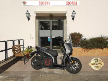 SEAT MO E SCOOTER 125
Immatricolato 2021, 11Cv/7Kw, 11.500Km.
*** Scooter Unicoproprietario ***
Con: Motore elettrico, computer di bordo, 3 mappature Eco/City/Sport, presa Usb, gancio porta oggetti, ampio vano sottosella, Forcella anteriore a steli tradizionali, Monoammortizzatore, freno a disco anteriore da 260mm e da 240mm al posteriore, cerchi da 15†anteriore e da 14†al posteriore, Batteria Ioni di litio 5,6 kWh estraibile, parabrezza Isotta.
Il prezzo proposto di euro 1.900,00euro è legato alla promozione web che prevede un acquisto tramite finanziamento di intero importo, Info in sede.
Il prezzo a Listino senza promo è di euro 2.300,00.
Rimangono sempre esclusi i costi :
-del passaggio di proprietà pari ad euro 200,00.
-messa su strada pari ad euro 300,00 che include l'attivazione della garanzia di 12 mesi completa, all' occorrenza controlli e/o tagliando completo preconsegna (olio,filtro olio, filtro aria e tutti i componenti necessari al ripristino), 12 mesi di garanzia estendibili a 24/36mesi in base al veicolo e copre i componenti non soggetti ad usura (dettagli in sede).
I NOSTRI SERVIZI :
-Acquisto diretto con pagamento immediato
-conto vendita
-vendita auto, moto e scooter usati e garantiti
-vendita veicoli d'epoca
-permuta auto con moto e viceversa
-noleggio breve e lungo termine
-finanziamenti personalizzati (rata costante,mini e maxi rate, leasing)
-assistenza post-vendita con società di garanzie e officine partner
-assicurazioni
-consulenze e stime per acquisti tra privati
VISITA il nostro sito internet: automotousateroma.it oppure scarica la nostra App: automotousateroma dall' Apple store o Play store per restare aggiornato sui nostri ultimi arrivi.
VIENI A TROVARCI PER VEDERE DAL VIVO QUESTO VEICOLO :
Auto Moto Usate Roma s.r.l.Via Appia Nuova 23, 00047, Marino (RM) (adiacente Sorelle Ramonda)
*************
HAI UNA PERMUTA?
compila il form sull'App o nel nostro sito automotousateroma.it
oppure inviaci foto e descrizione (modello anno km motore ...)
al nostro numero whatsapp : Cell. 366-6562866 o 351-4646876 Fisso 06-7215841 e-mail : info@automotousateroma.it
*************
La Auto Moto Usate Roma Srl declina ogni responsabilità per eventuali involontarie incongruenze che non rappresentano in alcun modo un impegno contrattuale e invitano i clienti a verificare sempre dal vivo la correttezza dei dati che potrebbero non coincidere con l’effettivo equipaggiamento del veicolo spesso dovuto alla incompatibilità dei dati trasmessi sulle varie piattaforme web. SEAT MO E SCOOTER 125
Immatricolato 2021, 11Cv/7Kw, 11.500Km.
*** Scooter Unicoproprietario ***
Con: Motore elettrico, computer di bordo, 3 mappature Eco/City/Sport, presa Usb, gancio porta oggetti, ampio vano sottosella, Forcella anteriore a steli tradizionali, Monoammortizzatore, freno a disco anteriore da 260mm e da 240mm al posteriore, cerchi da 15†anteriore e da 14†al posteriore, Batteria Ioni di litio 5,6 kWh estraibile, parabrezza Isotta.
Il prezzo proposto di euro 1.900,00euro è legato alla promozione web che prevede un acquisto tramite finanziamento di intero importo, Info in sede.
Il prezzo a Listino senza promo è di euro 2.300,00.
Rimangono sempre esclusi i costi :
-del passaggio di proprietà pari ad euro 200,00.
-messa su strada pari ad euro 300,00 che include l'attivazione della garanzia di 12 mesi completa, all' occorrenza controlli e/o tagliando completo preconsegna (olio,filtro olio, filtro aria e tutti i componenti necessari al ripristino), 12 mesi di garanzia estendibili a 24/36mesi in base al veicolo e copre i componenti non soggetti ad usura (dettagli in sede).
I NOSTRI SERVIZI :
-Acquisto diretto con pagamento immediato
-conto vendita
-vendita auto, moto e scooter usati e garantiti
-vendita veicoli d'epoca
-permuta auto con moto e viceversa
-noleggio breve e lungo termine
-finanziamenti personalizzati (rata costante,mini e maxi rate, leasing)
-assistenza post-vendita con società di garanzie e officine partner
-assicurazioni
-consulenze e stime per acquisti tra privati
VISITA il nostro sito internet: automotousateroma.it oppure scarica la nostra App: automotousateroma dall' Apple store o Play store per restare aggiornato sui nostri ultimi arrivi.
VIENI A TROVARCI PER VEDERE DAL VIVO QUESTO VEICOLO :
Auto Moto Usate Roma s.r.l.Via Appia Nuova 23, 00047, Marino (RM) (adiacente Sorelle Ramonda)
*************
HAI UNA PERMUTA?
compila il form sull'App o nel nostro sito automotousateroma.it
oppure inviaci foto e descrizione (modello anno km motore ...)
al nostro numero whatsapp : Cell. 366-6562866 o 351-4646876 Fisso 06-7215841 e-mail : info@automotousateroma.it
*************
La Auto Moto Usate Roma Srl declina ogni responsabilità per eventuali involontarie incongruenze che non rappresentano in alcun modo un impegno contrattuale e invitano i clienti a verificare sempre dal vivo la correttezza dei dati che potrebbero non coincidere con l’effettivo equipaggiamento del veicolo spesso dovuto alla incompatibilità dei dati trasmessi sulle varie piattaforme web.