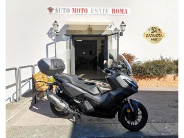 HONDA ADV 350
Immatricolato 2023, 330cc, 12.700Km, 30Cv 22Kw, Euro5.
*** Scooter UNICOPROPRIETARIO, in Garanzia Ufficiale HONDA ***
Con: Motore Monocilindrico, Abs, computer di bordo, raffreddamento a liquido, antifurto e bauletto originale HONDA, App connettività Nsync, cupolino regolabile, vano porta oggetti laterale con presa USB, ampio vano sotto sella, freni a disco da 256mm anteriori e da 245mm al posteriore, cerchi da 15 anteriori e da 14 al posteriore.
Il prezzo proposto di euro 4.800,00 è legato alla promozione web che prevede un acquisto tramite finanziamento di intero importo. Info in sede.
Il prezzo a Listino senza promo è di euro 5.300,00.
Rimangono sempre esclusi i costi :
-del passaggio di proprietà pari ad euro 200,00.
-messa su strada pari ad euro 200,00 che include l'attivazione della garanzia di 12 mesi completa, all' occorrenza controlli e o tagliando completo preconsegna (olio,filtro olio, filtro aria e tutti i componenti necessari al ripristino), 12 mesi di garanzia estendibili a 24 36mesi in base al veicolo e copre i componenti non soggetti ad usura (dettagli in sede).
I NOSTRI SERVIZI :
-Acquisto diretto con pagamento immediato
-conto vendita
-vendita auto, moto e scooter usati e garantiti
-vendita veicoli d'epoca
-permuta auto con moto e viceversa
-noleggio breve e lungo termine
-finanziamenti personalizzati (rata costante,mini e maxi rate, leasing)
-assistenza post-vendita con società di garanzie e officine partner
-assicurazioni
-consulenze e stime per acquisti tra privati
VISITA il nostro sito internet: automotousateroma.it oppure scarica la nostra App: automotousateroma dall' Apple store o Play store per restare aggiornato sui nostri ultimi arrivi.
VIENI A TROVARCI PER VEDERE DAL VIVO QUESTO VEICOLO :
Auto Moto Usate Roma s.r.l.Via Appia Nuova 23, 00047, Marino (RM) (adiacente Sorelle Ramonda)
*************
HAI UNA PERMUTA?
compila il form sull'App o nel nostro sito automotousateroma.it
oppure inviaci foto e descrizione (modello anno km motore ...)
al nostro numero whatsapp : Cell. 366-6562866 o 351-4646876 Fisso 06-7215841 e-mail : info@automotousateroma.it
*************
La Auto Moto Usate Roma Srl declina ogni responsabilità per eventuali involontarie incongruenze che non rappresentano in alcun modo un impegno contrattuale e invitano i clienti a verificare sempre dal vivo la correttezza dei dati che potrebbero non coincidere con l’effettivo equipaggiamento del veicolo spesso dovuto alla incompatibilità dei dati trasmessi sulle varie piattaforme web. HONDA ADV 350
Immatricolato 2023, 330cc, 12.700Km, 30Cv 22Kw, Euro5.
*** Scooter UNICOPROPRIETARIO, in Garanzia Ufficiale HONDA ***
Con: Motore Monocilindrico, Abs, computer di bordo, raffreddamento a liquido, antifurto e bauletto originale HONDA, App connettività Nsync, cupolino regolabile, vano porta oggetti laterale con presa USB, ampio vano sotto sella, freni a disco da 256mm anteriori e da 245mm al posteriore, cerchi da 15 anteriori e da 14 al posteriore.
Il prezzo proposto di euro 4.800,00 è legato alla promozione web che prevede un acquisto tramite finanziamento di intero importo. Info in sede.
Il prezzo a Listino senza promo è di euro 5.300,00.
Rimangono sempre esclusi i costi :
-del passaggio di proprietà pari ad euro 200,00.
-messa su strada pari ad euro 200,00 che include l'attivazione della garanzia di 12 mesi completa, all' occorrenza controlli e o tagliando completo preconsegna (olio,filtro olio, filtro aria e tutti i componenti necessari al ripristino), 12 mesi di garanzia estendibili a 24 36mesi in base al veicolo e copre i componenti non soggetti ad usura (dettagli in sede).
I NOSTRI SERVIZI :
-Acquisto diretto con pagamento immediato
-conto vendita
-vendita auto, moto e scooter usati e garantiti
-vendita veicoli d'epoca
-permuta auto con moto e viceversa
-noleggio breve e lungo termine
-finanziamenti personalizzati (rata costante,mini e maxi rate, leasing)
-assistenza post-vendita con società di garanzie e officine partner
-assicurazioni
-consulenze e stime per acquisti tra privati
VISITA il nostro sito internet: automotousateroma.it oppure scarica la nostra App: automotousateroma dall' Apple store o Play store per restare aggiornato sui nostri ultimi arrivi.
VIENI A TROVARCI PER VEDERE DAL VIVO QUESTO VEICOLO :
Auto Moto Usate Roma s.r.l.Via Appia Nuova 23, 00047, Marino (RM) (adiacente Sorelle Ramonda)
*************
HAI UNA PERMUTA?
compila il form sull'App o nel nostro sito automotousateroma.it
oppure inviaci foto e descrizione (modello anno km motore ...)
al nostro numero whatsapp : Cell. 366-6562866 o 351-4646876 Fisso 06-7215841 e-mail : info@automotousateroma.it
*************
La Auto Moto Usate Roma Srl declina ogni responsabilità per eventuali involontarie incongruenze che non rappresentano in alcun modo un impegno contrattuale e invitano i clienti a verificare sempre dal vivo la correttezza dei dati che potrebbero non coincidere con l’effettivo equipaggiamento del veicolo spesso dovuto alla incompatibilità dei dati trasmessi sulle varie piattaforme web.