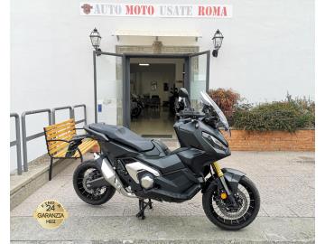 HONDA X-ADV 750 DCT
Immatricolato 2024, 745cc, 6.100Km, 59Cv 43Kw, Euro5.
*** Unico proprietario ***
Con: Motore Bicilindrico in linea, cambio automatio sequenziale a 6 rapporti, computer di bordo, Abs, faro a Led, 4 mappature motore Standard Gravel User Sport Rain, raffreddamento a liquido, cupolino regolabile, freno a mano, chiave Keyless, vano retro scudo, Forcella rovesciata da 41 mm, regolabile nel precarico molla e in estensione idraulica, Monoammortizzatore con Pro-Link, regolabile nel precarico molla, vano sotto sella, doppio cavalletto, trasmissione finale a catena, freni a disco da 296mm anteriore e da 240mm al posteriore, cerchia a raggi da 17“ anteriore e da 15†al posteriore.
Il prezzo proposto di euro 9.400,00euro è legato alla promozione web che prevede un acquisto tramite finanziamento di intero importo, Info in sede.
Il prezzo a Listino senza promo è di euro 10.400,00.
Rimangono sempre esclusi i costi :
-del passaggio di proprietà pari ad euro 200,00.
-messa su strada pari ad euro 200,00 che include l'attivazione della garanzia di 12 mesi completa, all' occorrenza controlli e o tagliando completo preconsegna (olio,filtro olio, filtro aria e tutti i componenti necessari al ripristino), 12 mesi di garanzia estendibili a 24 36mesi in base al veicolo e copre i componenti non soggetti ad usura (dettagli in sede).
I NOSTRI SERVIZI :
-Acquisto diretto con pagamento immediato
-conto vendita
-vendita auto, moto e scooter usati e garantiti
-vendita veicoli d'epoca
-permuta auto con moto e viceversa
-noleggio breve e lungo termine
-finanziamenti personalizzati (rata costante,mini e maxi rate, leasing)
-assistenza post-vendita con società di garanzie e officine partner
-assicurazioni
-consulenze e stime per acquisti tra privati
VISITA il nostro sito internet: automotousateroma.it oppure scarica la nostra App: automotousateroma dall' Apple store o Play store per restare aggiornato sui nostri ultimi arrivi.
VIENI A TROVARCI PER VEDERE DAL VIVO QUESTO VEICOLO :
Auto Moto Usate Roma s.r.l.Via Appia Nuova 23, 00047, Marino (RM) (adiacente Sorelle Ramonda)
*************
HAI UNA PERMUTA?
compila il form sull'App o nel nostro sito automotousateroma.it
oppure inviaci foto e descrizione (modello anno km motore ...)
al nostro numero whatsapp : Cell. 366-6562866 o 351-4646876 Fisso 06-7215841 e-mail : info@automotousateroma.it
*************
La Auto Moto Usate Roma Srl declina ogni responsabilità per eventuali involontarie incongruenze che non rappresentano in alcun modo un impegno contrattuale e invitano i clienti a verificare sempre dal vivo la correttezza dei dati che potrebbero non coincidere con l’effettivo equipaggiamento del veicolo spesso dovuto alla incompatibilità dei dati trasmessi sulle varie piattaforme web. HONDA X-ADV 750 DCT
Immatricolato 2024, 745cc, 6.100Km, 59Cv 43Kw, Euro5.
*** Unico proprietario ***
Con: Motore Bicilindrico in linea, cambio automatio sequenziale a 6 rapporti, computer di bordo, Abs, faro a Led, 4 mappature motore Standard Gravel User Sport Rain, raffreddamento a liquido, cupolino regolabile, freno a mano, chiave Keyless, vano retro scudo, Forcella rovesciata da 41 mm, regolabile nel precarico molla e in estensione idraulica, Monoammortizzatore con Pro-Link, regolabile nel precarico molla, vano sotto sella, doppio cavalletto, trasmissione finale a catena, freni a disco da 296mm anteriore e da 240mm al posteriore, cerchia a raggi da 17“ anteriore e da 15†al posteriore.
Il prezzo proposto di euro 9.400,00euro è legato alla promozione web che prevede un acquisto tramite finanziamento di intero importo, Info in sede.
Il prezzo a Listino senza promo è di euro 10.400,00.
Rimangono sempre esclusi i costi :
-del passaggio di proprietà pari ad euro 200,00.
-messa su strada pari ad euro 200,00 che include l'attivazione della garanzia di 12 mesi completa, all' occorrenza controlli e o tagliando completo preconsegna (olio,filtro olio, filtro aria e tutti i componenti necessari al ripristino), 12 mesi di garanzia estendibili a 24 36mesi in base al veicolo e copre i componenti non soggetti ad usura (dettagli in sede).
I NOSTRI SERVIZI :
-Acquisto diretto con pagamento immediato
-conto vendita
-vendita auto, moto e scooter usati e garantiti
-vendita veicoli d'epoca
-permuta auto con moto e viceversa
-noleggio breve e lungo termine
-finanziamenti personalizzati (rata costante,mini e maxi rate, leasing)
-assistenza post-vendita con società di garanzie e officine partner
-assicurazioni
-consulenze e stime per acquisti tra privati
VISITA il nostro sito internet: automotousateroma.it oppure scarica la nostra App: automotousateroma dall' Apple store o Play store per restare aggiornato sui nostri ultimi arrivi.
VIENI A TROVARCI PER VEDERE DAL VIVO QUESTO VEICOLO :
Auto Moto Usate Roma s.r.l.Via Appia Nuova 23, 00047, Marino (RM) (adiacente Sorelle Ramonda)
*************
HAI UNA PERMUTA?
compila il form sull'App o nel nostro sito automotousateroma.it
oppure inviaci foto e descrizione (modello anno km motore ...)
al nostro numero whatsapp : Cell. 366-6562866 o 351-4646876 Fisso 06-7215841 e-mail : info@automotousateroma.it
*************
La Auto Moto Usate Roma Srl declina ogni responsabilità per eventuali involontarie incongruenze che non rappresentano in alcun modo un impegno contrattuale e invitano i clienti a verificare sempre dal vivo la correttezza dei dati che potrebbero non coincidere con l’effettivo equipaggiamento del veicolo spesso dovuto alla incompatibilità dei dati trasmessi sulle varie piattaforme web.