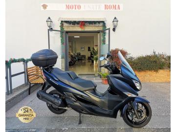SUZUKI BURGMAN AN 400 ABS
Immatricolato 2019, 400cc, 35.790Km, 33Cv/24Kw, Euro4.
*** Scooter secondo proprietario, tutti i tagliandi fatturati ***
Il prezzo proposto di euro 3.900,00 è legato alla promozione web che prevede un acquisto tramite finanziamento, Info in sede.
Il prezzo a Listino senza promo e senza vincoli è di euro 4.300,00.
Rimangono sempre esclusi i costi :
-del passaggio di proprietà pari ad euro 200,00.
-messa su strada pari ad euro 300,00 che include l'attivazione della garanzia di 12 mesi completa, all' occorrenza controlli e/o tagliando completo preconsegna (olio,filtro olio, filtro aria e tutti i componenti necessari al ripristino), 12 mesi di garanzia estendibili a 24/36mesi in base al veicolo e copre i componenti non soggetti ad usura (dettagli in sede).
Descrizione del mezzo: Motore Monocilindrico, cambio automatico con variatore, Abs, raffreddamento a Liquido, doppio vano retro scudo, freno a mano, ampio vano sottosella, doppio cavalletto, Forcella telescopica da 41 mm, Mono ammortizzatore Link-tipe con pre-carico molla regolabile in 7 scatti, doppio freno a disco anteriore da 260mm e da 210mm al posteriore, cerchi da 15†anteriore e da 13†al posteriore.
Accessoriato con: Bauletto kappa, coperta Tucano.
I NOSTRI SERVIZI :
-Acquisto diretto con pagamento immediato
-conto vendita
-vendita auto, moto e scooter usati e garantiti
-vendita veicoli d'epoca
-permuta auto con moto e viceversa
-noleggio breve e lungo termine
-finanziamenti personalizzati (rata costante,mini e maxi rate, leasing)
-assistenza post-vendita con società di garanzie e officine partner
-assicurazioni
-consulenze e stime per acquisti tra privati
VISITA il nostro sito internet: automotousateroma.it oppure scarica la nostra App: automotousateroma dall' Apple store o Play store per restare aggiornato sui nostri ultimi arrivi.
VIENI A TROVARCI PER VEDERE DAL VIVO QUESTO VEICOLO :
Auto Moto Usate Roma s.r.l.Via Appia Nuova 23, 00047, Marino (RM) (adiacente Sorelle Ramonda)
*************
HAI UNA PERMUTA?
compila il form sull'App o nel nostro sito automotousateroma.it
oppure inviaci foto e descrizione (modello anno km motore ...)
al nostro numero whatsapp : Cell. 366-6562866 o 351-4646876 Fisso 06-7215841 e-mail : info@automotousateroma.it
*************
La Auto Moto Usate Roma Srl declina ogni responsabilità per eventuali involontarie incongruenze che non rappresentano in alcun modo un impegno contrattuale e invitano i clienti a verificare sempre dal vivo la correttezza dei dati che potrebbero non coincidere con l’effettivo equipaggiamento del veicolo spesso dovuto alla incompatibilità dei dati trasmessi sulle varie piattaforme web. SUZUKI BURGMAN AN 400 ABS
Immatricolato 2019, 400cc, 35.790Km, 33Cv/24Kw, Euro4.
*** Scooter secondo proprietario, tutti i tagliandi fatturati ***
Il prezzo proposto di euro 3.900,00 è legato alla promozione web che prevede un acquisto tramite finanziamento, Info in sede.
Il prezzo a Listino senza promo e senza vincoli è di euro 4.300,00.
Rimangono sempre esclusi i costi :
-del passaggio di proprietà pari ad euro 200,00.
-messa su strada pari ad euro 300,00 che include l'attivazione della garanzia di 12 mesi completa, all' occorrenza controlli e/o tagliando completo preconsegna (olio,filtro olio, filtro aria e tutti i componenti necessari al ripristino), 12 mesi di garanzia estendibili a 24/36mesi in base al veicolo e copre i componenti non soggetti ad usura (dettagli in sede).
Descrizione del mezzo: Motore Monocilindrico, cambio automatico con variatore, Abs, raffreddamento a Liquido, doppio vano retro scudo, freno a mano, ampio vano sottosella, doppio cavalletto, Forcella telescopica da 41 mm, Mono ammortizzatore Link-tipe con pre-carico molla regolabile in 7 scatti, doppio freno a disco anteriore da 260mm e da 210mm al posteriore, cerchi da 15†anteriore e da 13†al posteriore.
Accessoriato con: Bauletto kappa, coperta Tucano.
I NOSTRI SERVIZI :
-Acquisto diretto con pagamento immediato
-conto vendita
-vendita auto, moto e scooter usati e garantiti
-vendita veicoli d'epoca
-permuta auto con moto e viceversa
-noleggio breve e lungo termine
-finanziamenti personalizzati (rata costante,mini e maxi rate, leasing)
-assistenza post-vendita con società di garanzie e officine partner
-assicurazioni
-consulenze e stime per acquisti tra privati
VISITA il nostro sito internet: automotousateroma.it oppure scarica la nostra App: automotousateroma dall' Apple store o Play store per restare aggiornato sui nostri ultimi arrivi.
VIENI A TROVARCI PER VEDERE DAL VIVO QUESTO VEICOLO :
Auto Moto Usate Roma s.r.l.Via Appia Nuova 23, 00047, Marino (RM) (adiacente Sorelle Ramonda)
*************
HAI UNA PERMUTA?
compila il form sull'App o nel nostro sito automotousateroma.it
oppure inviaci foto e descrizione (modello anno km motore ...)
al nostro numero whatsapp : Cell. 366-6562866 o 351-4646876 Fisso 06-7215841 e-mail : info@automotousateroma.it
*************
La Auto Moto Usate Roma Srl declina ogni responsabilità per eventuali involontarie incongruenze che non rappresentano in alcun modo un impegno contrattuale e invitano i clienti a verificare sempre dal vivo la correttezza dei dati che potrebbero non coincidere con l’effettivo equipaggiamento del veicolo spesso dovuto alla incompatibilità dei dati trasmessi sulle varie piattaforme web.