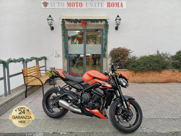 TRIUMPH STREET TRIPLE 765 R 35 kW
Immatricolata 2024, 765cc, 35Kw, 20.500Km, Euro5+.
*** Moto Unicoproprietario – Garanzia Ufficiale fino al 2026, estendibili per altri 2 anni ***
** Depotenziata a Libretto a 35kw **
Il prezzo proposto di euro 7.400,00 è legato alla promozione web che prevede un acquisto tramite finanziamento, Info in sede.
Il prezzo a Listino senza promo e senza vincoli è di euro 8.200,00.
Rimangono sempre esclusi i costi :
-del passaggio di proprietà pari ad euro 200,00.
-messa su strada pari ad euro 300,00 che include l'attivazione della garanzia di 12 mesi completa, all' occorrenza controlli e/o tagliando completo preconsegna (olio,filtro olio, filtro aria e tutti i componenti necessari al ripristino), 12 mesi di garanzia estendibili a 24/36mesi in base al veicolo e copre i componenti non soggetti ad usura (dettagli in sede).
Descrizione del mezzo: Motore Tricilindrico in linea, cambio manuale a 6 rapporti, Abs, computer di bordo, contamarce, faro a Led, 4 Mappature motore Road/Rain/Rider/Sport, raffreddamento a Liquido, Forcelle Showa a steli rovesciati da 41mm con funzioni separate (SFF), smorzamento in compressione ed estensione regolabili, Monoammortizzatore Showa con serbatoio piggyback, regolabile in compressione, estensione e precarico, doppio disco anteriore da 310mm e da 220mm al posteriore, cerchi da 17â€.
Accessoriata con: Tamponi ruota anteriore, tamponi motore, copri karter, unghia monoposto, porta targa, specchietti a manubrio, talloni pedane in carbonio.
I NOSTRI SERVIZI :
-Acquisto diretto con pagamento immediato
-conto vendita
-vendita auto, moto e scooter usati e garantiti
-vendita veicoli d'epoca
-permuta auto con moto e viceversa
-noleggio breve e lungo termine
-finanziamenti personalizzati (rata costante,mini e maxi rate, leasing)
-assistenza post-vendita con società di garanzie e officine partner
-assicurazioni
-consulenze e stime per acquisti tra privati
VISITA il nostro sito internet: automotousateroma.it oppure scarica la nostra App: automotousateroma dall' Apple store o Play store per restare aggiornato sui nostri ultimi arrivi.
VIENI A TROVARCI PER VEDERE DAL VIVO QUESTO VEICOLO :
Auto Moto Usate Roma s.r.l.Via Appia Nuova 23, 00047, Marino (RM) (adiacente Sorelle Ramonda)
*************
HAI UNA PERMUTA?
compila il form sull'App o nel nostro sito automotousateroma.it
oppure inviaci foto e descrizione (modello anno km motore ...)
al nostro numero whatsapp : Cell. 366-6562866 o 351-4646876 Fisso 06-7215841 e-mail : info@automotousateroma.it
*************
La Auto Moto Usate Roma Srl declina ogni responsabilità per eventuali involontarie incongruenze che non rappresentano in alcun modo un impegno contrattuale e invitano i clienti a verificare sempre dal vivo la correttezza dei dati che potrebbero non coincidere con l’effettivo equipaggiamento del veicolo spesso dovuto alla incompatibilità dei dati trasmessi sulle varie piattaforme web. TRIUMPH STREET TRIPLE 765 R 35 kW
Immatricolata 2024, 765cc, 35Kw, 20.500Km, Euro5+.
*** Moto Unicoproprietario – Garanzia Ufficiale fino al 2026, estendibili per altri 2 anni ***
** Depotenziata a Libretto a 35kw **
Il prezzo proposto di euro 7.400,00 è legato alla promozione web che prevede un acquisto tramite finanziamento, Info in sede.
Il prezzo a Listino senza promo e senza vincoli è di euro 8.200,00.
Rimangono sempre esclusi i costi :
-del passaggio di proprietà pari ad euro 200,00.
-messa su strada pari ad euro 300,00 che include l'attivazione della garanzia di 12 mesi completa, all' occorrenza controlli e/o tagliando completo preconsegna (olio,filtro olio, filtro aria e tutti i componenti necessari al ripristino), 12 mesi di garanzia estendibili a 24/36mesi in base al veicolo e copre i componenti non soggetti ad usura (dettagli in sede).
Descrizione del mezzo: Motore Tricilindrico in linea, cambio manuale a 6 rapporti, Abs, computer di bordo, contamarce, faro a Led, 4 Mappature motore Road/Rain/Rider/Sport, raffreddamento a Liquido, Forcelle Showa a steli rovesciati da 41mm con funzioni separate (SFF), smorzamento in compressione ed estensione regolabili, Monoammortizzatore Showa con serbatoio piggyback, regolabile in compressione, estensione e precarico, doppio disco anteriore da 310mm e da 220mm al posteriore, cerchi da 17â€.
Accessoriata con: Tamponi ruota anteriore, tamponi motore, copri karter, unghia monoposto, porta targa, specchietti a manubrio, talloni pedane in carbonio.
I NOSTRI SERVIZI :
-Acquisto diretto con pagamento immediato
-conto vendita
-vendita auto, moto e scooter usati e garantiti
-vendita veicoli d'epoca
-permuta auto con moto e viceversa
-noleggio breve e lungo termine
-finanziamenti personalizzati (rata costante,mini e maxi rate, leasing)
-assistenza post-vendita con società di garanzie e officine partner
-assicurazioni
-consulenze e stime per acquisti tra privati
VISITA il nostro sito internet: automotousateroma.it oppure scarica la nostra App: automotousateroma dall' Apple store o Play store per restare aggiornato sui nostri ultimi arrivi.
VIENI A TROVARCI PER VEDERE DAL VIVO QUESTO VEICOLO :
Auto Moto Usate Roma s.r.l.Via Appia Nuova 23, 00047, Marino (RM) (adiacente Sorelle Ramonda)
*************
HAI UNA PERMUTA?
compila il form sull'App o nel nostro sito automotousateroma.it
oppure inviaci foto e descrizione (modello anno km motore ...)
al nostro numero whatsapp : Cell. 366-6562866 o 351-4646876 Fisso 06-7215841 e-mail : info@automotousateroma.it
*************
La Auto Moto Usate Roma Srl declina ogni responsabilità per eventuali involontarie incongruenze che non rappresentano in alcun modo un impegno contrattuale e invitano i clienti a verificare sempre dal vivo la correttezza dei dati che potrebbero non coincidere con l’effettivo equipaggiamento del veicolo spesso dovuto alla incompatibilità dei dati trasmessi sulle varie piattaforme web.
