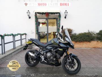TRIUMPH TIGER SPORT 800
Immatricolata 2025, 798cc, 115Cv/85kW, 8.500Km, Euro5+.
*** Moto Unicoproprietario – Garanzia Ufficiale fino al 2026, estendibili per altri 2 anni ***
** Colorazione Sapphire Black **
Il prezzo proposto di euro 8.900,00 è legato alla promozione web che prevede un acquisto tramite finanziamento, Info in sede.
Il prezzo a Listino senza promo e senza vincoli è di euro 9.900,00.
Rimangono sempre esclusi i costi :
-del passaggio di proprietà pari ad euro 200,00.
-messa su strada pari ad euro 300,00 che include l'attivazione della garanzia di 12 mesi completa, all' occorrenza controlli e/o tagliando completo preconsegna (olio,filtro olio, filtro aria e tutti i componenti necessari al ripristino), 12 mesi di garanzia estendibili a 24/36mesi in base al veicolo e copre i componenti non soggetti ad usura (dettagli in sede).
Descrizione del mezzo: Motore Tricilindrico in linea, cambio manuale a 6 rapporti, Abs, computer di bordo, contamarce, faro a Led, 3 Mappature motore Road/Rain/Sport, raffreddamento a Liquido, Forcella Showa a steli rovesciati da 41mm regolabile in compressione ed estensione, monoammortizzatore Showa regolabile nel precarico, doppio freno a disco anteriore da 310mm e da 255mm al posteriore, cerchi da 17â€.
Accessoriata con: Cruise control, Triumph Shift Assist.
I NOSTRI SERVIZI :
-Acquisto diretto con pagamento immediato
-conto vendita
-vendita auto, moto e scooter usati e garantiti
-vendita veicoli d'epoca
-permuta auto con moto e viceversa
-noleggio breve e lungo termine
-finanziamenti personalizzati (rata costante,mini e maxi rate, leasing)
-assistenza post-vendita con società di garanzie e officine partner
-assicurazioni
-consulenze e stime per acquisti tra privati
VISITA il nostro sito internet: automotousateroma.it oppure scarica la nostra App: automotousateroma dall' Apple store o Play store per restare aggiornato sui nostri ultimi arrivi.
VIENI A TROVARCI PER VEDERE DAL VIVO QUESTO VEICOLO :
Auto Moto Usate Roma s.r.l.Via Appia Nuova 23, 00047, Marino (RM) (adiacente Sorelle Ramonda)
*************
HAI UNA PERMUTA?
compila il form sull'App o nel nostro sito automotousateroma.it
oppure inviaci foto e descrizione (modello anno km motore ...)
al nostro numero whatsapp : Cell. 366-6562866 o 351-4646876 Fisso 06-7215841 e-mail : info@automotousateroma.it
*************
La Auto Moto Usate Roma Srl declina ogni responsabilità per eventuali involontarie incongruenze che non rappresentano in alcun modo un impegno contrattuale e invitano i clienti a verificare sempre dal vivo la correttezza dei dati che potrebbero non coincidere con l’effettivo equipaggiamento del veicolo spesso dovuto alla incompatibilità dei dati trasmessi sulle varie piattaforme web. TRIUMPH TIGER SPORT 800
Immatricolata 2025, 798cc, 115Cv/85kW, 8.500Km, Euro5+.
*** Moto Unicoproprietario – Garanzia Ufficiale fino al 2026, estendibili per altri 2 anni ***
** Colorazione Sapphire Black **
Il prezzo proposto di euro 8.900,00 è legato alla promozione web che prevede un acquisto tramite finanziamento, Info in sede.
Il prezzo a Listino senza promo e senza vincoli è di euro 9.900,00.
Rimangono sempre esclusi i costi :
-del passaggio di proprietà pari ad euro 200,00.
-messa su strada pari ad euro 300,00 che include l'attivazione della garanzia di 12 mesi completa, all' occorrenza controlli e/o tagliando completo preconsegna (olio,filtro olio, filtro aria e tutti i componenti necessari al ripristino), 12 mesi di garanzia estendibili a 24/36mesi in base al veicolo e copre i componenti non soggetti ad usura (dettagli in sede).
Descrizione del mezzo: Motore Tricilindrico in linea, cambio manuale a 6 rapporti, Abs, computer di bordo, contamarce, faro a Led, 3 Mappature motore Road/Rain/Sport, raffreddamento a Liquido, Forcella Showa a steli rovesciati da 41mm regolabile in compressione ed estensione, monoammortizzatore Showa regolabile nel precarico, doppio freno a disco anteriore da 310mm e da 255mm al posteriore, cerchi da 17â€.
Accessoriata con: Cruise control, Triumph Shift Assist.
I NOSTRI SERVIZI :
-Acquisto diretto con pagamento immediato
-conto vendita
-vendita auto, moto e scooter usati e garantiti
-vendita veicoli d'epoca
-permuta auto con moto e viceversa
-noleggio breve e lungo termine
-finanziamenti personalizzati (rata costante,mini e maxi rate, leasing)
-assistenza post-vendita con società di garanzie e officine partner
-assicurazioni
-consulenze e stime per acquisti tra privati
VISITA il nostro sito internet: automotousateroma.it oppure scarica la nostra App: automotousateroma dall' Apple store o Play store per restare aggiornato sui nostri ultimi arrivi.
VIENI A TROVARCI PER VEDERE DAL VIVO QUESTO VEICOLO :
Auto Moto Usate Roma s.r.l.Via Appia Nuova 23, 00047, Marino (RM) (adiacente Sorelle Ramonda)
*************
HAI UNA PERMUTA?
compila il form sull'App o nel nostro sito automotousateroma.it
oppure inviaci foto e descrizione (modello anno km motore ...)
al nostro numero whatsapp : Cell. 366-6562866 o 351-4646876 Fisso 06-7215841 e-mail : info@automotousateroma.it
*************
La Auto Moto Usate Roma Srl declina ogni responsabilità per eventuali involontarie incongruenze che non rappresentano in alcun modo un impegno contrattuale e invitano i clienti a verificare sempre dal vivo la correttezza dei dati che potrebbero non coincidere con l’effettivo equipaggiamento del veicolo spesso dovuto alla incompatibilità dei dati trasmessi sulle varie piattaforme web.